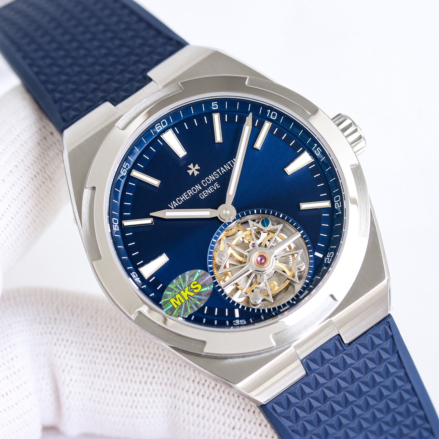 NO:944319,MKS is the pinnacle of cardless appearance and the king of steel watches. The Vacheron Constantin Overseas Tourbillon is the first tourbillon watch in this series. It has a stylish appearance and exquisite craftsmanship. It can be said to be the crowning work in the series. 1 The case is made of 316L stainless steel, with dynamic and smooth lines; it is exquisitely polished.  2. The movement has a Vacheron Constantin Maltese cross-shaped three-dimensional tourbillon logo at 6 o'clock. The flywheel frame crossbars are all hand-polished and chamfered, truly reflecting the watchmaker's craftsmanship standards. 3. The dial has a characteristic translucent blue paint surface with a sunburst satin brushing effect, super Swiss luminous coating scales, and the hour and minute hands have white luminous coating, making it easier to read the time at night.  4. The diameter of the watch is the same as the original. The diameter is 42.5X13.5 mm. 5. The watch mirror is a double-sided high-definition and transparent sapphire crystal mirror!  6 The strap adopts a stainless steel bracelet with a polished half Maltese cross design logo and satin brushed links. It is equipped with a stainless steel three-section folding buckle and button, as well as a comfort adjustment device system. In addition, it is also equipped with an replaceable blue rubber strap to meet the different matching needs of the wearer.  The new Vacheron Constantin Overseas series tourbillon can be said to be the crowning fraud of this series. It has the unique shape design in the series and is blessed with the complex functions of the tourbillon. It achieves a harmonious beauty between elegance and leisure, once again interpreting the charm of watchmaking.,,versace,vacheron19860909MKS无卡度颜值巅峰、钢表之王,江诗丹顿Overseas纵横四海陀飞轮,该系列中第一枚陀飞轮腕表,外观时尚,工艺精美,可谓为系列中的加冕之作. 1表壳采用316L精钢材质,线条动感流畅；打磨抛光细腻精致. 2机芯6点位置带有江诗丹顿马耳他十字型的立体陀飞轮标志,飞轮的框架横杆全部以手工打磨倒角,真正体现制表师的工艺标准. 3表盘表盘以特色代表性的半透明蓝色漆面,并带有旭日纹缎面拉丝效果,超强瑞士夜光涂层刻度,时针与分针均有白色夜光涂层,更加方便夜间读时. 4表径尺寸与原装一致直径42.5X13.5毫米 5表镜双面高清透彻蓝宝石水晶镜面！ 6表带采用精钢表链,经抛光处理的半马耳他十字设计标识和缎面拉丝链节,配有精钢三段折叠式表扣和按钮,以及舒适度调节装置系统.除此之外,还配有可替换的蓝色橡胶表带.满足佩戴者不同的搭配需求. 全新江诗丹顿Overseas纵横四海系列陀飞轮可以说是这一系列的加冕之诈,拥有系列中特色造型设计,更有陀飞轮复杂功能的加持.在优雅和休闲之间达到了一种和谐之美,再一次演绎制表魅力.,,versace,vacheron,Watch