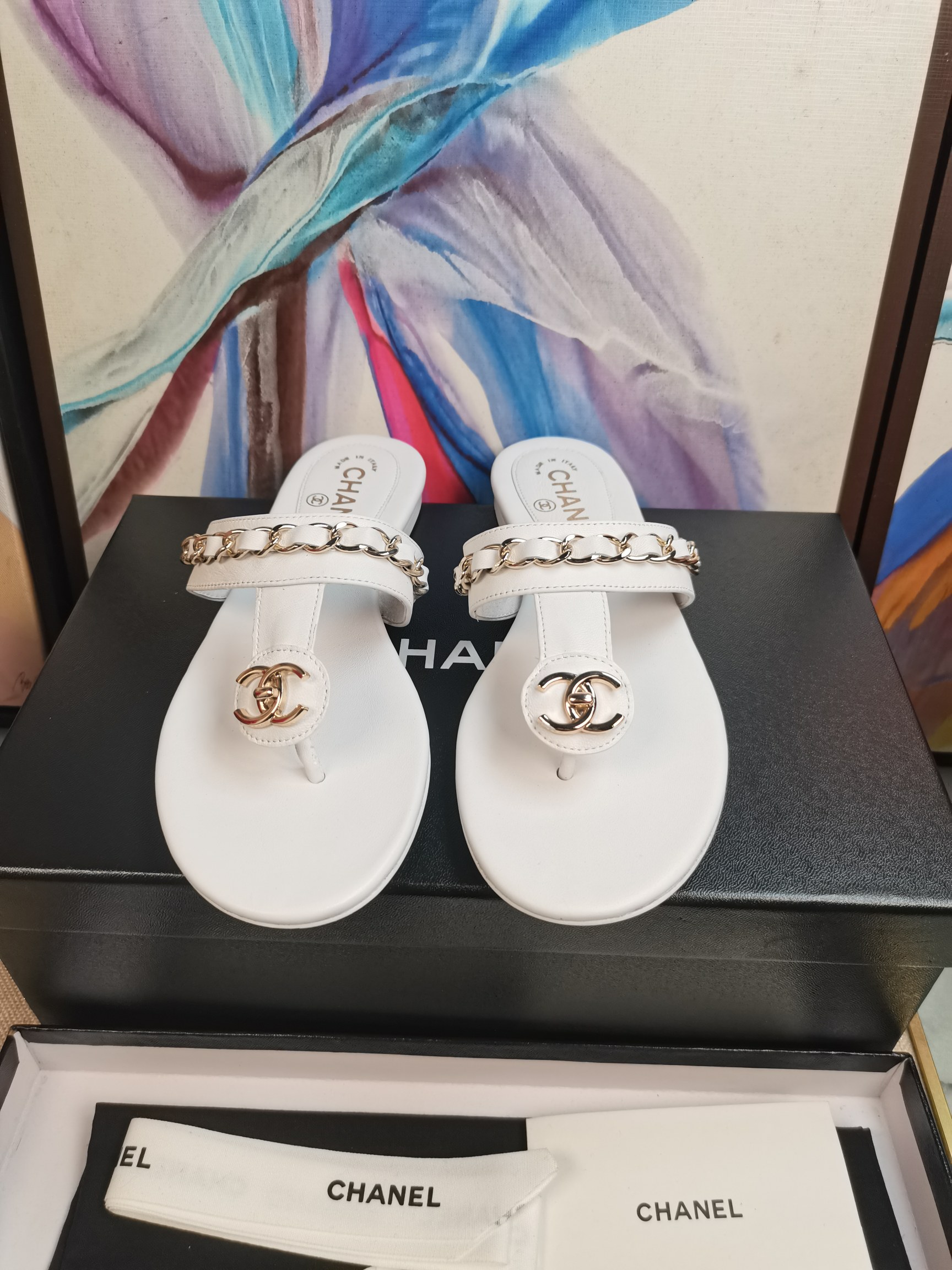 Las chanclas chanel 25p chain ⛓ son como un pequeño objeto delicado y hermoso; ¡estas exquisitas artesanías casi cubren…