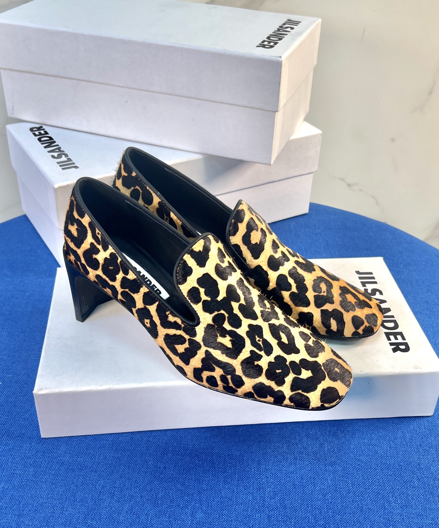 NO:651481,FW25 new shoes JILSANDER #gilsander# It’s time to buy a pair of shoes that are both comfortable and good-looking. These deep-mouth door-to-door shoes are specially designed to fit your feet and show your capable temperament. They are made of classic and elegant cowhide leather, soft and delicate, easy to match with elegant head styles and sexy chain designs, revealing a lingering femininity. Breathable sheepskin lining, comfortable and not stuffy, comfortable to wear, and not tiring when walking.  Outsole Italian genuine leather sole + injection molded rubber (original plate technology) There are two options: flat sole and heel height 6.5cm, size 35-41, single shoes, jil sander, cowhide, sheepskin19860909FW25 新品单鞋 JILSANDER #吉尔桑德#好穿又好看的单鞋入秋该买单鞋了、这款深口门密鞋特别装脚,彰显干练气质,经典高雅牛皮材质,柔软细腻,易搭配优雅头型搭配性感链条设计,流露着若影若现的女人味.透气羊皮内里,舒适不闷脚,越穿越舒适,穿上走路完全不累 大底意大利真皮底＋注塑橡胶（原板工艺） 有平底和跟高 6.5cm两个选择 size 35-41,单鞋,jil sander,cowhide,sheepskin,Women's Shoes