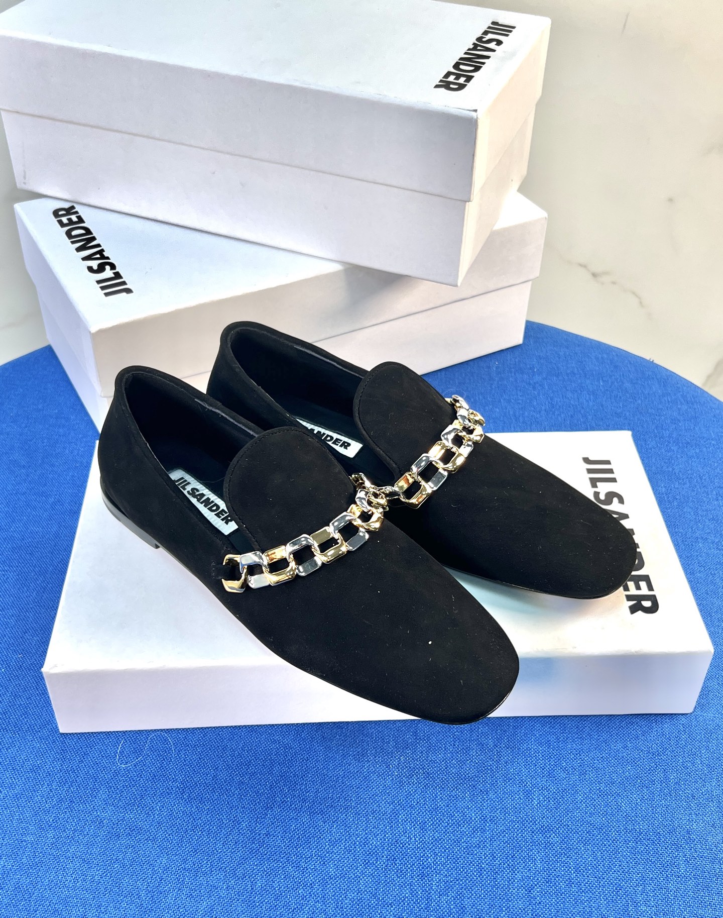 NO:651488,FW25 new shoes JILSANDER #gilsander# It’s time to buy a pair of shoes that are both comfortable and good-looking. These deep-mouth door-to-door shoes are specially designed to fit your feet and show your capable temperament. They are made of classic and elegant cowhide leather, soft and delicate, easy to match with elegant head styles and sexy chain designs, revealing a lingering femininity. Breathable sheepskin lining, comfortable and not stuffy, comfortable to wear, and not tiring when walking.  Outsole Italian genuine leather sole + injection molded rubber (original plate technology) There are two options: flat sole and heel height 6.5cm size 35-41 flat sole, single shoes, jil sander, cowhide, sheepskin19860909FW25 新品单鞋 JILSANDER #吉尔桑德#好穿又好看的单鞋入秋该买单鞋了、这款深口门密鞋特别装脚,彰显干练气质,经典高雅牛皮材质,柔软细腻,易搭配优雅头型搭配性感链条设计,流露着若影若现的女人味.透气羊皮内里,舒适不闷脚,越穿越舒适,穿上走路完全不累 大底意大利真皮底＋注塑橡胶（原板工艺） 有平底和跟高 6.5cm两个选择 size 35-41 平底,单鞋,jil sander,cowhide,sheepskin,Women's Shoes