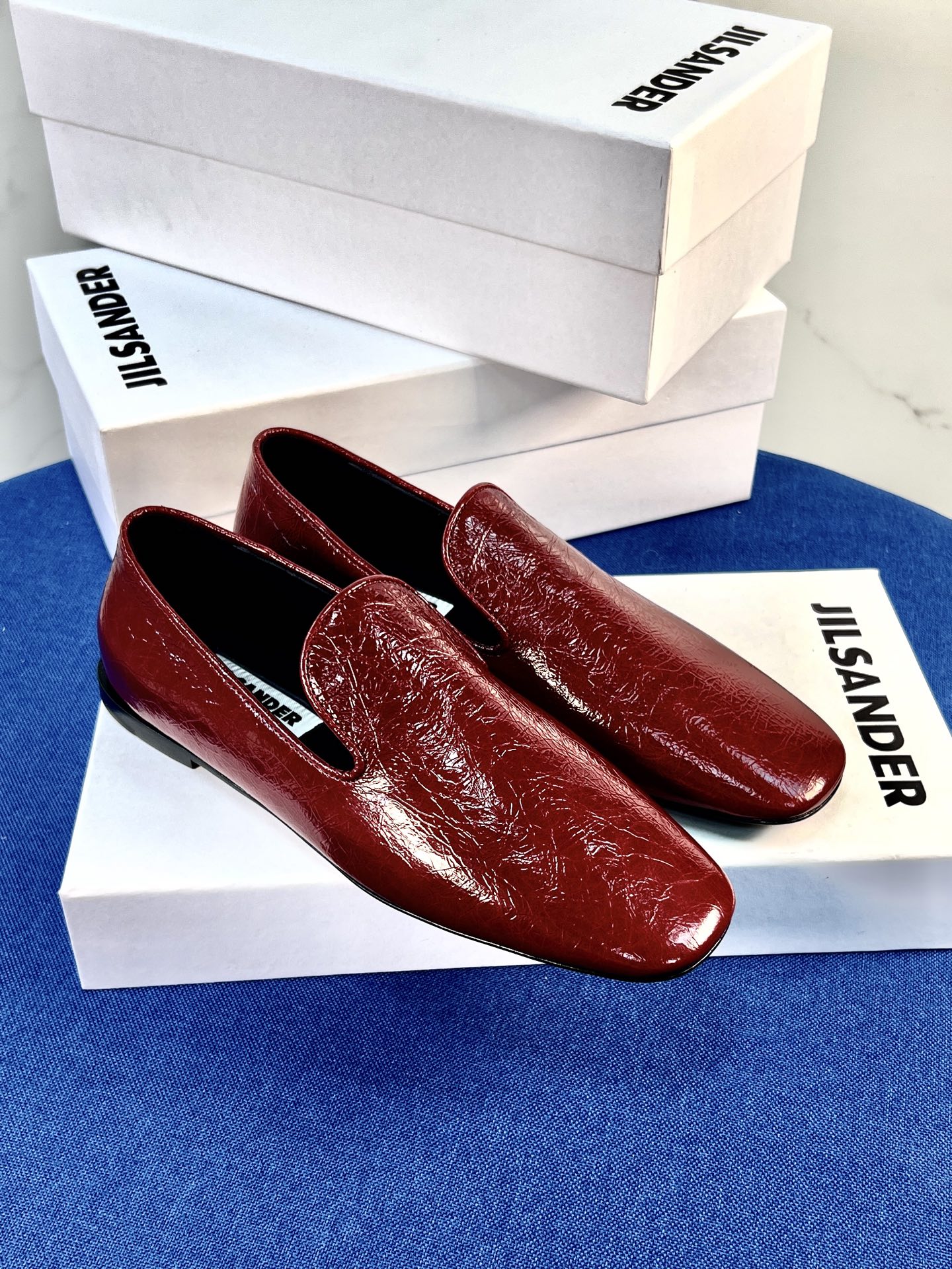 NO:651496,FW25 new shoes JILSANDER #gilsander# It’s time to buy a pair of shoes that are both comfortable and good-looking. These deep-mouth door-to-door shoes are specially designed to fit your feet and show your capable temperament. They are made of classic and elegant cowhide leather, soft and delicate, easy to match with elegant head styles and sexy chain designs, revealing a lingering femininity. Breathable sheepskin lining, comfortable and not stuffy, comfortable to wear, and not tiring when walking.  Outsole Italian genuine leather sole + injection molded rubber (original plate technology) There are two options: flat sole and heel height 6.5cm size 35-41 flat sole smooth, single shoes, jil sander, cowhide, sheepskin19860909FW25 新品单鞋 JILSANDER #吉尔桑德#好穿又好看的单鞋入秋该买单鞋了、这款深口门密鞋特别装脚,彰显干练气质,经典高雅牛皮材质,柔软细腻,易搭配优雅头型搭配性感链条设计,流露着若影若现的女人味.透气羊皮内里,舒适不闷脚,越穿越舒适,穿上走路完全不累 大底意大利真皮底＋注塑橡胶（原板工艺） 有平底和跟高 6.5cm两个选择 size 35-41 平底光面,单鞋,jil sander,cowhide,sheepskin,Women's Shoes