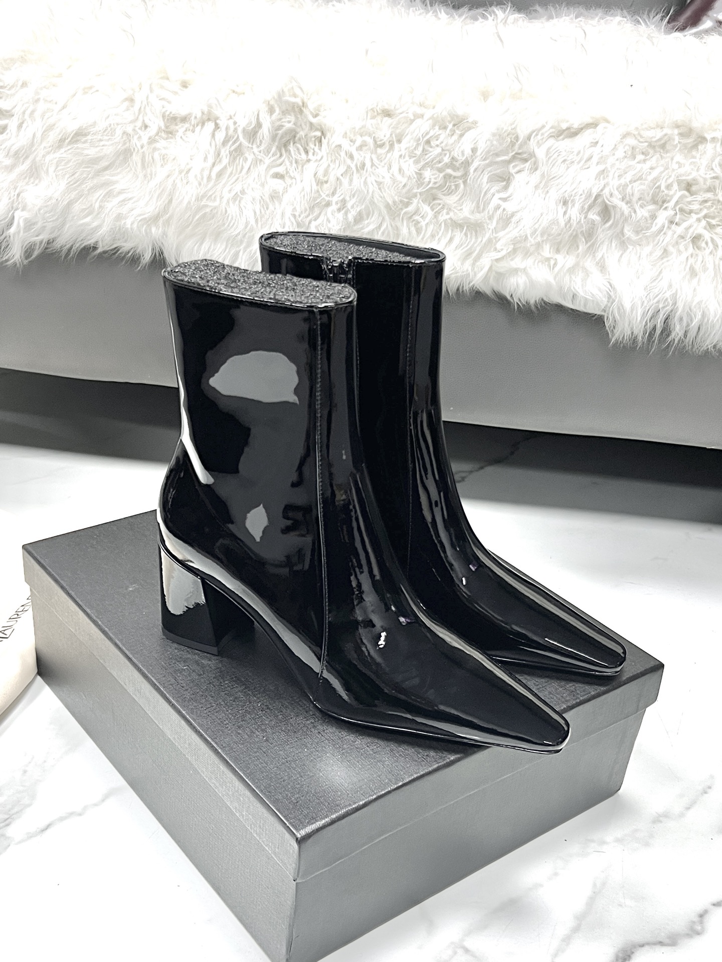 NO:651511,YSL 25A thick heel short boots retro modern short boots autumn and winter thick heel square toe Yves Saint Laurent's new sexy and elegant shoes This new autumn and winter small square toe high heel zipper boots are super slim on the feet, great comfort, very versatile, highly recommended. Calf leather upper, sheepskin foot pads lining, Italian genuine leather outsole, heel height 6.5 cm size 35-41, boots, saint laurent, saint  laurent,boots,cowhide,sheepskin,Leather soles19860909YSL 25A粗跟短靴复古摩登短靴秋冬粗跟方头圣罗兰新款性感优雅美鞋 这款秋冬新款小方头高跟拉链靴子上脚超显瘦脚,舒适度棒棒滴,非常百搭,值得推荐 鞋面小牛皮面 内里羊皮垫脚、鞋底意大利真皮大底,跟高6.5公分 size 35-41,靴子,saint laurent,saint laurent,boots,cowhide,sheepskin,Leather soles,Women's Shoes