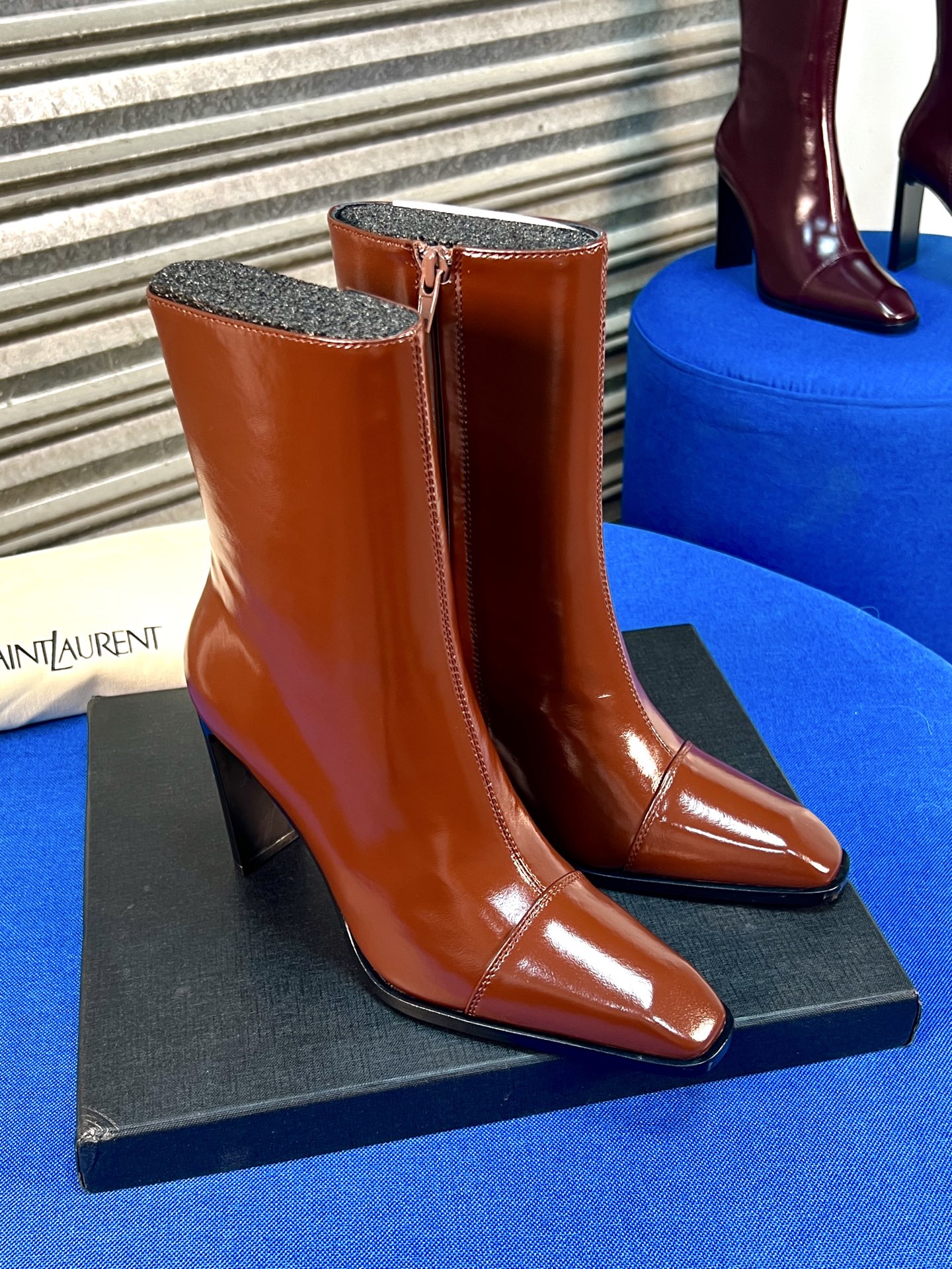 NO:651519,Yang Shulin (hot style) YSL 25A classic thick heel short boots, retro modern short boots, autumn and winter thick heel square toe Saint Laurent new sexy and elegant shoes. This autumn and winter new small square toe high heel zipper boots are super slim on the feet. They are very comfortable and very versatile. They are worth recommending. The quality materials are absolutely excellent. The upper is calf leather, the inner sheepskin foot pad, the sole is Italian leather outsole, and the heel height is 9.5 cm. size 35-41, boots, saint  laurent,saint laurent,boots,sheepskin,Leather soles19860909杨树林（爆款）YSL 25A经典粗跟短靴复古摩登短靴秋冬粗跟方头圣罗兰新款性感优雅美鞋 这款秋冬新款小方头高跟拉链靴子上脚超显瘦脚,舒适度棒棒滴,非常百搭,值得推荐品质用料绝对超好 鞋面小牛油皮面 内里羊皮垫脚、鞋底意大利真皮大底,跟高9.5公分 size 35-41,靴子,saint laurent,saint laurent,boots,sheepskin,Leather soles,Women's Shoes