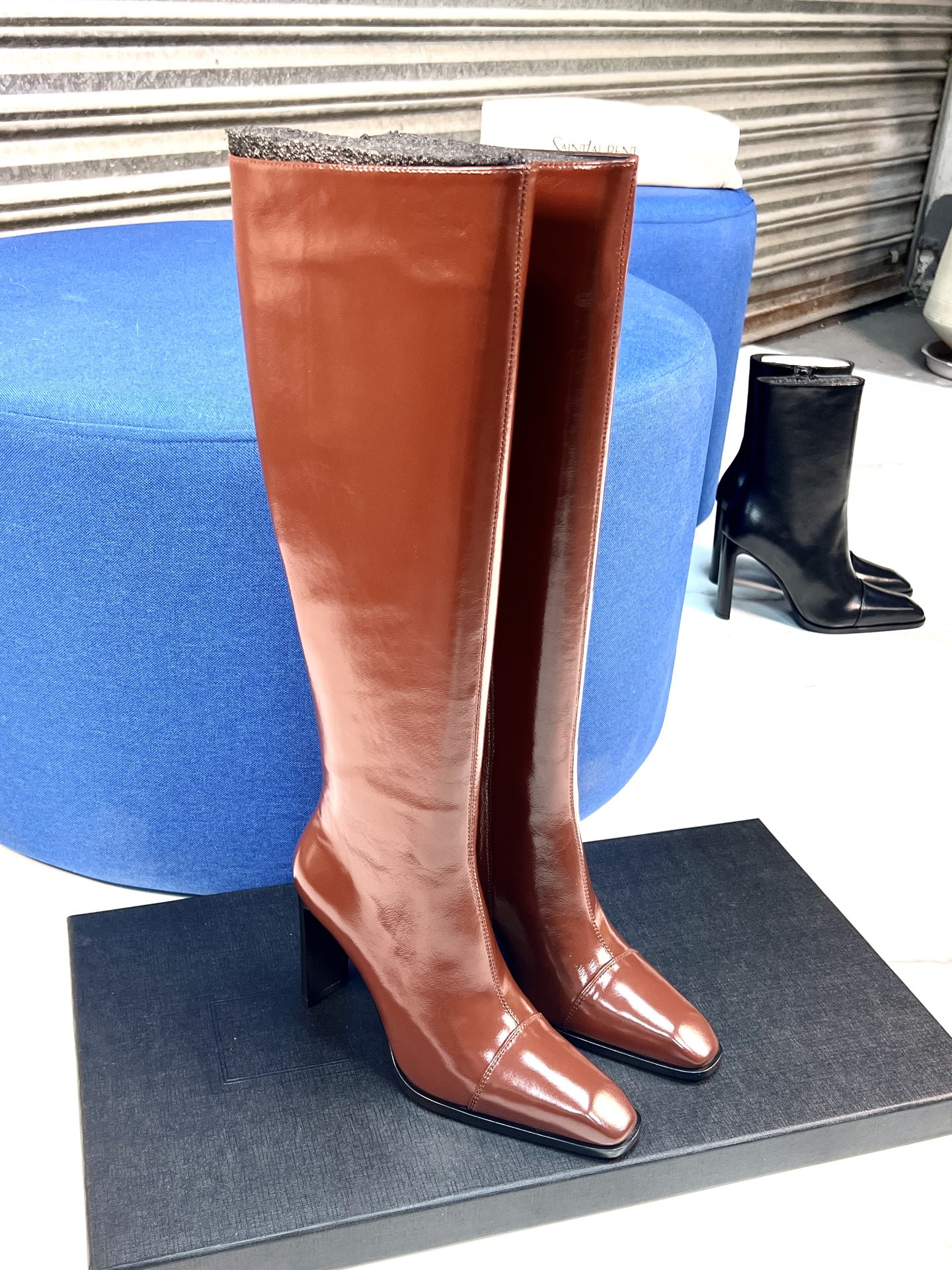 NO:651474,Yang Shulin (popular model) YSL 25A classic thick heel boots, retro modern boots, autumn and winter thick heel square toe Saint Laurent's new sexy and elegant shoes. This new autumn and winter small square toe high heel zipper boots are super slim on the feet. They are very comfortable and very versatile. It is worth recommending. The quality materials are absolutely excellent. The upper is calf leather, the inner sheepskin foot pad, the sole is Italian leather outsole, and the heel height is 9.5 cm. size 35-41, boots, saint  laurent,saint laurent,boots,sheepskin,Leather soles19860909杨树林（爆款）YSL 25A经典粗跟长靴复古摩登长靴秋冬粗跟方头圣罗兰新款性感优雅美鞋 这款秋冬新款小方头高跟拉链靴子上脚超显瘦脚,舒适度棒棒滴,非常百搭,值得推荐品质用料绝对超好 鞋面小牛油皮面 内里羊皮垫脚、鞋底意大利真皮大底,跟高9.5公分 size 35-41,靴子,saint laurent,saint laurent,boots,sheepskin,Leather soles,Women's Shoes