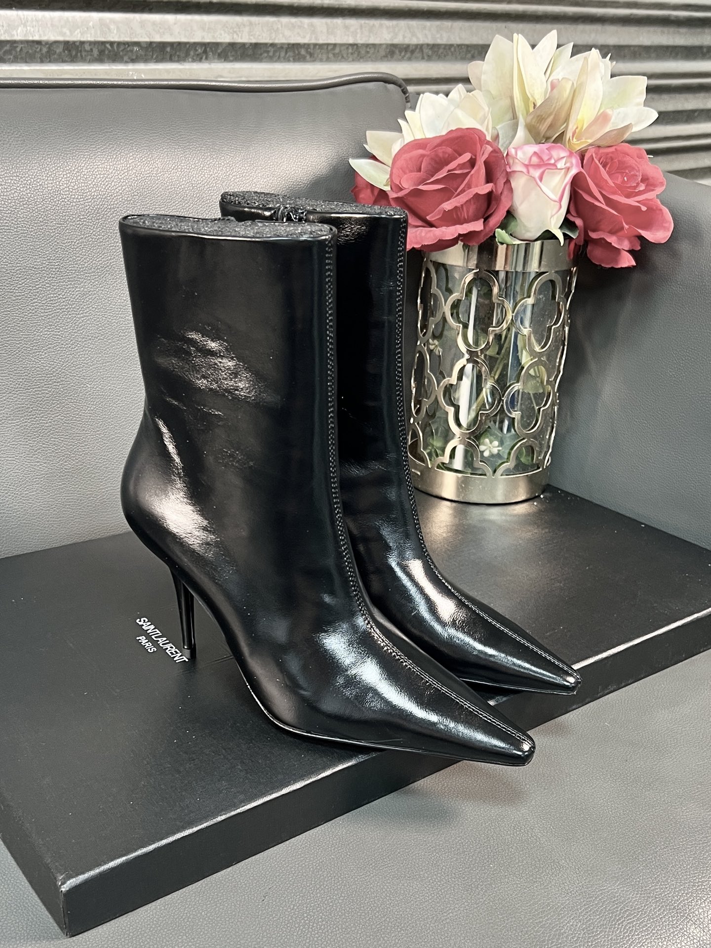 NO:651482,New Yang Shulin (hot style) YSL 25A classic wine glass heel short boots, retro modern short boots, autumn and winter thin heel, square toe Yves Saint Laurent's new sexy and elegant shoes. This new autumn and winter small square toe high heel zipper boots are super slim on the feet. They are very comfortable and very versatile. It is worth recommending. The quality materials are absolutely excellent. The upper is calf oil leather. The inner sheepskin foot pad, the sole is Italian leather outsole, and the heel height is 8.5 cm. size  35-41,boots,saint laurent,saint laurent,boots,sheepskin,Leather soles19860909新款杨树林（爆款）YSL 25A经典酒杯跟短靴复古摩登短靴秋冬细跟方头圣罗兰新款性感优雅美鞋 这款秋冬新款小方头高跟拉链靴子上脚超显瘦脚,舒适度棒棒滴,非常百搭,值得推荐品质用料绝对超好 鞋面小牛油皮面 内里羊皮垫脚、鞋底意大利真皮大底,跟高8.5公分 size 35-41,靴子,saint laurent,saint laurent,boots,sheepskin,Leather soles,Women's Shoes