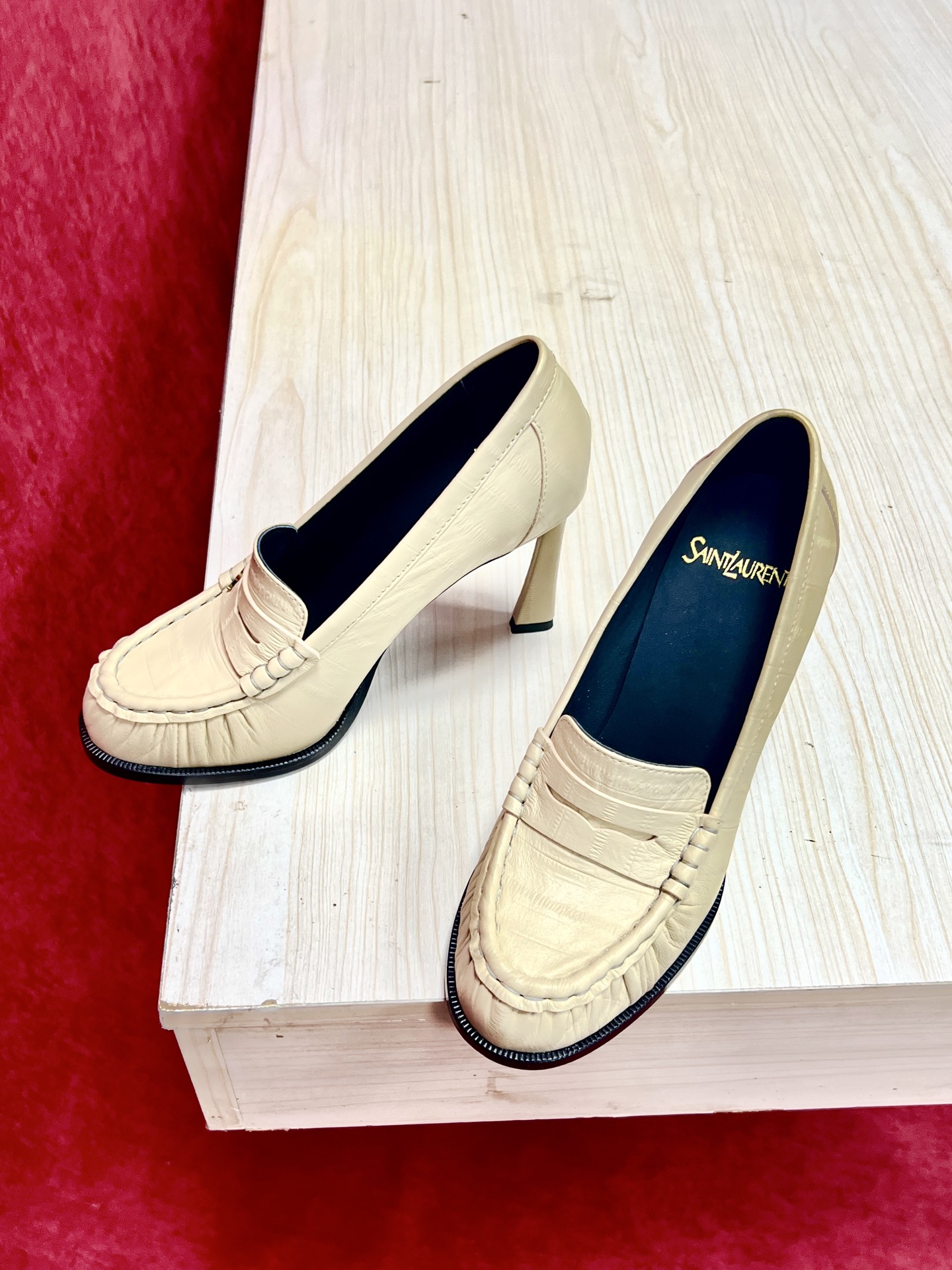NO:680512,YSL Yves Saint Laurent (Yang Shulin) popular loafers made of eel leather Each pair of these loafers has different details. From eels to calfskin, from metal buckles to heels, from flat to high-heeled, different styles are suitable for different wearing scenarios. You can choose the simple style for daily commuting, which is suitable for matching suits or dresses. You can choose the high-heeled style for dating, which is elegant and feminine. When shopping, you can choose the flat-heeled style, which is fashionable and warm. It is comfortable and does not rub your feet, and your temperament is instantly improved. I really love it! I prefer loafers more in the past two years. Loafers are also my favorite lazy shoes in the past two years. You can basically go out with just one step. They are super convenient and comfortable. They are very versatile and worth recommending. The upper is eel leather, the lining is sheepskin, and the sole is Italian genuine leather. The heel height is 9.5 cm. Size 35-41. Loafers, saint laurent, saint laurent, loafers, high heels, skirts, business. suit,cowhide,sheepskin,leather soles19860909YSL Yves Saint Laurent (杨树林）大爆款樂福鞋鳗鱼皮制造 这款乐福鞋,每一双都有不同的细节.从鳗鱼到胎牛猄面或者小牛皮,从金属扣到跟底,从平底款到高跟款,不同的款式适配不同的穿搭场景.日常通勤可以选择简约款,搭配西装或连衣裙都很合适.约会可以选择高跟款,优雅又有女人味.逛街可以选择平跟款,时尚又保暖.上脚舒适不磨脚,气质瞬间提升,真的太爱了！ 近两年偏爱乐福鞋多点,乐福鞋也是近两年比较喜欢的懒人鞋型基本脚一蹬就可以出门、超方便,舒适度棒棒滴,非常百搭,值得推荐 鞋面鳗鱼皮面 内里羊皮垫脚、鞋底意大利真皮大底,跟高9.5公分 size 35-41,乐福鞋高跟鞋,saint laurent,saint laurent,loafers,high heels,skirts,business suit,cowhide,sheepskin,Leather soles,Women's Shoes