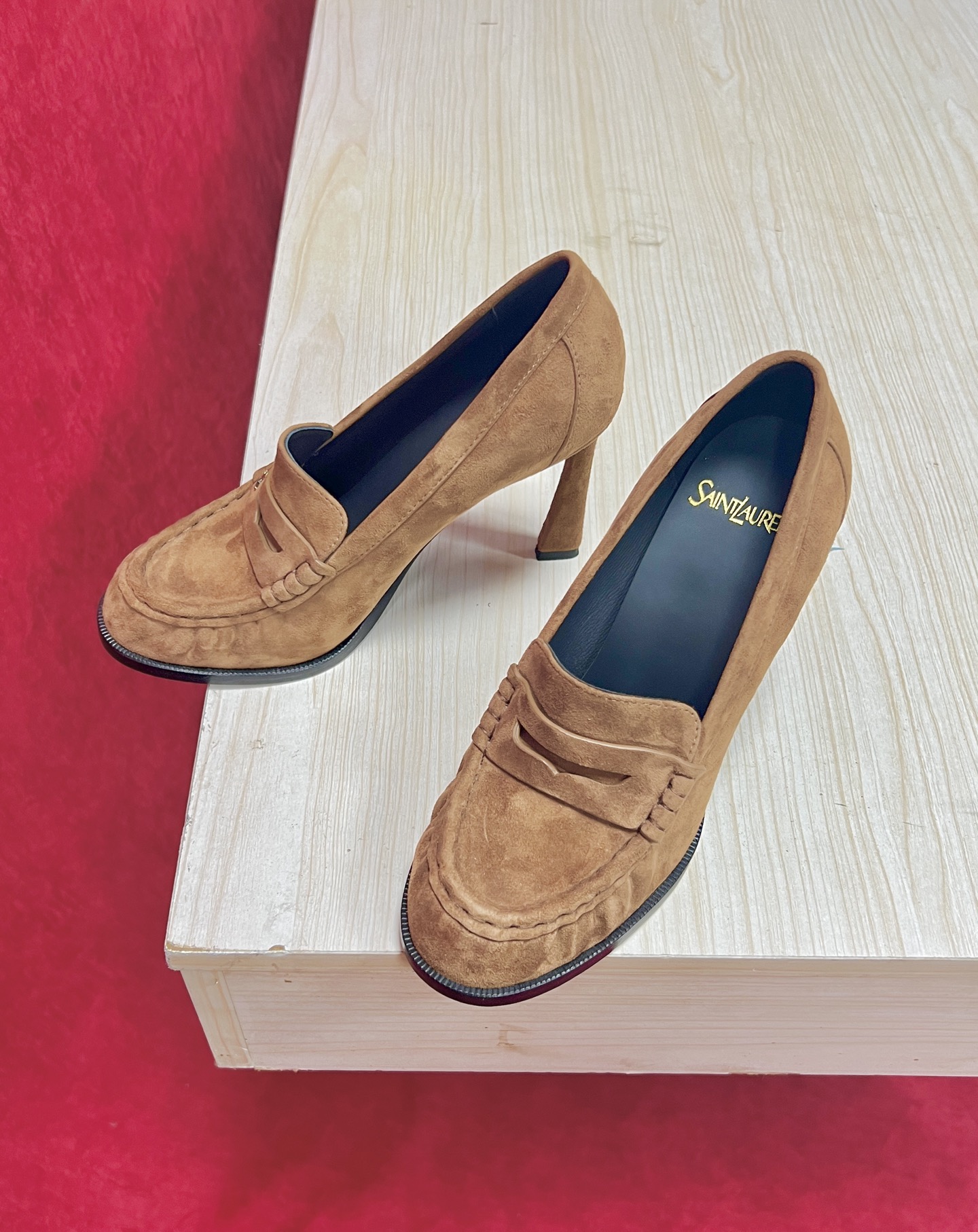 NO:680519,YSL Yves Saint Laurent (Yang Shulin) popular loafers made of cashmere and suede Each pair of these loafers has different details. From eels to calfskin, from metal buckles to heels, from flat to high-heeled, different styles are suitable for different wearing scenarios. You can choose the simple style for daily commuting, which is suitable for matching suits or dresses. You can choose the high-heeled style for dating, which is elegant and feminine. When shopping, you can choose the flat-heeled style, which is fashionable and warm. It is comfortable and does not rub your feet, and your temperament is instantly improved. I really love it! I prefer loafers more in the past two years. Loafers are also my favorite lazy shoes in the past two years. You can basically go out with just one step. They are super convenient and comfortable. They are very versatile and worth recommending. The upper is eel leather, the lining is sheepskin, and the sole is Italian genuine leather. The heel height is 9.5 cm. Size 35-41. Loafers, saint laurent, saint laurent, loafers, high heels, skirts, business. suit,cowhide,sheepskin,leather soles19860909YSL Yves Saint Laurent (杨树林）大爆款樂福鞋小羊绒猄皮制造 这款乐福鞋,每一双都有不同的细节.从鳗鱼到胎牛猄面或者小牛皮,从金属扣到跟底,从平底款到高跟款,不同的款式适配不同的穿搭场景.日常通勤可以选择简约款,搭配西装或连衣裙都很合适.约会可以选择高跟款,优雅又有女人味.逛街可以选择平跟款,时尚又保暖.上脚舒适不磨脚,气质瞬间提升,真的太爱了！ 近两年偏爱乐福鞋多点,乐福鞋也是近两年比较喜欢的懒人鞋型基本脚一蹬就可以出门、超方便,舒适度棒棒滴,非常百搭,值得推荐 鞋面鳗鱼皮面 内里羊皮垫脚、鞋底意大利真皮大底,跟高9.5公分 size 35-41,乐福鞋高跟鞋,saint laurent,saint laurent,loafers,high heels,skirts,business suit,cowhide,sheepskin,Leather soles,Women's Shoes