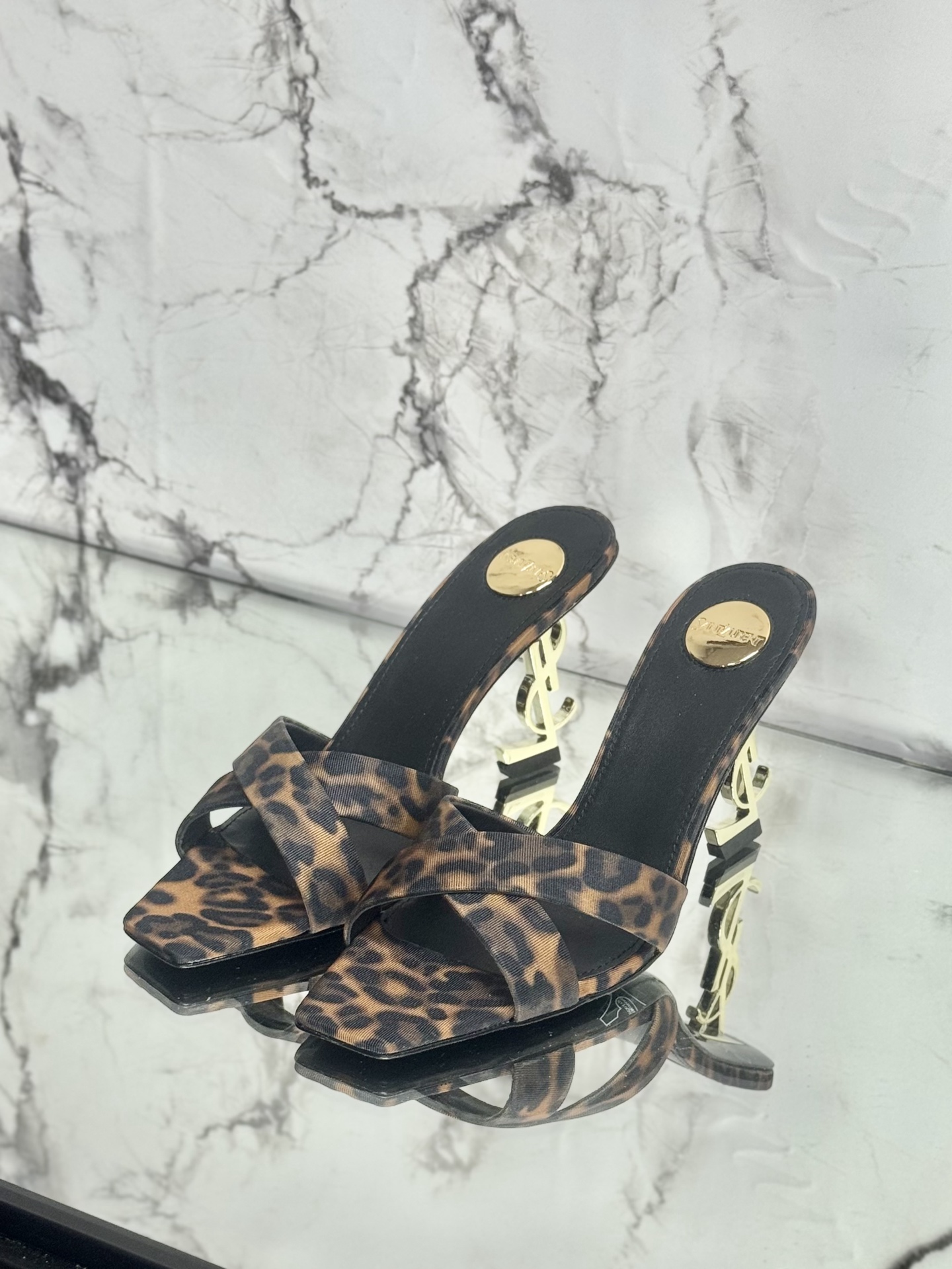NO:929711,The top version of YSL Yves Saint Laurent (Yang Shulin) 26 new large cool cross-strap slippers have arrived in the store. The high-heeled shoes visually double the leg length. The 8.5cm special-shaped letter heel design style. This pair of high-heeled shoes is elegant and feminine, fashionable and good-looking. It is comfortable and does not rub the feet. The temperament is instantly improved. It is really beautiful!  Super convenient, great comfort, very versatile, highly recommended. Silk upper, sheepskin lining, Italian genuine leather outsole, heel height 8.5 cm, super beautiful colors, 6 colors available, size 35-41 (40, 41 customized), high heels and slippers, saint laurent, saint laurent, high heels, slippers, sheepskin, real silk, Leather soles19860909顶级版本 YSL Yves Saint Laurent (杨树林）26新款大凉交叉带拖鞋到店啦高跟鞋视觉腿长翻倍 8.5cm的异形字母跟设计风格,这双高跟鞋优雅又有女人味,时尚又好看上脚舒适不磨脚,气质瞬间提升,真的太美了！ 超方便,舒适度棒棒滴,非常百搭,值得推荐 鞋面真丝面料 内里羊皮垫脚、鞋底意大利真皮大底,跟高8.5公分、颜色超美有6色可选 size 35-41（40、41定制）,高跟鞋拖鞋,saint laurent,saint laurent,high heels,slippers,sheepskin,real silk,Leather soles,Women's Shoes