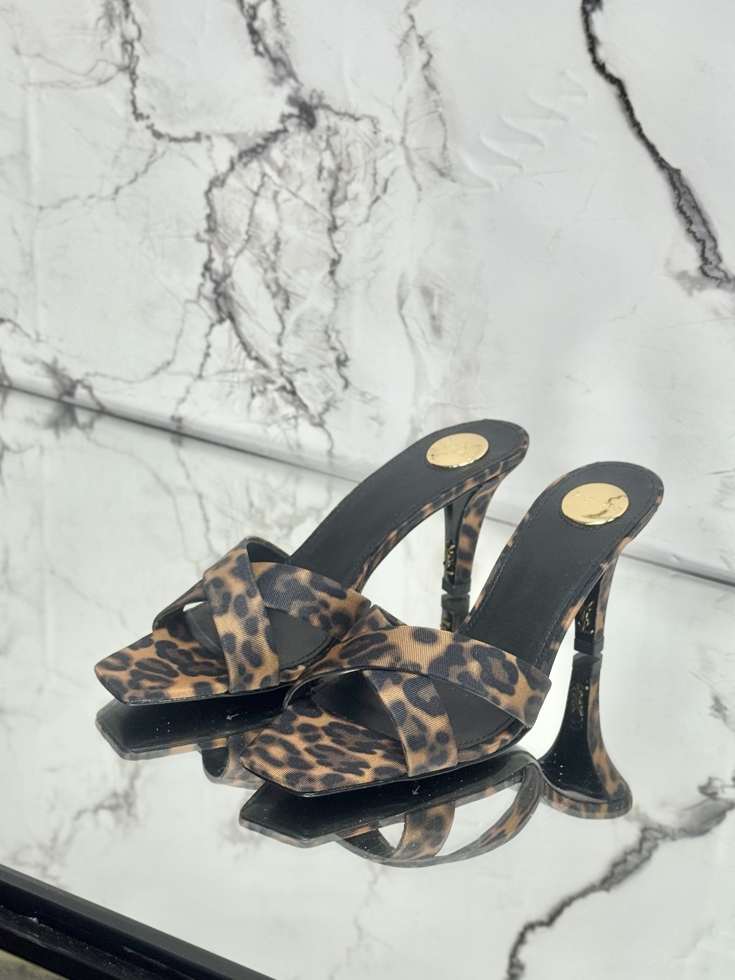 NO:929707,Top version (with airplane case) YSL Yves Saint Laurent (Yang Shulin) 26 new large cool cross-strap slippers have arrived in the store. The high heels double the visual leg length. This pair of high heels is elegant and feminine, fashionable and good-looking. It is comfortable and does not rub the feet. It instantly improves your temperament. It is really beautiful!  Super convenient, great comfort, very versatile, highly recommended. Silk upper, sheepskin lining, Italian genuine leather outsole, heel height 7.5 cm, super beautiful colors, 6 colors available, size 35-41 (customized for 40, 41), high heels and slippers, saint laurent, saint laurent, high heels, slippers, sheepskin, real silk, Leather soles19860909顶级版本（配飞机盒） YSL Yves Saint Laurent (杨树林）26新款大凉交叉带拖鞋到店啦高跟鞋视觉腿长翻倍 这双高跟鞋优雅又有女人味,时尚又好看上脚舒适不磨脚,气质瞬间提升,真的太美了！ 超方便,舒适度棒棒滴,非常百搭,值得推荐 鞋面真丝面料 内里羊皮垫脚、鞋底意大利真皮大底,跟高7.5公分、颜色超美有6色可选 size 35-41（40、41定制）,高跟鞋拖鞋,saint laurent,saint laurent,high heels,slippers,sheepskin,real silk,Leather soles,Women's Shoes