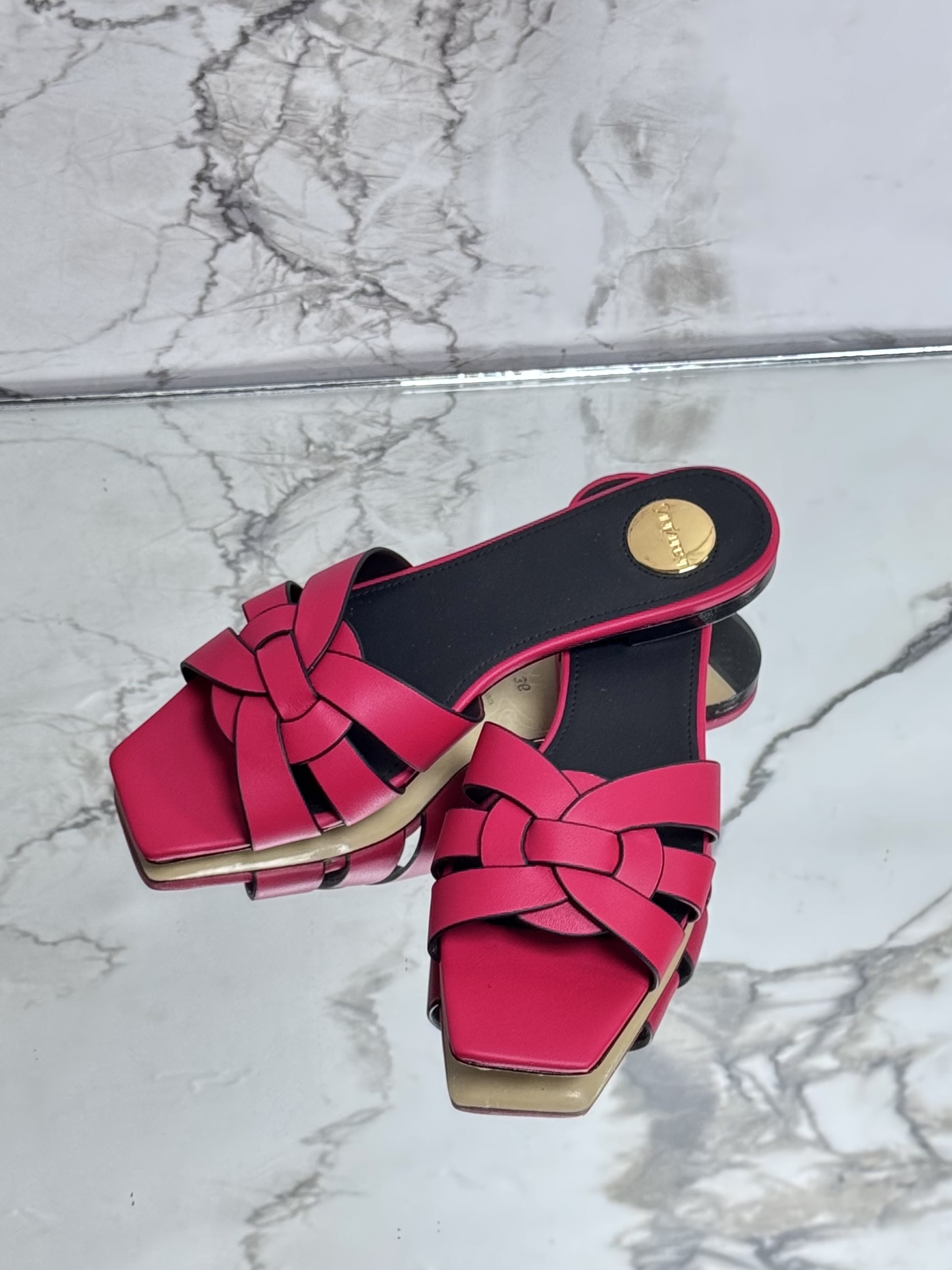 NO:929718,The top version of YSL Yves Saint Laurent (Yang Shulin) 26 new large cool cross-strap slippers have arrived in the store. The high heels double the visual leg length. This pair of high heels is elegant and feminine, fashionable and good-looking. It is comfortable and does not rub the feet. The temperament is instantly improved. It is really beautiful!  Super convenient, very comfortable, very versatile, worth recommending... Genuine leather woven sandals, square toe design + hollow weaving, French elegance and simplicity. Super comfortable for daily wear, with brand metal logo on the inside of the insole, full of details. Whether paired with a skirt or casual pants, it can easily enhance the look, making it a versatile fashion item in summer!  Upper cowhide, inner padding sheepskin, sole Italian genuine leather outsole, high heel flat/7.5cm optional, size 35-39 (40.41 custom made, non-returnable), slippers, saint laurent, saint laurent, high heels, slippers, skirts, cowhide, sheepskin, Leather soles19860909顶级版本 YSL Yves Saint Laurent (杨树林）26新款大凉交叉带拖鞋到店啦高跟鞋视觉腿长翻倍 这双高跟鞋优雅又有女人味,时尚又好看上脚舒适不磨脚,气质瞬间提升,真的太美了！ 超方便,舒适度棒棒滴,非常百搭,值得推荐….. 真皮编织凉拖,方头设计+镂空编织,法式优雅又简约.日常外穿超舒适,鞋垫内侧有品牌金属标志,细节满分.无论搭配裙装还是休闲裤,都能轻松提升造型感,是夏季百搭时尚单品！ 鞋面牛皮、内里垫脚羊皮 鞋底意大利真皮大底 跟高平底/7.5cm可选 size 35-39（40.41定做不退换）,拖鞋,saint laurent,saint laurent,high heels,slippers,skirts,cowhide,sheepskin,Leather soles,Women's Shoes