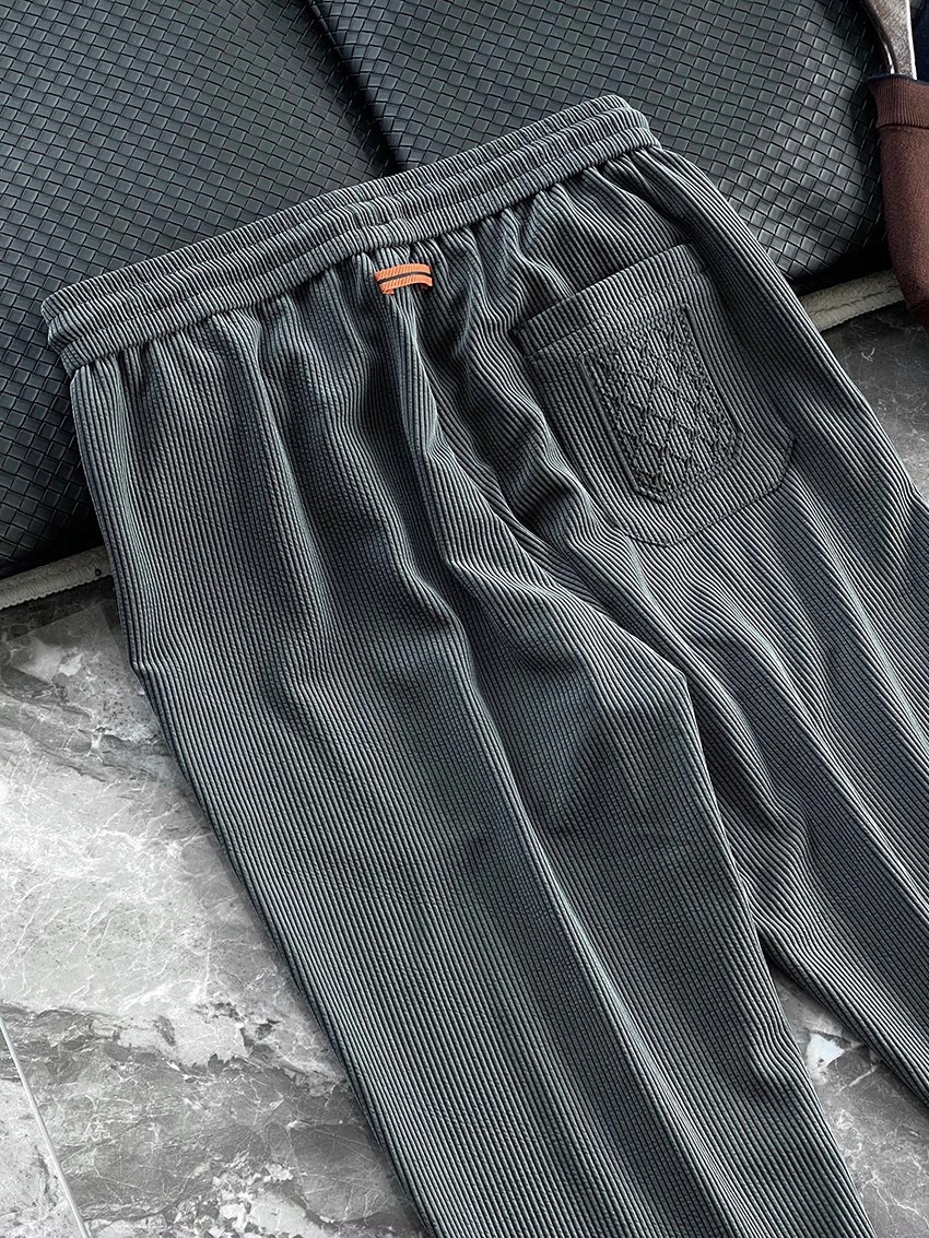 ZZ立体坑条泡泡纱肌理轻盈四面弹力男士直筒休闲长裤进口的60%聚酯纤维和40%粘纤成分确保了面料的优质和