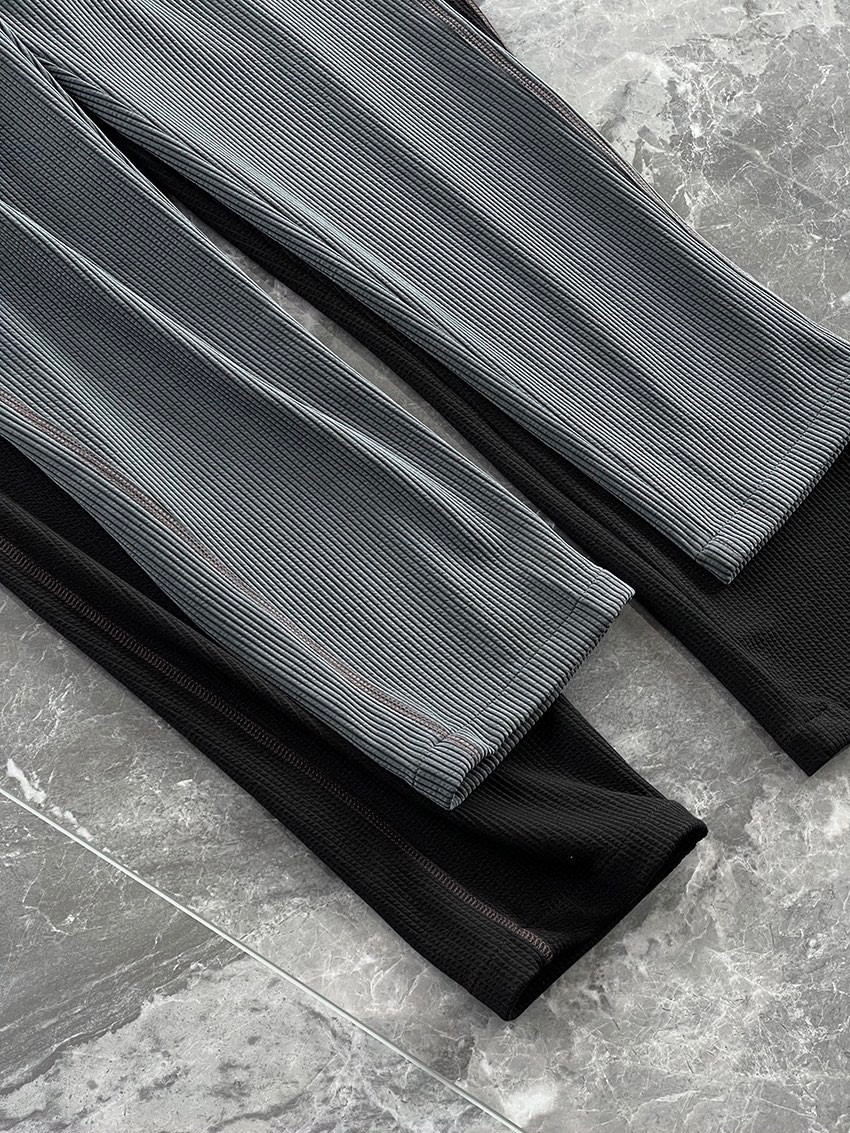 ZZ立体坑条泡泡纱肌理轻盈四面弹力男士直筒休闲长裤进口的60%聚酯纤维和40%粘纤成分确保了面料的优质和
