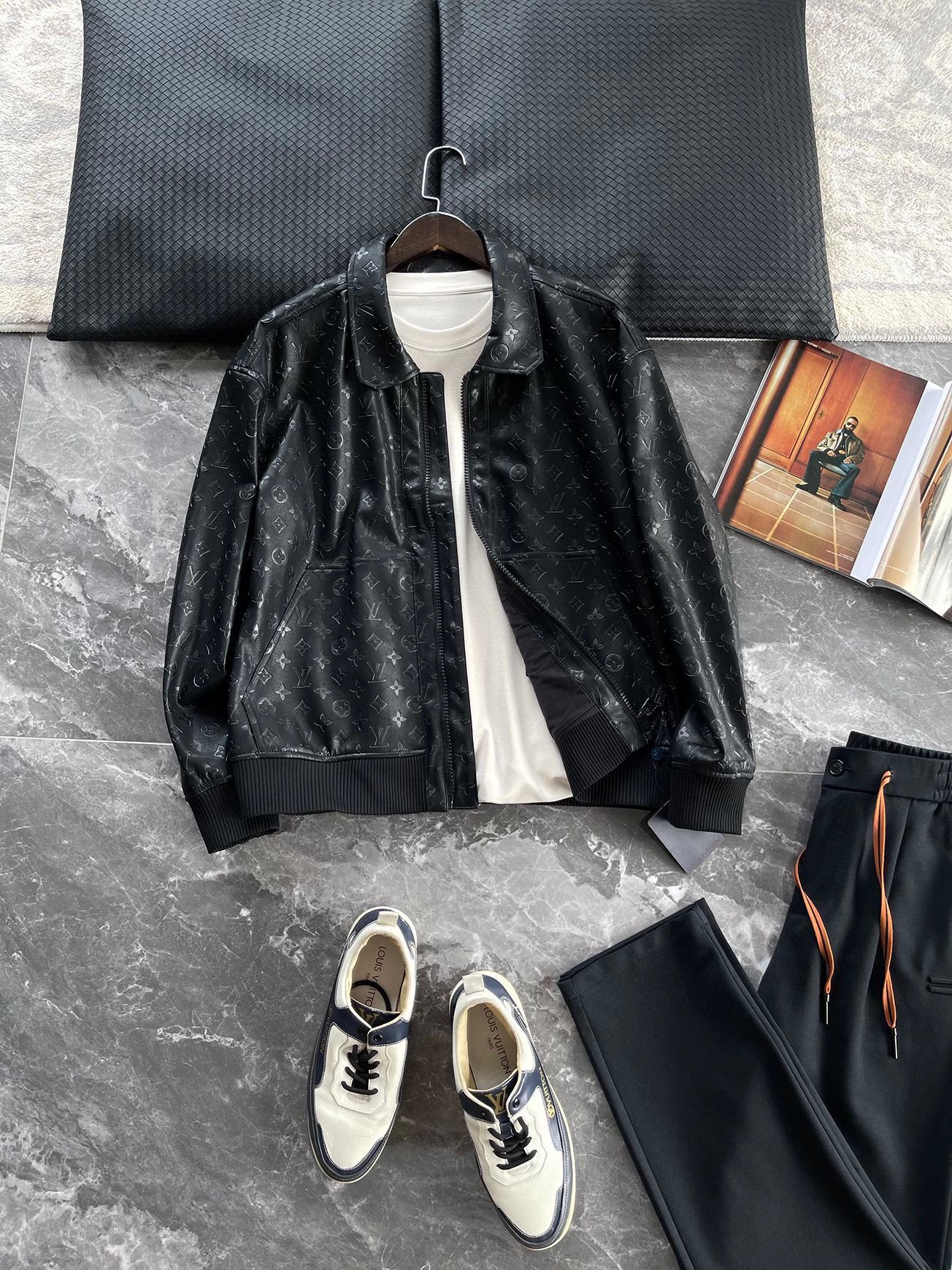 NO:629500,1V25FW new autumn and winter dark pattern old flower PU leather lapel jacket, men's retro bomber jacket leather zipper jacket!  Trading company channels are rare, leading official website sales!  V's new presbyopic leather jacket has become a classic in the fashion industry with its environmentally friendly materials, high-quality fabrics and exquisite design!  This leather jacket is made of a specific environmentally friendly PU leather material. The fabric is crisp and stylish, the texture is clear and shiny, and the texture is not inferior to real leather!  Not only that, the technical fiber lining makes the skin feel smooth and comfortable, bringing unparalleled comfort to the wearer!  The design of the all-over three-dimensional dark pattern embossed logo makes this leather jacket full of luxury and low-key charm!  Walking on the streets, you turn heads and become the center of attention!  The custom-made logo-engraved lacquered metal zipper adds a touch of sophistication and beauty of detail, and every detail is perfect!  The fashionable lapel jacket cut makes this leather jacket versatile and easy to wear. Whether paired with jeans, casual pants or skirts, it can show different styles!  Moreover, its design will not go out of style and can maintain a sense of fashion for a long time. It is a must-have item for every fashion person!  Black/coffee, two colors included!  Size S-XXL Style No. ce8888 S size shoulder width 55cm - chest 120cm - dress length 64cm - sleeve length 58cm M size shoulder width 56cm - chest 124cm - dress length 65cm - sleeve length 59cm L size shoulder width 57cm - chest cm - dress length 66cm - sleeve length 60cm XL size shoulder width 58cm - chest 132cm - dress length 68cm - sleeve length 61cm  XXL size has shoulder width 59cm - bust 136cm - dress length 70cm - sleeve length 62cm. Size recommendation (standard version). Height 174kg, try on size M which is suitable!  Boys weighing less than 130 pounds should choose S size, 130-143 pounds should choose M size, 143-156 pounds should choose L size, 156-172 pounds should choose XL size, and 172-188 pounds should choose XXL size!  ,,skirts,jeans,jackets & coats,jackets & coats,leather jacket,alexander wang198609091V25FW秋冬新款暗纹老花PU皮翻领夹克,男士复古飞行员夹克皮衣拉链外套！贸易公司渠道稀出,领先官网发售！V家全新老花皮衣以其环保材质、高品质面料和精致的设计,成为了时尚界的经典之作！ 这款皮衣采用特定环保PU皮革材质制作而成,面料挺括有型,纹理清晰富有光泽感,质感完全不输真皮！不仅如此科技纤维内衬更是让贴身触感顺滑舒适,为穿着者带来无与伦比的舒适感受！通体立体暗纹压花Logo的设计,使这款皮衣充满了奢华与低调并存的魅力！走在街头,回头率爆棚,成为众人瞩目的焦点！而客供定制刻印Logo漆面金属拉链,更增添了一丝精致与细节之美,每一处都相当完美！时尚翻领夹克版型裁剪,使得这款皮衣百搭不挑人,无论是搭配牛仔裤、休闲裤还是裙子,都能展现出不同的风格！而且它的设计不会过时,可以长时间保持时尚感,是每位时尚人士的必备单品！黑色/咖啡色,两色入！尺码S-XXL 款号ce8888 S码肩宽55cm-胸围120cm-衣长64cm-袖长58cm M码肩宽56cm-胸围124cm-衣长65cm-袖长59cm L码肩宽57cm-胸围cm-衣长66cm-袖长60cm XL码肩宽58cm-胸围132cm-衣长68cm-袖长61cm XXL码肩宽59cm-胸围136cm-衣长70cm-袖长62cm 尺码推荐（标准版型） 身高174-斤,试穿M码合适！ 男生体重130斤以内选择S码,130-143斤选择M码,143-156斤选择L码,156-172斤选择XL码,172-188斤选择XXL码！,,skirts,jeans,jackets & coats,jackets & coats,leather jacket,alexander wang,Men's clothing