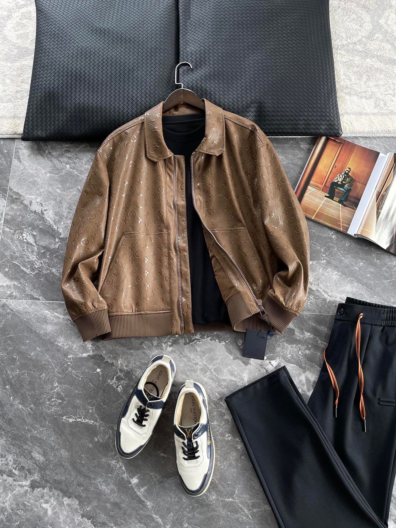 NO:629503,Size S-XL 1V25FW new autumn and winter dark pattern old pattern PU leather lapel jacket, men's retro bomber jacket leather zipper jacket!  Trading company channels are rare, leading official website sales!  V's new presbyopic leather jacket has become a classic in the fashion industry with its environmentally friendly materials, high-quality fabrics and exquisite design!  This leather jacket is made of a specific environmentally friendly PU leather material. The fabric is crisp and stylish, the texture is clear and shiny, and the texture is not inferior to real leather!  Not only that, the technical fiber lining makes the skin feel smooth and comfortable, bringing unparalleled comfort to the wearer!  The design of the all-over three-dimensional dark pattern embossed logo makes this leather jacket full of luxury and low-key charm!  Walking on the streets, you turn heads and become the center of attention!  The custom-made logo-engraved lacquered metal zipper adds a touch of sophistication and beauty of detail, and every detail is perfect!  The fashionable lapel jacket cut makes this leather jacket versatile and easy to wear. Whether paired with jeans, casual pants or skirts, it can show different styles!  Moreover, its design will not go out of style and can maintain a sense of fashion for a long time. It is a must-have item for every fashion person!  Black/coffee, two colors included!  Size S-  XL size shoulder width 58cm - bust 132cm - length 68cm - sleeve length 61cm,,skirts,jeans,jackets & coats,jackets & coats,leather jacket,alexander wang19860909码数S-XL 1V25FW秋冬新款暗纹老花PU皮翻领夹克,男士复古飞行员夹克皮衣拉链外套！贸易公司渠道稀出,领先官网发售！V家全新老花皮衣以其环保材质、高品质面料和精致的设计,成为了时尚界的经典之作！ 这款皮衣采用特定环保PU皮革材质制作而成,面料挺括有型,纹理清晰富有光泽感,质感完全不输真皮！不仅如此科技纤维内衬更是让贴身触感顺滑舒适,为穿着者带来无与伦比的舒适感受！通体立体暗纹压花Logo的设计,使这款皮衣充满了奢华与低调并存的魅力！走在街头,回头率爆棚,成为众人瞩目的焦点！而客供定制刻印Logo漆面金属拉链,更增添了一丝精致与细节之美,每一处都相当完美！时尚翻领夹克版型裁剪,使得这款皮衣百搭不挑人,无论是搭配牛仔裤、休闲裤还是裙子,都能展现出不同的风格！而且它的设计不会过时,可以长时间保持时尚感,是每位时尚人士的必备单品！黑色/咖啡色,两色入！尺码S- XL S码肩宽55cm-胸围120cm-衣长64cm-袖长58cm M码肩宽56cm-胸围124cm-衣长65cm-袖长59cm L码肩宽57cm-胸围cm-衣长66cm-袖长60cm XL码肩宽58cm-胸围132cm-衣长68cm-袖长61cm,,skirts,jeans,jackets & coats,jackets & coats,leather jacket,alexander wang,Men's clothing