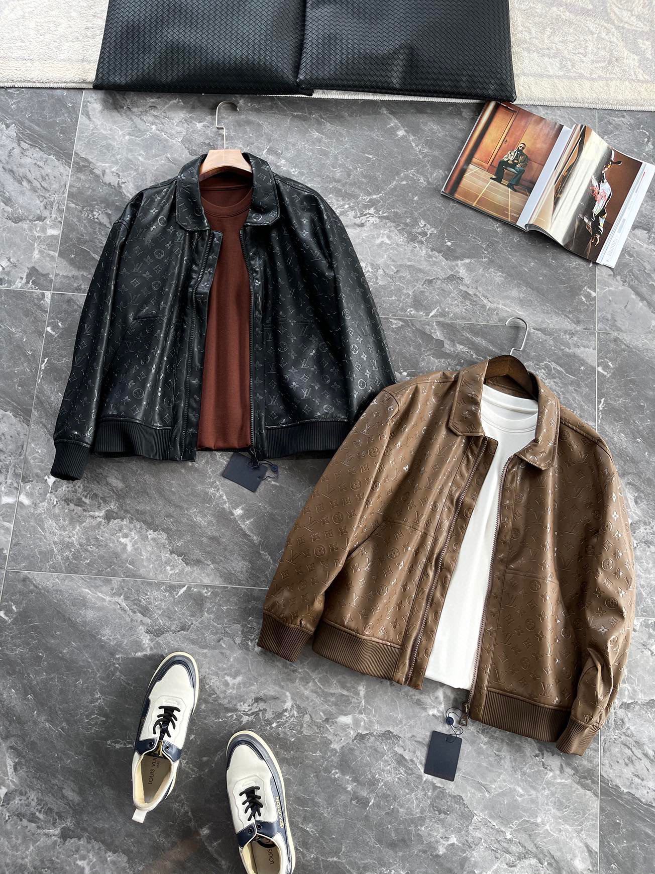 NO:629510,1V24FW new autumn and winter dark pattern old flower PU leather lapel jacket, men's retro bomber jacket leather zipper jacket!  Trading company channels are rare, leading official website sales!  V's new presbyopic leather jacket has become a classic in the fashion industry with its environmentally friendly materials, high-quality fabrics and exquisite design!  This leather jacket is made of a specific environmentally friendly PU leather material. The fabric is crisp and stylish, the texture is clear and shiny, and the texture is not inferior to real leather!  Not only that, the technical fiber lining makes the skin feel smooth and comfortable, bringing unparalleled comfort to the wearer!  The design of the all-over three-dimensional dark pattern embossed logo makes this leather jacket full of luxury and low-key charm!  Walking on the streets, you turn heads and become the center of attention!  The custom-made logo-engraved lacquered metal zipper adds a touch of sophistication and beauty of detail, and every detail is perfect!  The fashionable lapel jacket cut makes this leather jacket versatile and easy to wear. Whether paired with jeans, casual pants or skirts, it can show different styles!  Moreover, its design will not go out of style and can maintain a sense of fashion for a long time. It is a must-have item for every fashion person!  Black/coffee, two colors included!  Size S-XXL Style No. ce8888 S size shoulder width 55cm - chest 120cm - dress length 64cm - sleeve length 58cm M size shoulder width 56cm - chest 124cm - dress length 65cm - sleeve length 59cm L size shoulder width 57cm - chest cm - dress length 66cm - sleeve length 60cm XL size shoulder width 58cm - chest 132cm - dress length 68cm - sleeve length 61cm  XXL size has shoulder width 59cm - bust 136cm - dress length 70cm - sleeve length 62cm. Size recommendation (standard version). Height 174kg, try on size M which is suitable!  Boys weighing less than 130 pounds should choose S size, 130-143 pounds should choose M size, 143-156 pounds should choose L size, 156-172 pounds should choose XL size, and 172-188 pounds should choose XXL size!  ,,skirts,jeans,jackets & coats,jackets & coats,leather jacket,alexander wang198609091V24FW秋冬新款暗纹老花PU皮翻领夹克,男士复古飞行员夹克皮衣拉链外套！贸易公司渠道稀出,领先官网发售！V家全新老花皮衣以其环保材质、高品质面料和精致的设计,成为了时尚界的经典之作！ 这款皮衣采用特定环保PU皮革材质制作而成,面料挺括有型,纹理清晰富有光泽感,质感完全不输真皮！不仅如此科技纤维内衬更是让贴身触感顺滑舒适,为穿着者带来无与伦比的舒适感受！通体立体暗纹压花Logo的设计,使这款皮衣充满了奢华与低调并存的魅力！走在街头,回头率爆棚,成为众人瞩目的焦点！而客供定制刻印Logo漆面金属拉链,更增添了一丝精致与细节之美,每一处都相当完美！时尚翻领夹克版型裁剪,使得这款皮衣百搭不挑人,无论是搭配牛仔裤、休闲裤还是裙子,都能展现出不同的风格！而且它的设计不会过时,可以长时间保持时尚感,是每位时尚人士的必备单品！黑色/咖啡色,两色入！尺码S-XXL 款号ce8888 S码肩宽55cm-胸围120cm-衣长64cm-袖长58cm M码肩宽56cm-胸围124cm-衣长65cm-袖长59cm L码肩宽57cm-胸围cm-衣长66cm-袖长60cm XL码肩宽58cm-胸围132cm-衣长68cm-袖长61cm XXL码肩宽59cm-胸围136cm-衣长70cm-袖长62cm 尺码推荐（标准版型） 身高174-斤,试穿M码合适！ 男生体重130斤以内选择S码,130-143斤选择M码,143-156斤选择L码,156-172斤选择XL码,172-188斤选择XXL码！,,skirts,jeans,jackets & coats,jackets & coats,leather jacket,alexander wang,Men's clothing