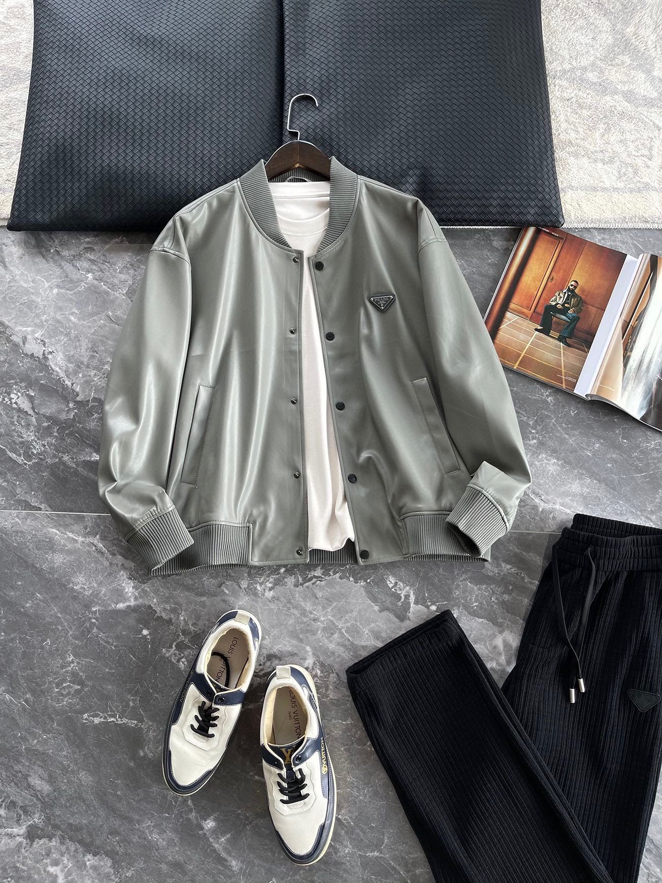 NO:629492,Size S.L.  Trading company channels are rare, leading official website sales!  P's new leather jacket has become a star in the fashion industry with its unique design concept and exquisite production technology!  This leather jacket is made of custom-made environmentally friendly protein leather fabric, which makes the leather feel delicate and comfortable, not losing to the touch of real leather!  At the same time, this leather jacket also has a very subtle skin-like luster, giving people a noble and elegant feeling!  The enamel-coated metal triangular leather badge on the chest is the finishing touch of this leather jacket. Its unique design has the tough texture of metal without losing the gorgeous luster of enamel, adding a dazzling color to the entire leather jacket!  The brand-engraved metal snap buckle at the placket is impeccable in terms of hardware quality, showing the brand's exquisite craftsmanship and pursuit of details!  The ribbed splicing design on the collar, cuffs and hem makes this leather jacket more layered and three-dimensional!  The classic baseball uniform design is not only fashionable on the upper back, but also shows the wearer's temperament and taste!  Whether for daily wear or attending various occasions, this leather jacket can make you the center of attention!  Black/grey, two colors available!  Size S-XXL Model number ce8886 S size shoulder width 55cm - bust 122cm - dress length 64cm - sleeve length 57cm M size shoulder width 56cm - chest 126cm - dress length 65cm - sleeve length 58cm L size shoulder width 57cm - chest 130cm - dress length 67cm - sleeve length 59cm  XL size has shoulder width 58cm - chest size 134cm - dress length 69cm - sleeve length 60cm. XXL size has shoulder width 60cm - chest size 138cm - dress length 71cm - sleeve length 61cm. Recommended size (loose fit). Height 174kg, try on size M which is suitable!  Boys weighing less than 135 pounds should choose S size, 135-150 pounds should choose M size, 150-165 pounds should choose L size, 165-180 pounds should choose XL size, and 180-195 pounds should choose XXL size!  ,,prada,jackets & coats,jackets & coats,leather jacket,alexander wang19860909码数S.L.XL.2XL PRA25FW秋冬新款进口环保皮时尚立领皮衣,男士经典三角标徽章休闲棒球服夹克外套！贸易公司渠道稀出,领先官网发售！P家新款皮衣外套,以其独特的设计理念和精湛的制作工艺,成为了时尚界的一颗明星！ 这款皮衣采用客供定制的环保蛋白皮面料,让皮质手感细腻而舒适,完全不输真皮的触感！同时这款皮衣还带有非常含蓄的皮肤光泽般的光感,给人一种高贵而典雅的感觉！胸前的珐琅涂层金属三角皮标徽章,是这款皮衣的点睛之笔,它的设计独特,既有金属的硬朗质感,又不失珐琅的华丽光泽,为整个皮衣增添了一抹亮眼的色彩！ 门襟处的品牌刻印金属四合扣,五金品相无法挑剔,展现了品牌的精致工艺和对细节的追求！领口、袖口以及下摆的罗纹拼接设计,使得这款皮衣更具层次感和立体感！经典的棒球服版型设计,上身后不仅时髦感十足,更显现出穿着者的气质和品味！无论是日常穿搭还是参加各种场合,这款皮衣外套都能让您成为焦点！黑色/灰色,两色入！尺码S-XXL 款号ce8886 S码肩宽55cm-胸围122cm-衣长64cm-袖长57cm M码肩宽56cm-胸围126cm-衣长65cm-袖长58cm L码肩宽57cm-胸围130cm-衣长67cm-袖长59cm XL码肩宽58cm-胸围134cm-衣长69cm-袖长60cm XXL码肩宽60cm-胸围138cm-衣长71cm-袖长61cm 尺码推荐（宽松版型） 身高174-斤,试穿M码合适！ 男生体重135斤以内选择S码,135-150斤选择M码,150-165斤选择L码,165-180斤选择XL码,180-195斤选择XXL码！,,prada,jackets & coats,jackets & coats,leather jacket,alexander wang,Men's clothing