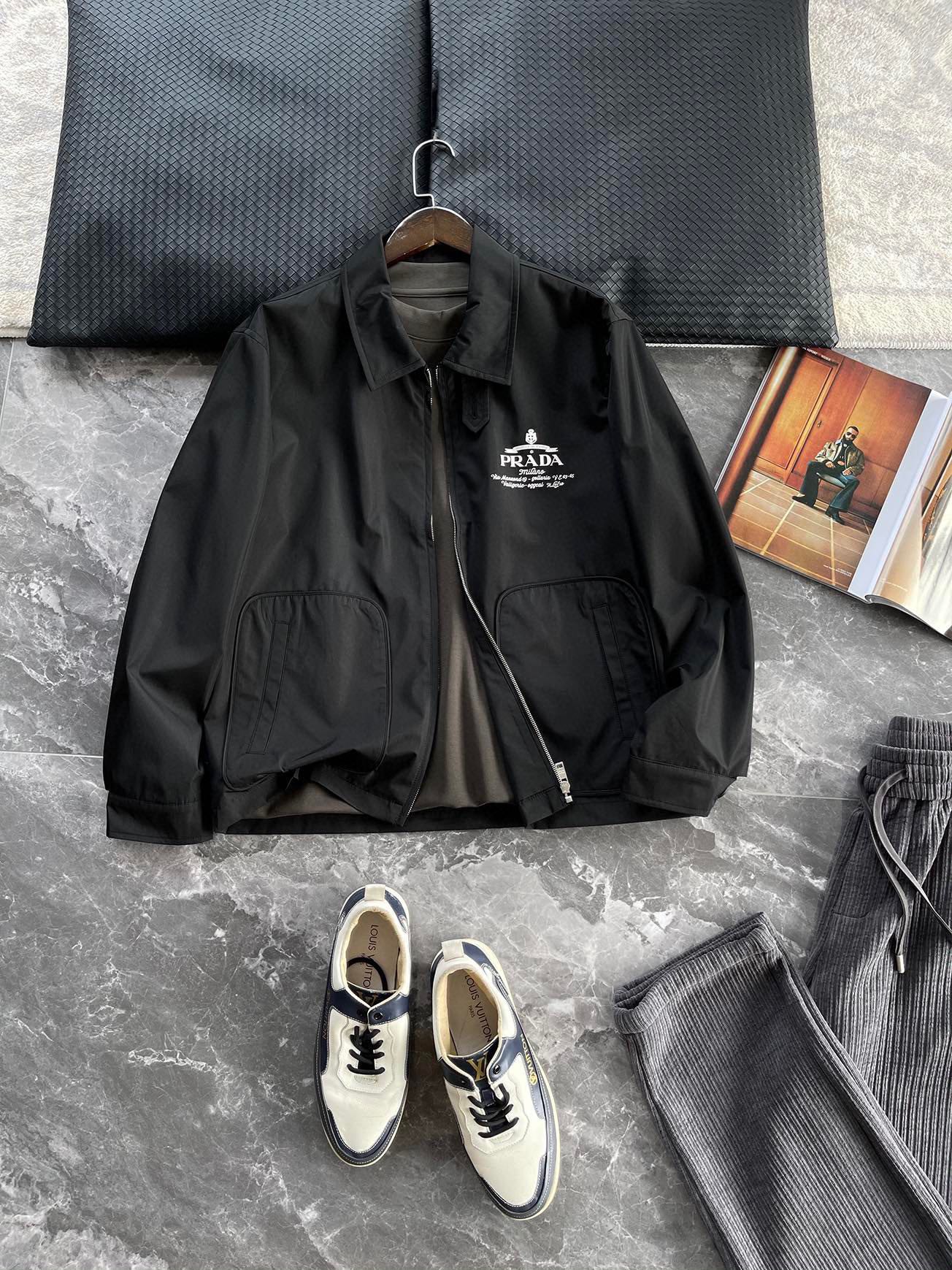 NO:629484,PRA25FW early autumn new high-density nylon lapel jacket, men's classic printed logo fashion zipper jacket!  Trading company channels are rare, leading official website sales!  P's new jacket is online. With its excellent quality and unique design, it has won the love and popularity of consumers!  This jacket is a carefully crafted high-end garment based on custom-made high-density nylon material. Its texture is silky and crisp, showing a natural luster, making people know its extraordinary quality at the first touch!  The brand's classic logo is printed on the chest, and the texture is clear and high-end. It is like a silent statement, perfectly displaying the wearer's identity and status. Every detail is full of the brand's unique charm and ultimate pursuit of quality!  The classic lapel jacket style has exquisite tailoring and smooth lines, giving people a simple but not simple feeling!  The shape design of the three-dimensional patch pocket not only adds a sense of design, but also makes the overall shape very stylish, and the upper body is full of temperament!  Customized hardware zipper buttons, all accessories are very exquisite, giving people a high-quality enjoyment both visually and tactilely!  Black/green, two colors available!  Size S-XXL Model No. ce8881 S size shoulder width 48cm - bust 112cm - dress length 67cm - sleeve length 59cm M size shoulder width 49cm - chest 116cm - dress length 68cm - sleeve length 60cm L size shoulder width 50cm - chest 120cm - dress length 70cm - sleeve length 61cm  XL size has shoulder width 51cm - bust 124cm - dress length 72cm - sleeve length 62cm. XXL size has shoulder width 52cm - chest size cm - dress length 74cm - sleeve length 63cm. Size recommendation (standard version). Height 174kg, try on size M which is suitable!  Boys weighing less than 130 pounds should choose S size, 130-143 pounds should choose M size, 143-156 pounds should choose L size, 156-170 pounds should choose XL size, and 170-186 pounds should choose XXL size!  ,,prada,jackets & coats,jackets & coats,alexander wang19860909PRA25FW早秋新款高密度尼龙翻领夹克,男士经典印花标识时尚拉链夹克外套！贸易公司渠道稀出,领先官网发售！P家新款夹克上线,它以其优秀的品质和独特的设计,赢得了广大消费者的喜爱和追捧！ 该夹克是一款以客供定制高密度尼龙材质为基础,精心打造的高级服装,其质地丝滑挺括,呈现出自然光泽感,让人一触即知其非凡品质！胸前印有品牌经典Logo,质感清晰高级,犹如一种无声的声明,将穿着者的身份与地位完美展现,每一个细节,都充满了品牌的独特魅力和对品质的极致追求！经典的翻领夹克版型,裁剪精致,线条流畅,给人一种简洁而不简单的感觉！立体贴袋的造型设计,不仅增添了设计感,也让整体造型非常有型,上身气质感满满！客供定制的五金拉链纽扣,所有辅料都非常精致,无论是从视觉还是触感上,都能给人一种高品质的享受！黑色/绿色,两色入！尺码S-XXL 款号ce8881 S码肩宽48cm-胸围112cm-衣长67cm-袖长59cm M码肩宽49cm-胸围116cm-衣长68cm-袖长60cm L码肩宽50cm-胸围120cm-衣长70cm-袖长61cm XL码肩宽51cm-胸围124cm-衣长72cm-袖长62cm XXL码肩宽52cm-胸围cm-衣长74cm-袖长63cm 尺码推荐（标准版型） 身高174-斤,试穿M码合适！ 男生体重130斤以内选择S码,130-143斤选择M码,143-156斤选择L码,156-170斤选择XL码,170-186斤选择XXL码！,,prada,jackets & coats,jackets & coats,alexander wang,Men's clothing