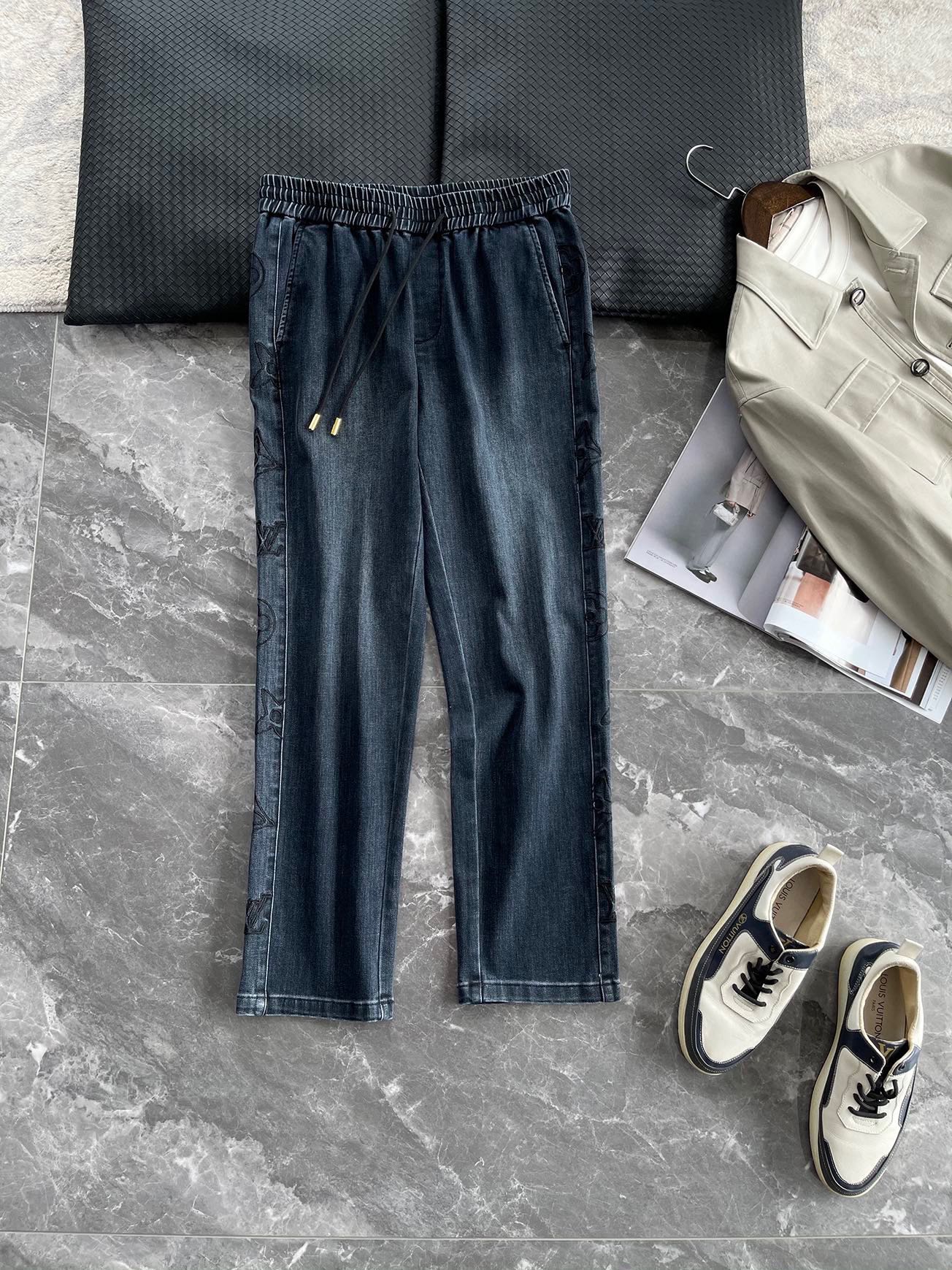 NO:629561,1V25FW early autumn new style washed white and distressed drawstring jeans, men's straight casual denim trousers with four-leaf clover logo embroidery on the side!  Trading company channels are rare, leading official website sales!  An excellent choice that combines quality and fashion, it shows people the charm of the retro trend with its unique design and exquisite craftsmanship!  These jeans are made of custom-made cotton denim fabric, which has been washed, whitened and distressed, giving the entire pair of pants a unique retro feel!  The fabric feels soft and skin-friendly, and it is extremely comfortable to wear next to the body, giving you an unparalleled wearing experience!  In terms of details, the classic four-leaf clover logo embroidery design on both sides of the trouser legs adds a fashionable personality to these jeans!  The gold-engraved hanging clock is decorated at the end of the rope, which seems to be a finishing touch, making the whole design more exquisite!  The casual straight cut is very tolerant to any leg shape. Whether paired with high heels or sneakers, it can show different styles and charms!  Size M-3XL Style number Ce003-1 M size waist 76/82cm - hip 104cm - front 28cm - thigh 60cm - trouser length 100cm - trouser leg 38cm L size waist 80/86cm - hip 107cm - front 28cm - thigh 61cm - trouser length 101cm - trouser leg 39cm  XL size waist 84/90cm - hip 110cm - front 29cm - thigh 62cm - trouser length 101cm - trouser leg 40cm XXL size waist 88/94cm - hip 113cm - front 29cm - thigh 64cm - trouser length 102cm - trouser leg 41cm  3XL size waist 92/98cm - hip 116cm - front 29cm - thigh 66cm - trouser length 102cm - trouser leg 41cm Recommended size (standard version) Height 174kg, try on L size!  Boys weighing less than 130 pounds should choose M size, 130-143 pounds should choose L size, 143-156 pounds should choose XL size, 156-172 pounds should choose XXL size, and 172-188 pounds should choose 3XL size!  ,,high heels,sneakers,jeans,alexander wang198609091V25FW早秋新款水洗磨白做旧抽绳牛仔裤,男士侧四叶草标识刺绣直筒休闲牛仔长裤！贸易公司渠道稀出,领先官网发售！一款兼具品质和时尚的绝佳选择,它以独特的设计和精湛的工艺,向人们展示了复古风潮的魅力！ 这款牛仔裤选用了客供定制的全棉牛仔面料,经过水洗磨白做旧处理,使得整款裤子呈现出独特的复古气息！面料手感柔软亲肤,贴身穿着极致舒适,给人一种无与伦比的穿着体验！而在细节方面,裤腿两侧的经典四叶草标识刺绣设计,更是为这款牛仔裤增添了时髦的个性！金色刻印的吊钟装饰在绳头末端,仿佛是一颗定睛之笔,让整个设计更加精致！休闲直筒版型裁剪,对任何腿型都有很好的包容性,无论是搭配高跟鞋还是运动鞋,都能展现出不同的风格和魅力！尺码M-3XL 款号Ce003-1 M码腰围76/82cm-臀围104cm-前档28cm-大腿围60cm-裤长100cm-裤脚38cm L码腰围80/86cm-臀围107cm-前档28cm-大腿围61cm-裤长101cm-裤脚39cm XL码腰围84/90cm-臀围110cm-前档29cm-大腿围62cm-裤长101cm-裤脚40cm XXL码腰围88/94cm-臀围113cm-前档29cm-大腿围64cm-裤长102cm-裤脚41cm 3XL码腰围92/98cm-臀围116cm-前档29cm-大腿围66cm-裤长102cm-裤脚41cm 尺码推荐（标准版型） 身高174-斤,试穿L码合适！ 男生体重130斤以内选择M码,130-143斤选择L码,143-156斤选择XL码,156-172斤选择XXL码,172-188斤选择3XL码！,,high heels,sneakers,jeans,alexander wang,Men's clothing