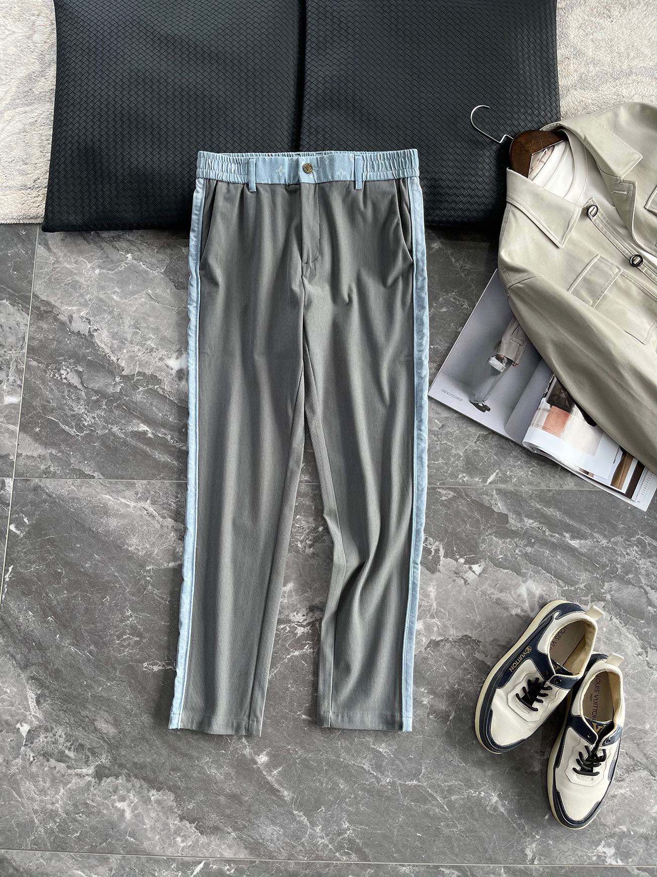 NO:629468,1V25FW new autumn and winter three-dimensional vertical corduroy straight casual pants, men's blue presbyopic denim fabric stitching fashionable and versatile casual pants!  Trading company channels are rare, leading official website sales!  A must-have item that combines style and comfort!  Its unique design, high-quality fabrics and exquisite details make it one of the representatives of fashion trends!  These pants are made of custom-made three-dimensional vertical corduroy fabric. The texture is soft and smooth, and it is very comfortable and skin-friendly when worn next to the body!  The spliced ​​design of light blue washed old flower print denim fabric on the waistband and both sides forms a sharp contrast with the body of the trousers, showing a fashionable and individual style, while also highlighting the brand's unique high-end luxury aura!  In terms of details, the metal buttons engraved with the brand logo at the access control echo the four-leaf clover embroidery on the back pocket, enhancing the overall sense of sophistication!  These casual pants are cut with a straight fit, which can not only modify the shape of the legs, but also create a fashionable look. Whether paired with a simple T-shirt or a fashionable jacket, it can show your unique charm!  Size M-3XL Model number Ce008-1 M size waist 78/82cm - hip 96cm - front 28cm - thigh 58cm - trouser length 97cm - trouser leg 32cm L size waist 80/84cm - hip 100cm - front 29cm - thigh 60cm - trouser length 98cm - trouser leg 33cm  XL size waist 82/86cm - hip 104cm - front 30cm - thigh 62cm - trouser length 99cm - trouser leg 34cm XXL size waist 85/89cm - hip 108cm - front 31cm - thigh 64cm - trouser length 100cm - trouser leg 35cm  3XL size waist 88/92cm - hip 112cm - front 32cm - thigh 66cm - trouser length 101cm - trouser leg 35cm Recommended size (standard version) Height 174kg, try on L size!  Boys weighing less than 130 kilograms should choose M code, 130-142 kilograms should choose L code, 142-154 kilograms should choose XL code, 154-166 kilograms should choose XXL code, and 166-180 kilograms should choose 3XL code!  ,,jackets & coats,tees,t-shirt,alexander wang198609091V25FW秋冬新款立体竖条绒直筒休闲裤,男士蓝色老花牛仔面料拼接时尚百搭休闲长裤！贸易公司渠道稀出,领先官网发售！一款集时尚与舒适于一身的必备单品！其独特的设计、优质的面料以及精致的细节处理,使得它成为时尚潮流的代表之一！ 这款裤子采用客供定制的立体竖条绒面料,质地柔软顺滑,贴身穿着非常舒适亲肤！裤腰及两侧浅蓝色水洗老花印纹牛仔面料拼接的设计,与裤身形成鲜明的对比,展现出时髦个性的风格,同时也彰显出品牌独有的高奢气场！在细节方面,门禁处刻有品牌Logo的金属纽扣与后兜四叶草刺绣相呼应,提升了整体的精致感！这款休闲裤采用直筒版型剪裁,不仅能够修饰腿型,还能打造时尚造型,无论是搭配简约的T恤还是时尚的外套,都能展现出个人的独特魅力！尺码M-3XL 款号Ce008-1 M码腰围78/82cm-臀围96cm-前档28cm-大腿围58cm-裤长97cm-裤脚32cm L码腰围80/84cm-臀围100cm-前档29cm-大腿围60cm-裤长98cm-裤脚33cm XL码腰围82/86cm-臀围104cm-前档30cm-大腿围62cm-裤长99cm-裤脚34cm XXL码腰围85/89cm-臀围108cm-前档31cm-大腿围64cm-裤长100cm-裤脚35cm 3XL码腰围88/92cm-臀围112cm-前档32cm-大腿围66cm-裤长101cm-裤脚35cm 尺码推荐（标准版型） 身高174-斤,试穿L码合适！ 男生体重130斤以内选择M码,130-142斤选择L码,142-154斤选择XL码,154-166斤选择XXL码,166-180斤选择3XL码！,,jackets & coats,tees，t-shirt,alexander wang,Men's clothing