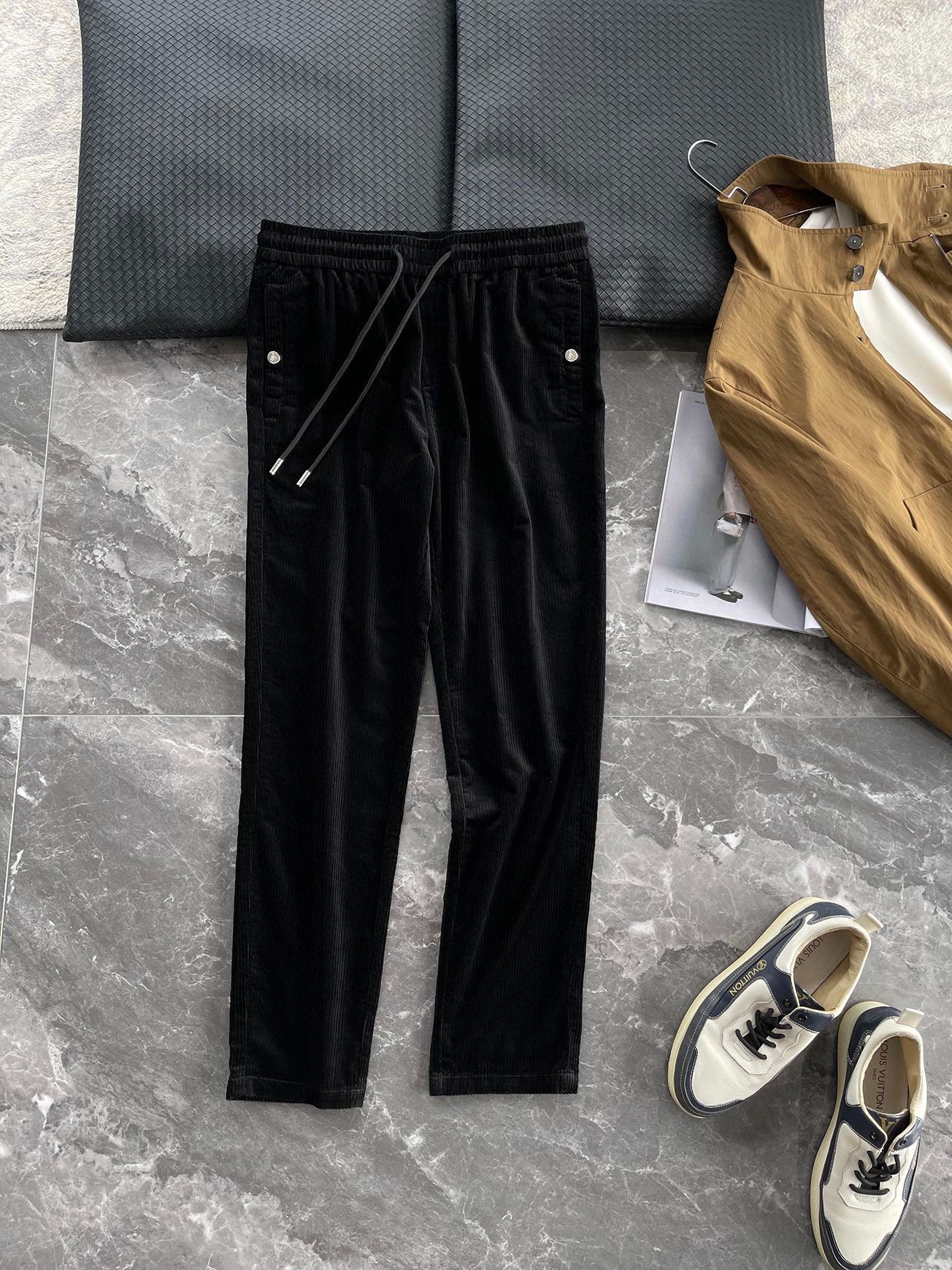 NO:629550,PRA25FW early autumn new black corduroy drawstring casual pants, men's straight casual trousers with red rubber nameplate on the back pocket!  Trading company channels are rare, leading official website sales!  P's high-end business main line series is a must-have product for every season. The thick striped corduroy is full of chic retro charm. The rich materials are matched with a slim fit to interpret casual fashion in a neat and modern style!  This trousers is made of imported black corduroy fabric. It feels light and soft, has a neat velvet surface, is soft and delicate, and feels extremely comfortable against the skin. The corduroy pit striped velvet texture is clear, neatly combed, and full of sophistication!  The metal buttons and hardware accessories at the ends of the front pockets and waist cord are engraved with the brand's villain pattern and logo embellishment, showing exquisite details!  The iconic red rubber nameplate is embellished on the back pocket, perfectly displaying the brand's unique tone and sense of luxury!  The basic straight-cut casual trousers are not only versatile but can also modify the shape of your legs. Men must seize the opportunity!  Size M-3XL Style number ce007 M size waist 76/82cm - hip 98cm - front 29cm - thigh 58cm - trouser length 99cm - trouser leg 32cm L size waist 79/85cm - hip 102cm - front 30cm - thigh 60cm - trouser length 100cm - trouser leg 33cm  XL size waist 82/88cm - hip 106cm - front 31cm - thigh 62cm - trouser length 101cm - trouser leg 34cm XXL size waist 86/92cm - hip 110cm - front 32cm - thigh 64cm - trouser length 102cm - trouser leg 35cm  3XL size waist 90/96cm - hip 114cm - front 32cm - thigh 66cm - trouser length 102cm - trouser leg 35cm Recommended size (standard version) Height 174kg, try on L size!  Boys weighing less than 130 kilograms should choose M code, 130-143 kilograms should choose L code, 143-156 kilograms should choose XL code, 156-170 kilograms should choose XXL code, and 170-185 kilograms should choose 3XL code!  ,,prada,alexander wang19860909PRA25FW早秋新款黑色灯芯绒抽绳休闲裤,男士后兜红色橡胶铭牌直筒休闲长裤！贸易公司渠道稀出,领先官网发售！P家高端商务主线系列,应季必备的刚需精品,粗条纹灯芯绒洋溢别致复古魅力,丰富材质搭配修身版型,以利落现代的风格演绎休闲时尚！ 这款裤装采用客供进口黑色灯芯绒面料制成,手感轻薄且柔软,表面绒感齐整,柔软细腻贴肤感巨舒适,灯芯绒坑条纹绒感纹理清晰,梳理齐整,精致感足！前兜与腰绳末端金属纽扣五金辅料,均刻有品牌小人图案及Logo点缀,展现精致细节！后兜出标志性红色橡胶铭牌点缀,将品牌独有的调性和奢华感完美展现！基础直筒的休闲裤装版型剪裁,不仅百搭还可以起到修饰腿型的功效,各位男士们一定要把握住机会！尺码M-3XL 款号ce007 M码腰围76/82cm-臀围98cm-前档29cm-大腿围58cm-裤长99cm-裤脚32cm L码腰围79/85cm-臀围102cm-前档30cm-大腿围60cm-裤长100cm-裤脚33cm XL码腰围82/88cm-臀围106cm-前档31cm-大腿围62cm-裤长101cm-裤脚34cm XXL码腰围86/92cm-臀围110cm-前档32cm-大腿围64cm-裤长102cm-裤脚35cm 3XL码腰围90/96cm-臀围114cm-前档32cm-大腿围66cm-裤长102cm-裤脚35cm 尺码推荐（标准版型） 身高174-斤,试穿L码合适！ 男生体重130斤以内选择M码,130-143斤选择L码,143-156斤选择XL码,156-170斤选择XXL码,170-185斤选择3XL码！,,prada,alexander wang,Men's clothing