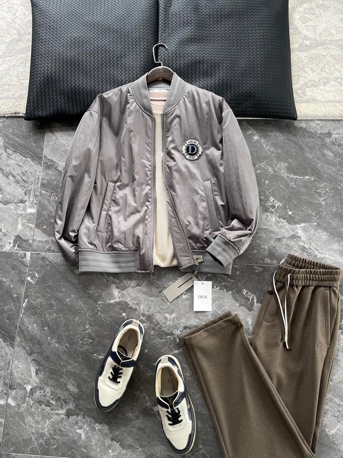 NO:629531,CD25FW new autumn and winter classic baseball uniform stand collar cotton jacket, men's fashionable toothbrush embroidered 1947 badge logo baseball uniform zipper cotton jacket!  Trading company channels are rare, leading official website sales!  D's new baseball collar cotton coat, with its high-quality materials, unique design and fashionable shape, is undoubtedly a must-have fashion item in winter!  Whether you are going to a party or simply going out on a daily basis, you can stand out from the crowd!  This jacket is made of custom-made technical fiber material. The surface has a very fine texture, which is delicate and soft, stylish to wear, easy to care for, and smooth to the touch!  This kind of technological fiber not only has excellent thermal insulation properties, but also effectively locks in body temperature, allowing you to feel warm even in the cold winter!  The interior is stuffed with cotton, has a fluffy texture and is not bloated, and has excellent heat preservation and temperature locking properties. This design can not only ensure that you have enough warmth in the cold winter, but will not make you feel too heavy and affect your activities!  In addition, the classic 1947 round badge embroidery on the chest is made using three-dimensional toothbrush embroidery technology. The pattern has clear colors and high hair density, adding a bit of retro charm!  Such a design can not only show your personality, but also make this jacket more distinctive!  Finally, this jacket adopts a three-dimensional cropped short hem shape, combined with the small stand-up collar design of baseball uniforms, breaking the old-fashioned orthodox style of the past. It is handsome and neat, adding a sense of casualness. Whether paired with jeans or casual pants, it can show your fashion style!  Black/grey, two colors available!  Size S-XXL Model No. ce8882 S size shoulder width 53cm - chest 122cm - dress length 64cm - sleeve length 57cm M size shoulder width 54cm - chest 126cm - dress length 65cm - sleeve length 58cm L size shoulder width 55cm - chest 130cm - dress length 67cm - sleeve length 59cm  XL size has shoulder width 56cm - chest size 134cm - dress length 69cm - sleeve length 60cm. XXL size has shoulder width 58cm - chest size 138cm - dress length 71cm - sleeve length 61cm. Size recommendation (standard version). Height 174kg, try on size M which is suitable!  Boys weighing less than 130 pounds should choose S size, 130-143 pounds should choose M size, 143-156 pounds should choose L size, 156-170 pounds should choose XL size, and 170-186 pounds should choose XXL size!  ,,dior,jeans,jackets & coats,jackets & coats,alexander wang19860909CD25FW秋冬新款经典棒球服立领棉服夹克,男士时尚牙刷绣1947徽章标识棒球服拉链棉衣外套！贸易公司渠道稀出,领先官网发售！D家全新棒球领棉衣,以其优质的材质、独特的设计和时尚的造型,无疑是冬季必备的时尚单品！无论你是要去参加派对,还是简单的日常出行,都能让你在人群中脱颖而出！ 这款夹克采用客供定制的科技纤维材质,表面拥有非常细腻的肌理感,细腻柔软,穿着有型,易于打理,手感顺滑！这种科技纤维不仅具有优良的保暖性能,还能有效地锁住体温,让你在寒冷的冬季也能感受到温暖！内里夹棉填充,质感蓬松且不显臃肿,有着优越的保暖锁温性,这样的设计,既能保证你在寒冷的冬季有足够的保暖,又不会让你感觉过于厚重,影响活动！ 此外胸前的经典1947圆形徽章刺绣,采用立体牙刷绣工艺打造,图案色泽分明,毛感密度极高,增添了几分复古的韵味！这样的设计不仅能展现你的个性,也能让这款夹克更具特色！最后这款夹克采用立体裁剪的短版收摆造型,结合棒球服小立领设计,打破了过去古板的正统风格,帅气利落,增添了几分率性的闲适感,无论是搭配牛仔裤还是休闲裤,都能展现出你的时尚风格！黑色/灰色,两色入！尺码S-XXL 款号ce8882 S码肩宽53cm-胸围122cm-衣长64cm-袖长57cm M码肩宽54cm-胸围126cm-衣长65cm-袖长58cm L码肩宽55cm-胸围130cm-衣长67cm-袖长59cm XL码肩宽56cm-胸围134cm-衣长69cm-袖长60cm XXL码肩宽58cm-胸围138cm-衣长71cm-袖长61cm 尺码推荐（标准版型） 身高174-斤,试穿M码合适！ 男生体重130斤以内选择S码,130-143斤选择M码,143-156斤选择L码,156-170斤选择XL码,170-186斤选择XXL码！,,dior,jeans,jackets & coats,jackets & coats,alexander wang,Men's clothing