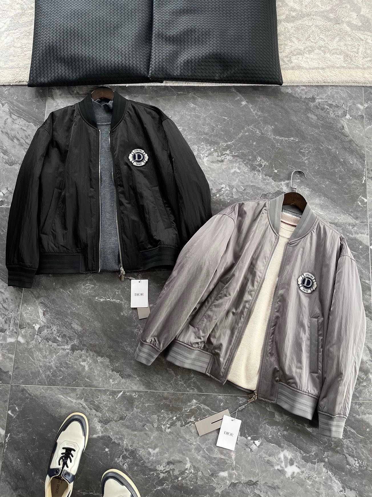 NO:629538,Black size S.M. L.2XL.CD25FW new autumn and winter classic baseball uniform stand collar cotton jacket, men's fashionable toothbrush embroidered 1947 badge logo baseball uniform zipper cotton jacket!  Trading company channels are rare, leading official website sales!  D's new baseball collar cotton coat, with its high-quality materials, unique design and fashionable shape, is undoubtedly a must-have fashion item in winter!  Whether you are going to a party or simply going out on a daily basis, you can stand out from the crowd!  This jacket is made of custom-made technical fiber material. The surface has a very fine texture, which is delicate and soft, stylish to wear, easy to care for, and smooth to the touch!  This kind of technological fiber not only has excellent thermal insulation properties, but also effectively locks in body temperature, allowing you to feel warm even in the cold winter!  The interior is stuffed with cotton, has a fluffy texture and is not bloated, and has excellent heat preservation and temperature locking properties. This design can not only ensure that you have enough warmth in the cold winter, but will not make you feel too heavy and affect your activities!  In addition, the classic 1947 round badge embroidery on the chest is made using three-dimensional toothbrush embroidery technology. The pattern has clear colors and high hair density, adding a bit of retro charm!  Such a design can not only show your personality, but also make this jacket more distinctive!  Finally, this jacket adopts a three-dimensional cropped short hem shape, combined with the small stand-up collar design of baseball uniforms, breaking the old-fashioned orthodox style of the past. It is handsome and neat, adding a sense of casualness. Whether paired with jeans or casual pants, it can show your fashion style!  Black/grey, two colors available!  Size S-XXL Model No. ce8882 S size shoulder width 53cm - chest 122cm - dress length 64cm - sleeve length 57cm M size shoulder width 54cm - chest 126cm - dress length 65cm - sleeve length 58cm L size shoulder width 55cm - chest 130cm - dress length 67cm - sleeve length 59cm  XL size has shoulder width 56cm - chest size 134cm - dress length 69cm - sleeve length 60cm. XXL size has shoulder width 58cm - chest size 138cm - dress length 71cm - sleeve length 61cm. Size recommendation (standard version). Height 174kg, try on size M which is suitable!  Boys weighing less than 130 pounds should choose S size, 130-143 pounds should choose M size, 143-156 pounds should choose L size, 156-170 pounds should choose XL size, and 170-186 pounds should choose XXL size!  ,,dior,jeans,jackets & coats,jackets & coats,alexander wang19860909黑色码数S.M. L.2XL.CD25FW秋冬新款经典棒球服立领棉服夹克,男士时尚牙刷绣1947徽章标识棒球服拉链棉衣外套！贸易公司渠道稀出,领先官网发售！D家全新棒球领棉衣,以其优质的材质、独特的设计和时尚的造型,无疑是冬季必备的时尚单品！无论你是要去参加派对,还是简单的日常出行,都能让你在人群中脱颖而出！ 这款夹克采用客供定制的科技纤维材质,表面拥有非常细腻的肌理感,细腻柔软,穿着有型,易于打理,手感顺滑！这种科技纤维不仅具有优良的保暖性能,还能有效地锁住体温,让你在寒冷的冬季也能感受到温暖！内里夹棉填充,质感蓬松且不显臃肿,有着优越的保暖锁温性,这样的设计,既能保证你在寒冷的冬季有足够的保暖,又不会让你感觉过于厚重,影响活动！ 此外胸前的经典1947圆形徽章刺绣,采用立体牙刷绣工艺打造,图案色泽分明,毛感密度极高,增添了几分复古的韵味！这样的设计不仅能展现你的个性,也能让这款夹克更具特色！最后这款夹克采用立体裁剪的短版收摆造型,结合棒球服小立领设计,打破了过去古板的正统风格,帅气利落,增添了几分率性的闲适感,无论是搭配牛仔裤还是休闲裤,都能展现出你的时尚风格！黑色/灰色,两色入！尺码S-XXL 款号ce8882 S码肩宽53cm-胸围122cm-衣长64cm-袖长57cm M码肩宽54cm-胸围126cm-衣长65cm-袖长58cm L码肩宽55cm-胸围130cm-衣长67cm-袖长59cm XL码肩宽56cm-胸围134cm-衣长69cm-袖长60cm XXL码肩宽58cm-胸围138cm-衣长71cm-袖长61cm 尺码推荐（标准版型） 身高174-斤,试穿M码合适！ 男生体重130斤以内选择S码,130-143斤选择M码,143-156斤选择L码,156-170斤选择XL码,170-186斤选择XXL码！,,dior,jeans,jackets & coats,jackets & coats,alexander wang,Men's clothing