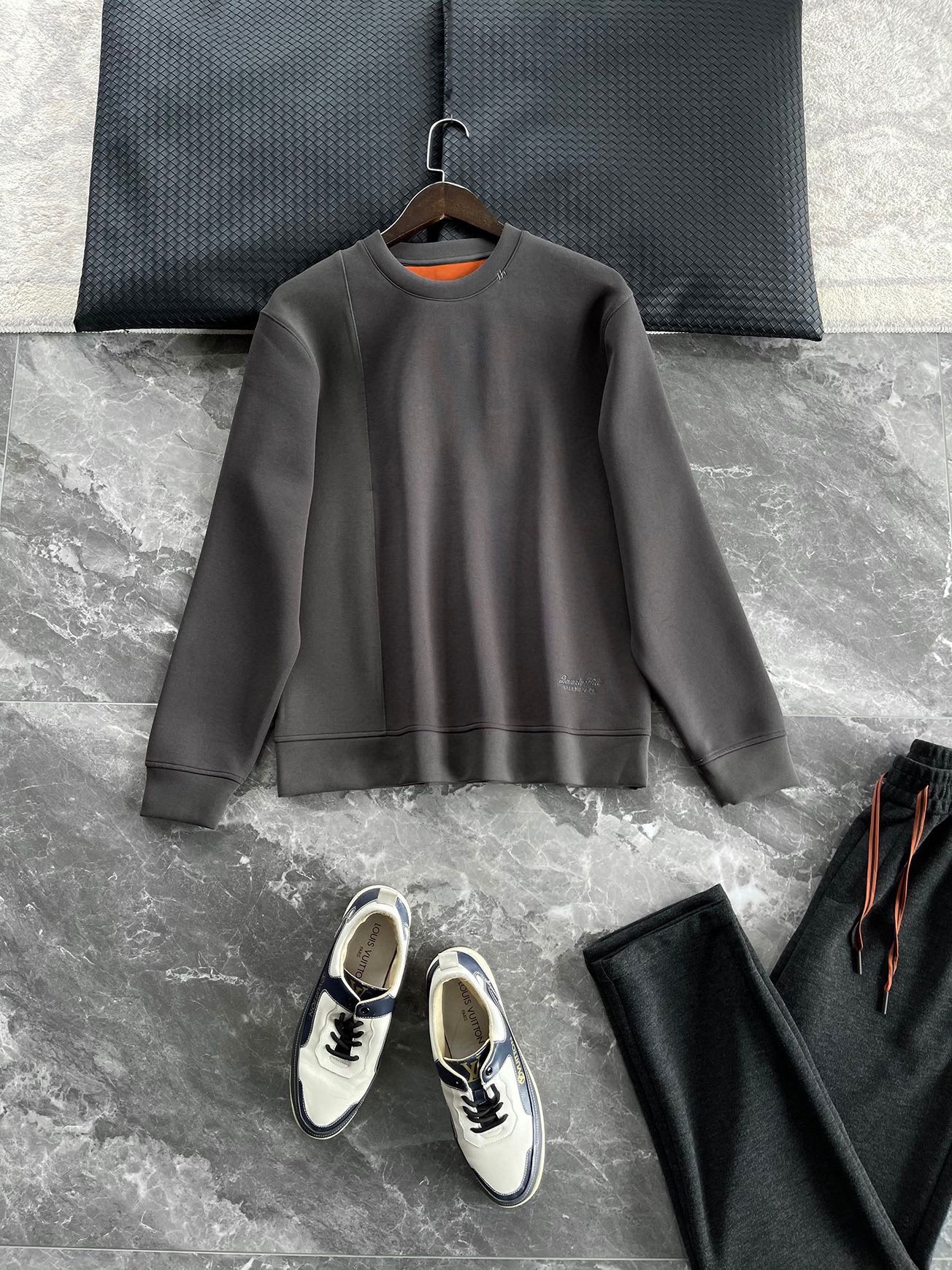 NO:502793,Paris BAL//FW autumn and winter new letters, three-dimensional spinning split vertical stripe inner lining, velvet composite men's round neck long sleeve solid color versatile sweatshirt is made of imported 58 cotton 39 polyester fiber 3 spandex fabric. The fabric is fine, smooth and shiny, with rich feel and visual sense. It is very breathable and comfortable to wear. It feels delicate, cotton and soft, and is skin-friendly and comfortable. Even when wearing sensitive skin, you can feel the ultimate comfort. It is an irreplaceable high quality of ordinary cotton fabrics!  The moderate thickness, soft and soft feel, the smooth and delicate weaving details, and the dense bead-ground texture fabric at the bottom highlight the texture visible to the naked eye. The comfort of the body is unquestionable, and it can be used to wear it in spring, autumn and winter!  The style is also very versatile and fashionable. The simple style of solid color, and it is a trendy street style that is hand-made when paired with various trousers. It is easy to grasp when paired with the jacket!  The basic conventional round neck shape, paired with smooth three-dimensional style cutting technology, is tall and capable on the upper body, which can well modify the perfect body feel, and enhance the handsomeness and personal charm of the body!  We are never sluggish in our pursuit of details. This round-neck sweatshirt is designed with a family-style letter embroidery group, showing the unique brand charm of Paris home. The collar and hem are carefully embroidered with imported embroidery machines, with clear patterns and even lines. The small logo can bring an extremely luxurious and extraordinary aura. The full sense of details is enough to conquer all the details. I believe that you who have taste will definitely be familiar with it!  This model continues the brand's classic heritage, and is a must-have collection of elegant men's wardrobe!  Trading companies have sparse channels and are released on the official website at the same time!  The most classic existence in Paris, the solid color round neck style is matched with exquisite embroidery, and the classic brand letters are three-dimensional embroidered, high-end and atmospheric!  !  Color dark gray/bean green 174-140 upper body size 50 size Size M-3XL (48-56) Model number Zeey28291 48 size Bust 106 Shoulder width 44.8 Sleeve length 60 Sleeve length 68 Sleeve length 60 Bust 110 Shoulder width 46 Sleeve length 61 Sleeve length 69 Sleeve length 52 Bust 114 Shoulder width 47.2 Sleeve length 62 Sleeve length 70 Sleeve length 54 Bust 118 Shoulder width 48.6 Sleeve length 63 Sleeve length 71 Sleeve length 56 Bust 122 Shoulder width 49.8 Sleeve length 64 Sleeve length 72,,balenciaga,hoodie,sweatshirts,jackets & coats,alexander wang19860909巴黎BAL//FW秋冬新款字母立体刺分割竖条纹内里拉绒复合男士圆领长袖纯色百搭卫衣 选用客供进口58棉39聚酯纤维3氨纶面料制成,面料质地细密平滑而有光泽,手感和视觉感丰富,透气性与着穿舒适度都非常优越,手感细腻、棉柔,亲肤舒适,即使是敏感皮肤穿着也能感受到极致的舒适,是普通棉质面料无可替代的高品质！厚度适中、手感轻柔绵软,平顺细腻的织纹细节,以及底部密实的珠地肌理感面料,凸显出肉眼可见的质感,着身舒适度更是毋庸置疑,可兼顾春秋冬三季搭配穿着！款式也是非常百搭时尚的,纯色的简洁款式,搭配各种裤装都是手到擒来的潮流街头风,搭配在外套里面也是轻松拿捏住！ 基础常规的圆领造型,搭配流畅立体的版型剪裁工艺,上身挺拔干练、可以很好的修饰出完美身材感,将着身着的帅气值与个人魅力提升！我们对细节的追求从不手软,这款圆领卫衣采用家族式字母刺绣团设计,展示了巴黎家独特的品牌魅力.领子与衣摆品牌字母刺绣,采用进口刺绣机精心绣制,图案清晰线条匀称,小小的Logo却能带来极致奢华的不凡气场,满满的细节感足以征服所有细节控们,相信有品味的你们一定不会陌生！此款延续了品牌的经典传承,各位优雅男士的衣橱里必备的典藏臻品！贸易公司渠道稀出,同步官网发售！巴黎最经典的存在,纯色圆领款式搭配精美刺绣,选用经典品牌字母立体绣,高端又大气！！ 颜色深灰色/豆绿 174-140上身50码 尺码M-3XL（48-56） 款号Zeey28291 48码  胸围106  肩宽44.8  袖长60 衣长68 50码  胸围110   肩宽46  袖长61 衣长69 52码  胸围114  肩宽47.2  袖长62 衣长70 54码  胸围118  肩宽48.6  袖长63 衣长71 56码 胸围122  肩宽49.8  袖长64 衣长72,,balenciaga,hoodie,sweatshirts,jackets & coats,alexander wang,Men's clothing