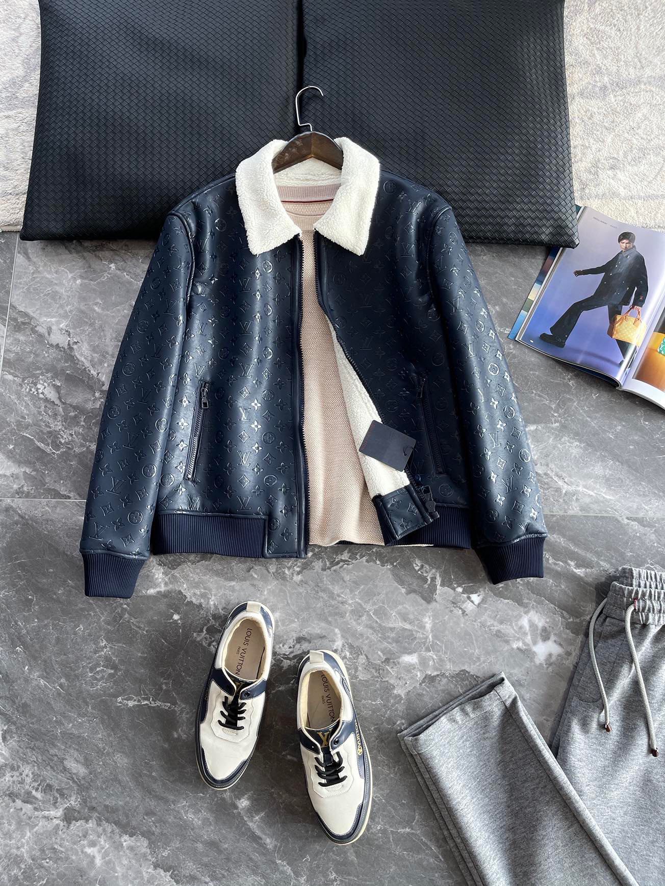 NO:629517,Size S. M.L.1V25FW new autumn and winter imported environmentally friendly fur one-piece lapel jacket, men's classic presbyopic embossed logo casual zipper jacket leather jacket!  Trading company channels are rare, leading official website sales!  V's latest fur-in-one is undoubtedly the first choice for men in autumn and winter. It not only has a fashionable design, but also has excellent thermal insulation effect!  Whether you are traveling on a daily basis or attending various formal occasions, you can become the center of attention!  This jacket not only has a luxurious glossy texture, but also integrates the concepts of environmental protection, comfort and warmth, providing a new choice for every man who pursues a quality life!  The fabric is made of imported environmentally friendly protein leather material, which is soft and elastic. This material is not only environmentally friendly, but also ensures the comfort of the wearer!  The surface of the jacket is also combined with three-dimensional presbyopia logo embossing, giving it a luxurious glossy texture, showing a unique taste whether in daily or formal occasions!  The inner lining is made of high-quality polar fleece, which is soft to the touch and skin-friendly. Compared with other common lamb wools, its thermal insulation effect is not inferior at all, or even better!  When you put on this jacket, you feel like you are surrounded by a warm nest, keeping you as warm as spring even in the cold wind!  The details can better reflect the quality of this jacket. The placket and pockets are customized with brand-engraved zipper hardware, which not only improves the overall texture of the jacket, but also adds a touch of nobility!  The cuffs and hem are made of knitted ribbed cuffs, which makes the entire jacket more stylish and increases the comfort of wearing it!  White/blue, two colors available!  Size S-XL Style number CE8887 S size shoulder width 48cm - chest 116cm - dress length 64cm - sleeve length 62cm M size shoulder width 49cm - chest 120cm - dress length 66cm - sleeve length 63cm L size shoulder width 50cm - chest 124cm - dress length 68cm - sleeve length 64cm XL size shoulder width 52cm - chest cm - dress length 70cm - sleeve length 65cm  Size recommendation (standard version) Height 174-jin, try on size M and it will fit!  Boys weighing less than 135 kilograms should choose S size, 135-150 kilograms should choose M size, 150-168 kilograms should choose L size, and 168-185 kilograms should choose XL size!  ,,jackets & coats,jackets & coats,leather jacket,alexander wang19860909码数S. M.L.1V25FW秋冬新款进口环保皮毛一体翻领夹克,男士经典老花压纹Logo休闲拉链夹克皮衣外套！贸易公司渠道稀出,领先官网发售！V家最新皮毛一体无疑是秋冬季男士们的首选,它不仅具有时尚的设计,更有出色的保暖效果！无论你是日常出行,还是参加各种正式场合,都能成为焦点！ 这款夹克不仅具有奢华的光泽质感,更是融合了环保、舒适和保暖的理念,为每一位追求品质生活的男士提供了全新的选择！面料采用客供进口环保蛋白皮材质,手感柔软且富有弹性,这种材质不仅环保,更能确保穿着者的舒适度！而在夹克的表面,还结合了立体老花Logo压纹,使其散发出奢华的光泽质感,无论是在日常还是正式场合都能展现出独特的品味！ 而内里则是采用了优质摇粒绒内衬,触感柔软且亲肤,与其他常见的羊羔毛相比,其保暖效果丝毫不逊色,甚至更为出色！当你穿上这款夹克时,就仿佛被一个温暖的小窝所包围,即使在寒风中也能保持温暖如春！细节之处更能体现出这款夹克的品质.门襟及袋口都定制了品牌刻印拉链五金,这不仅提高了夹克的整体质感,更增添了一丝尊贵的气息！而袖口和下摆则采用了针织罗纹束口拼接,使得整件夹克更加有型,同时也增加了穿着的舒适度！白色/蓝色,两色入！ 尺码S-XL 款号CE8887 S码肩宽48cm-胸围116cm-衣长64cm-袖长62cm M码肩宽49cm-胸围120cm-衣长66cm-袖长63cm L码肩宽50cm-胸围124cm-衣长68cm-袖长64cm XL码肩宽52cm-胸围cm-衣长70cm-袖长65cm 尺码推荐（标准版型） 身高174-斤,试穿M码合适！ 男生体重135斤以内选择S码,135-150斤选择M码,150-168斤选择L码,168-185斤选择XL码！,,jackets & coats,jackets & coats,leather jacket,alexander wang,Men's clothing