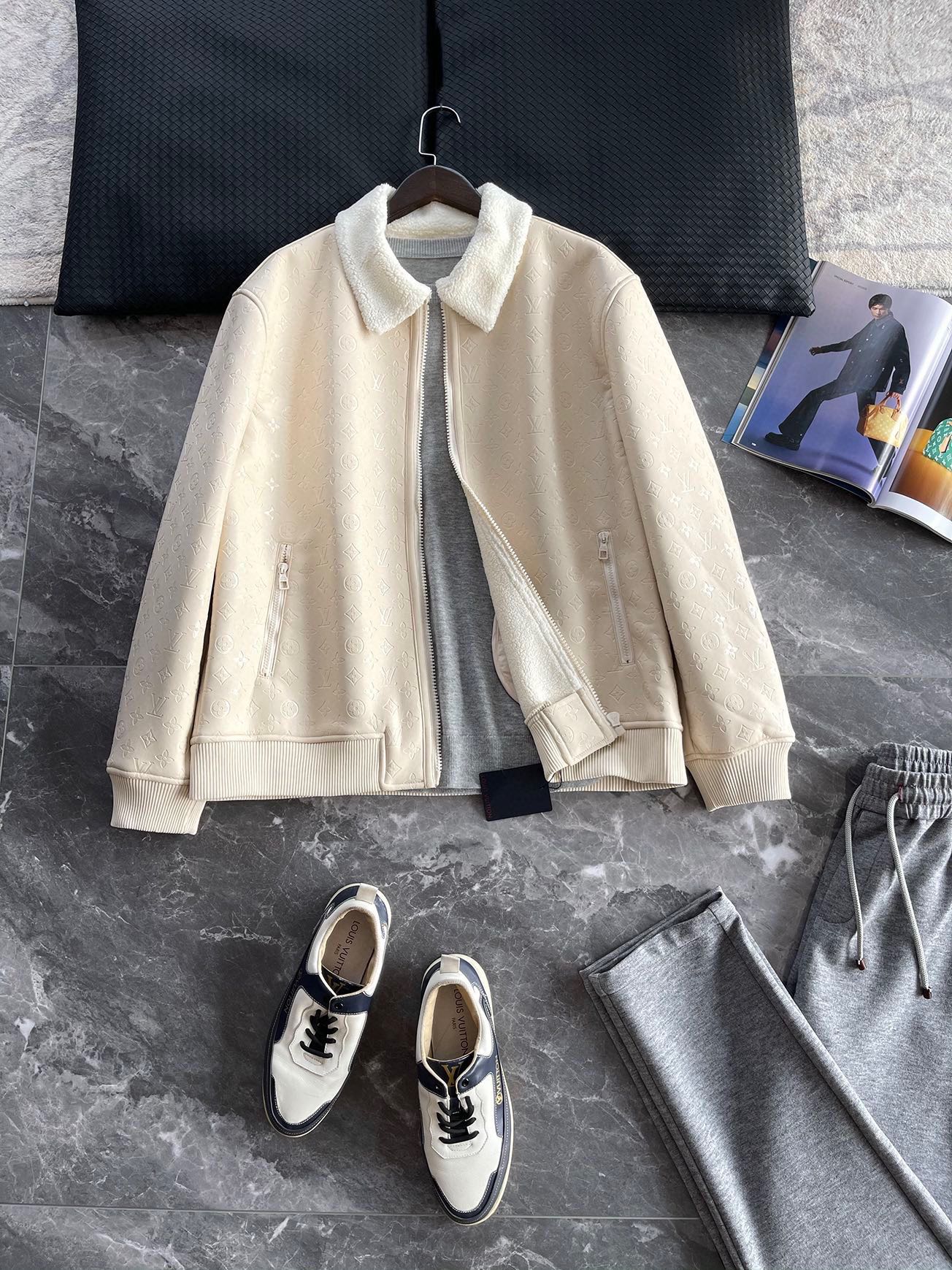 NO:629524,Size S.L.XL. 1V25FW new autumn and winter imported environmentally friendly fur one-piece lapel jacket, men's classic presbyopic embossed logo casual zipper jacket leather jacket!  Trading company channels are rare, leading official website sales!  V's latest fur-in-one is undoubtedly the first choice for men in autumn and winter. It not only has a fashionable design, but also has excellent thermal insulation effect!  Whether you are traveling on a daily basis or attending various formal occasions, you can become the center of attention!  This jacket not only has a luxurious glossy texture, but also integrates the concepts of environmental protection, comfort and warmth, providing a new choice for every man who pursues a quality life!  The fabric is made of imported environmentally friendly protein leather material, which is soft and elastic. This material is not only environmentally friendly, but also ensures the comfort of the wearer!  The surface of the jacket is also combined with three-dimensional presbyopia logo embossing, giving it a luxurious glossy texture, showing a unique taste whether in daily or formal occasions!  The inner lining is made of high-quality polar fleece, which is soft to the touch and skin-friendly. Compared with other common lamb wools, its thermal insulation effect is not inferior at all, or even better!  When you put on this jacket, you feel like you are surrounded by a warm nest, keeping you as warm as spring even in the cold wind!  The details can better reflect the quality of this jacket. The placket and pockets are customized with brand-engraved zipper hardware, which not only improves the overall texture of the jacket, but also adds a touch of nobility!  The cuffs and hem are made of knitted ribbed cuffs, which makes the entire jacket more stylish and increases the comfort of wearing it!  White/blue, two colors available!  Size S-XL Style number CE8887 S size shoulder width 48cm - chest 116cm - dress length 64cm - sleeve length 62cm M size shoulder width 49cm - chest 120cm - dress length 66cm - sleeve length 63cm L size shoulder width 50cm - chest 124cm - dress length 68cm - sleeve length 64cm XL size shoulder width 52cm - chest cm - dress length 70cm - sleeve length 65cm  Size recommendation (standard version) Height 174-jin, try on size M and it will fit!  Boys weighing less than 135 kilograms should choose S size, 135-150 kilograms should choose M size, 150-168 kilograms should choose L size, and 168-185 kilograms should choose XL size!  ,,jackets & coats,jackets & coats,leather jacket,alexander wang19860909码数S.L.XL. 1V25FW秋冬新款进口环保皮毛一体翻领夹克,男士经典老花压纹Logo休闲拉链夹克皮衣外套！贸易公司渠道稀出,领先官网发售！V家最新皮毛一体无疑是秋冬季男士们的首选,它不仅具有时尚的设计,更有出色的保暖效果！无论你是日常出行,还是参加各种正式场合,都能成为焦点！ 这款夹克不仅具有奢华的光泽质感,更是融合了环保、舒适和保暖的理念,为每一位追求品质生活的男士提供了全新的选择！面料采用客供进口环保蛋白皮材质,手感柔软且富有弹性,这种材质不仅环保,更能确保穿着者的舒适度！而在夹克的表面,还结合了立体老花Logo压纹,使其散发出奢华的光泽质感,无论是在日常还是正式场合都能展现出独特的品味！ 而内里则是采用了优质摇粒绒内衬,触感柔软且亲肤,与其他常见的羊羔毛相比,其保暖效果丝毫不逊色,甚至更为出色！当你穿上这款夹克时,就仿佛被一个温暖的小窝所包围,即使在寒风中也能保持温暖如春！细节之处更能体现出这款夹克的品质.门襟及袋口都定制了品牌刻印拉链五金,这不仅提高了夹克的整体质感,更增添了一丝尊贵的气息！而袖口和下摆则采用了针织罗纹束口拼接,使得整件夹克更加有型,同时也增加了穿着的舒适度！白色/蓝色,两色入！ 尺码S-XL 款号CE8887 S码肩宽48cm-胸围116cm-衣长64cm-袖长62cm M码肩宽49cm-胸围120cm-衣长66cm-袖长63cm L码肩宽50cm-胸围124cm-衣长68cm-袖长64cm XL码肩宽52cm-胸围cm-衣长70cm-袖长65cm 尺码推荐（标准版型） 身高174-斤,试穿M码合适！ 男生体重135斤以内选择S码,135-150斤选择M码,150-168斤选择L码,168-185斤选择XL码！,,jackets & coats,jackets & coats,leather jacket,alexander wang,Men's clothing