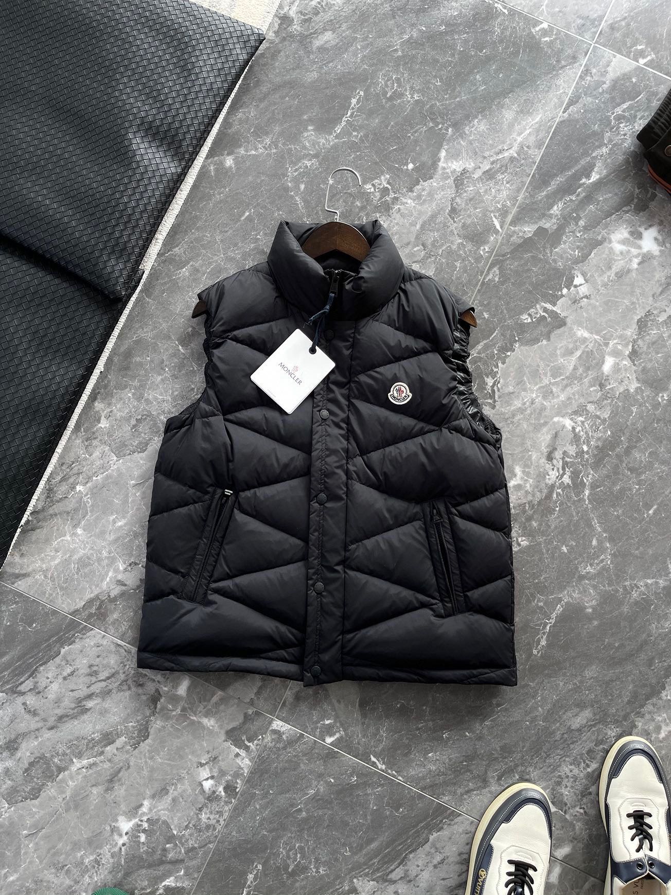 NO:615128,MOC25FW new autumn and winter diamond-shaped quilted nylon down vest, men's and women's same felt badge decorated zipper stand collar sleeveless down jacket!  Trading company channels are rare and available on the official website simultaneously!  The classic regular down vest once again opens a chapter of invincible avant-garde styling, with its own elegance and nobility!  This down vest is made of imported high-density nylon material. The fabric is extremely soft and delicate. It has good outdoor functions such as windproof and water-repellent, wear-resistant and scratch-resistant, and can easily cope with various environments!  The polyester fiber lining on the inside is spliced, and the full lock velvet treatment design prevents velvet from running away or picking out hair. The elasticity is also very good when the air is pressed by hand!  The customer-supplied DIST90 goose down is processed with advanced direct filling technology, which has strong thermal insulation and temperature locking properties!  The unique diamond-shaped quilting design adopts CNC positioning process, showing superb craftsmanship!  The classic felt badge embellishment on the chest is the enduring brand charm!  Fashionable stand-up collar zipper vest style cut, can easily switch between the workplace and weekend outdoor time, the same style is recommended for men and women!  Size 1-4 Style number AL24029 Size 1 has shoulder width 43cm - bust 110cm - dress length 64cm Size 2 has shoulder width 44cm - chest 114cm - dress length 66cm Size 3 has shoulder width 45cm - chest 118cm - dress length 68cm Size 4 has shoulder width 46cm - chest 122cm - dress length 70cm Size recommendations (standard version)  Height 174-jin, tried on size 2 and it fits!  Boys weighing less than 130 kilograms choose size 1, 130-145 kilograms choose size 2, 145-162 kilograms choose size 3, 162-180 kilograms choose size 4!  Girls can all choose size 1, jackets & coats, down jacket, alexander wang19860909MOC25FW秋冬新款菱形格绗缝尼龙羽绒马甲,男女同款毛毡徽章装饰拉链立领无袖羽绒服外套！贸易公司渠道稀出,同步官网发售！经典常规款的羽绒马甲背心,再次打开无敌前卫造型的篇章,造型自带优雅高贵！ 这款羽绒马甲采用客供进口高密度尼龙材质制成,面料柔软度与细腻感都异常优越,具有良好的防风拒水、耐磨防刮等户外功能性,轻松应对各种环境！内里聚酯纤维内衬拼接,十足的锁绒处理设计不跑绒不钻毛,用手抓压空气回弹性也是十足的好！客供DIST90鹅绒配合先进的直充绒技术处理,保暖锁温性强！独特的菱形格绗缝设计,采用数控定位工艺流程,展现精湛的工艺技巧！胸前经典毛毡徽章点缀,则是经久不变的品牌魅力！时尚立领拉链马甲版型裁剪,可轻松实现职场与周末户外时光的切换,男女同款推荐！尺码1-4 款号AL24029 1码肩宽43cm-胸围110cm-衣长64cm 2码肩宽44cm-胸围114cm-衣长66cm 3码肩宽45cm-胸围118cm-衣长68cm 4码肩宽46cm-胸围122cm-衣长70cm 尺码推荐（标准版型） 身高174-斤,试穿2码合适！ 男生体重130斤以内选择1码,130-145斤选择2码,145-162斤选择3码,162-180斤选择4码！ 女生全部选择1码即可,,jackets & coats,down jacket,alexander wang,Men's clothing