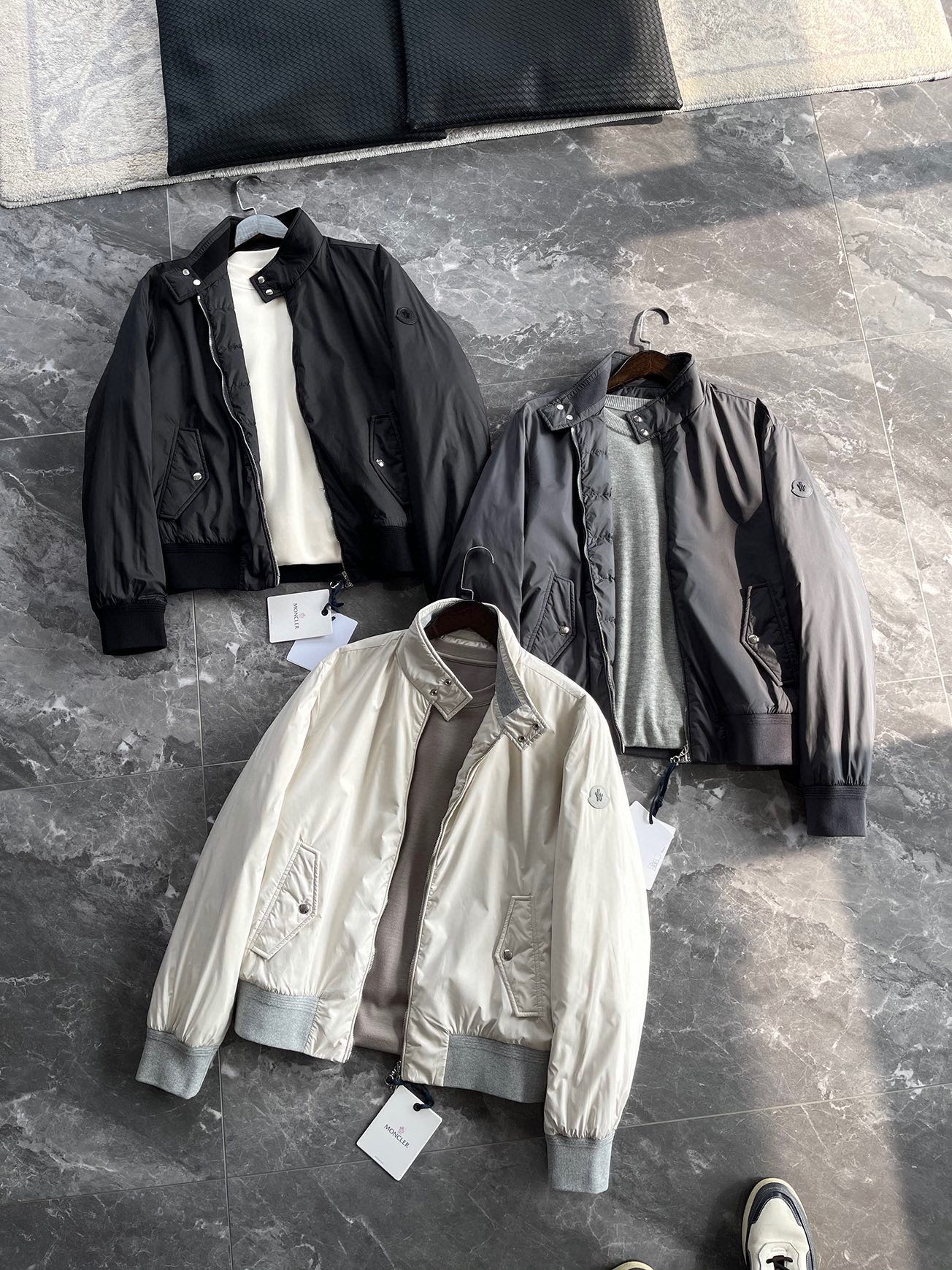 NO:615169,MOC25FW new autumn and winter densely woven nylon stand collar down jacket, men's lightweight down quilted lined pilot zipper down jacket jacket!  The trading company channel is rare, and it is sold simultaneously on the official website. The purchasing price is 7900 RMB!  A must-have thin down jacket for men in autumn and winter. With its pilot shape and smart and handsome upper body effect, it has become a very stylish style!  This down jacket adopts a zippered small stand-up collar design, making the overall look more refined!  The flap pocket design on both sides adds practicality!  Customized logo-engraved zippers, snap buttons and other hardware details are provided to customers, showing a full sense of quality and class!  High-density nylon fabric becomes one of the main fabrics of this jacket, allowing the wearer to feel comfortable and textured!  The cuffs and hem are designed with gray knitted ribbing, which not only increases the overall texture but also improves comfort!  The interior is padded and filled with thin quilted European standard 90 goose down, ensuring warmth and comfort without looking bloated!  The three-dimensional metal embossed leather badges on the sleeve arms give people a sense of luxury, which is irresistible!  This jacket features a short, fitted silhouette, making it perfect for men of all ages!  If you like this jacket, please don't miss it, it will become your fashionable and handsome choice and show your young and fashionable side!  Whether it's daily wear or special occasions, it can make you stand out!  In short, this down jacket is a rare fashion item. It not only has practicality and comfort, but also shows quality and class!  No matter where you are, choosing this jacket will make you the center of attention and exude confidence and charm!  Black/beige/grey, three colors included!  Size 1-4 Model number AL238231 Size 1 has shoulder width 48cm - bust 114cm - dress length 64cm - sleeve length 66cm Size 2 has shoulder width 49cm - chest 118cm - dress length 65cm - sleeve length 67cm Size 3 has shoulder width 50cm - chest 122cm - dress length 66cm - sleeve length 68cm  Size 4, shoulder width 51cm - bust 126cm - dress length 67cm - sleeve length 69cm. Recommended size (standard version). Height 174kg, try on size 2 which is suitable!  For boys, choose size 1 if you weigh less than 145 pounds, choose size 2 if you weigh between 145 pounds and 162 pounds, choose size 3 if you weigh 145-162 pounds, and choose size 4 if you weigh 162-180 pounds!  ,,jackets & coats,jackets & coats,down jacket,alexander wang19860909MOC25FW秋冬新款密织尼龙立领羽绒夹克,男士轻薄款羽绒绗缝内衬飞行员拉链羽绒服夹克外套！贸易公司渠道稀出,同步官网发售,代购价格7900RMB！男士秋冬时节必入薄款羽绒夹克奉献,它以其飞行员造型、干练帅气的上身效果,成为了非常有型的穿搭款式！ 这款羽绒夹克采用了拉链小立领设计,让整体造型更显精致！而两侧翻盖口袋设计,则增添了实用性！客供定制Logo刻印拉链、四合扣等五金细节,展现满满的品质档次感！高密尼龙面料成为这件夹克的主要面料之一,让穿着者感受到舒适和质感！袖口和下摆则采用灰色针织罗纹拼接设计,既增加了整体质感,又提升了舒适度！内里使用薄款绗缝欧标90鹅绒加衬填充,保证了保暖性和舒适度,同时又不会显得臃肿！袖臂上的立体金属压花皮标徽章,则给人一种高奢气场的感觉,让人无法抗拒！ 这款夹克采用了短款合体版型剪裁,非常适合各个年龄阶层的男士驾驭！如果你喜欢这款夹克,请不要错过它,它将成为你时尚帅气的选择,并展现出你年轻时尚的一面！无论是日常穿搭还是特殊场合,都能让你脱颖而出！总之该羽绒夹克是一件不可多得的时尚单品,它既具备了实用性和舒适度,又展现了品质和档次感！无论何时何地,选择这款夹克都能让你成为焦点,并散发出自信和魅力！黑色/米色/灰色,三色入！尺码1-4 款号AL238231 1码肩宽48cm-胸围114cm-衣长64cm-袖长66cm 2码肩宽49cm-胸围118cm-衣长65cm-袖长67cm 3码肩宽50cm-胸围122cm-衣长66cm-袖长68cm 4码肩宽51cm-胸围126cm-衣长67cm-袖长69cm 尺码推荐（标准版型） 身高174-斤,试穿2码合适！ 男生体重斤以内选择1码,-145斤选择2码,145-162斤选择3码,162-180斤选择4码！,,jackets & coats,jackets & coats,down jacket,alexander wang,Men's clothing