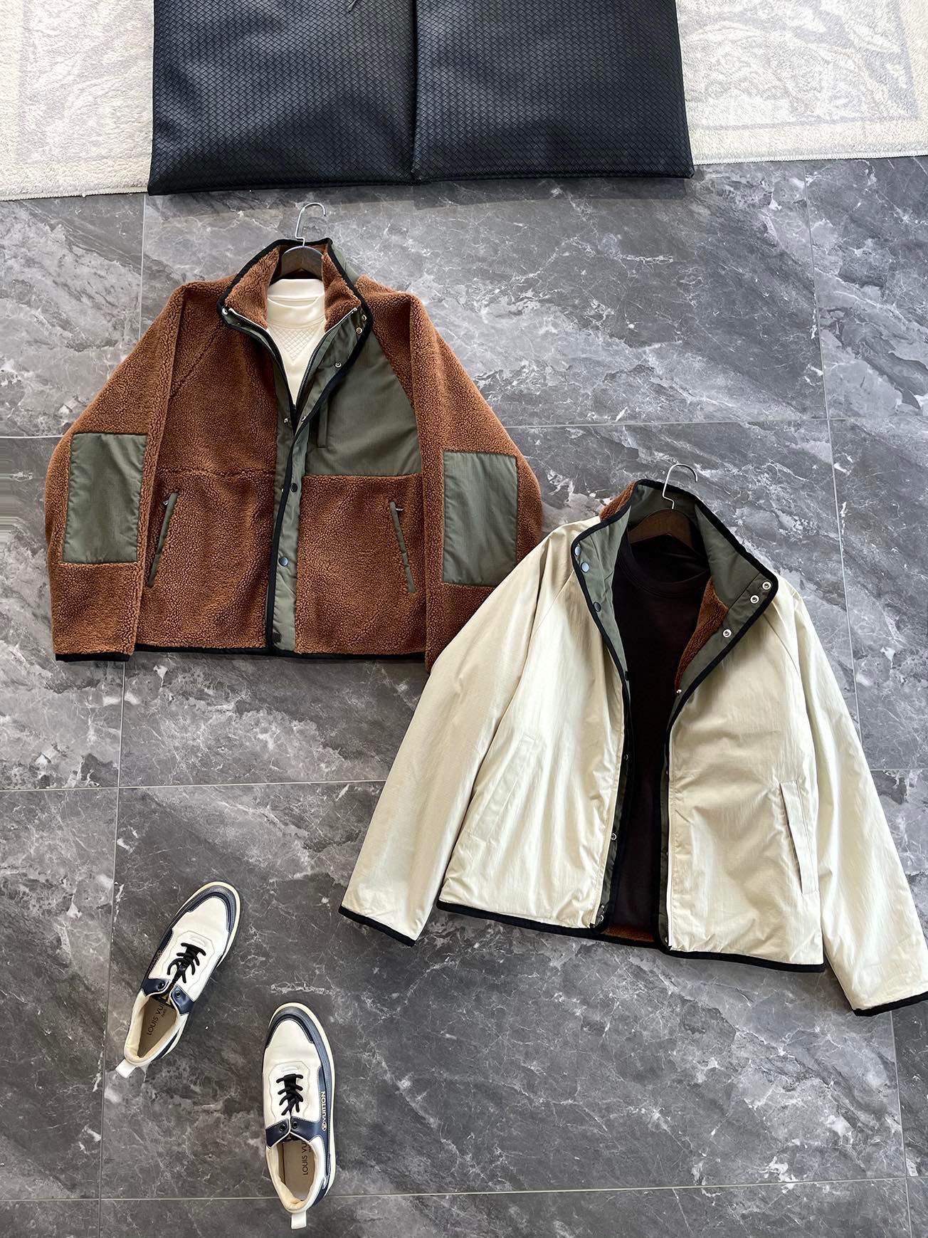 NO:615144,A work of ingenuity, a must-have product. One side presents a grainy lamb wool polar fleece wool blended fabric, and the other side is a windproof and waterproof high-density professional outdoor fabric. Into the wild outdoor series - the collision of old money and fashion, LP Guanxi Ge interprets men's fashionable jackets  Small-grained lambswool 30% wool 60% acrylic 10% polyester. It feels soft to the hand and combines the graininess to give the fabric a unique three-dimensional effect. The dark patterned plaid fabric makes the whole style more vivid. The jacquard plaid fabric is 70% cotton and 30% nylon. It has a dry and crisp texture. The unique plaid fabric is very suitable for functional outdoor leisure. The collar, access control, pockets, etc. are all designed with contrasting colors, bringing perfect visual impact and fashion sense.  In terms of details, 3D three-dimensional cutting, raglan sleeve design, perfectly modify the shoulder line, the combination of zippers and buttons at the access control, and the oblique pockets are designed with zippers, which are functional and very comfortable at the same time. The comfortable silhouette, loose and comfortable version, the upper body is relaxed and comfortable, and the reversible style is both outdoor and warm. Size S-XL 174-upper body M size Style number FJC242345  S bust 112 length 69 shoulder sleeve length 77 M bust 116 length 70 shoulder sleeve length 78 L bust 122 length 72 shoulder sleeve length 79 XL bust 128 length 74 shoulder sleeve length 80,,loro piana,jackets & coats,jackets & coats,alexander wang19860909匠心之作,必出精品,一面呈现颗粒感羊羔毛摇粒绒羊毛混纺面料一面防风防水高密度专业户外面料,into the wild户外系列-老钱与时尚的碰撞,LP冠希哥演绎男士时尚夹克外套 小颗粒羊羔毛30羊毛60晴纶10涤纶,手感觉柔软并结合颗粒感使面料很独特的立体效果搭配暗纹格型面料使整个款式更加生动,提花格子面料70棉,30锦纶,干爽挺括质地,独居特色的格型面料,很适合机能户外休闲.领口,门禁,口袋等处均采用撞色相拼设计,带来完美的视觉冲击与时尚感 在细节上,3D立体裁剪,插肩袖设计,完美修饰肩部线条,门禁处拉链和纽扣相结合,斜插口袋采用拉链设计,兼备功能性的同时又非常的舒适,舒适廓形,宽松舒适的版型,上身轻松惬意,结合两面穿的款式既户外又保暖. 尺码S-XL 174-上身M码 款号FJC242345 S胸围112衣长69肩连袖长77 M胸围116衣长70肩连袖长78 L胸围122衣长72肩连袖长79 XL胸围128衣长74肩连袖长80,,loro piana,jackets & coats,jackets & coats,alexander wang,Men's clothing