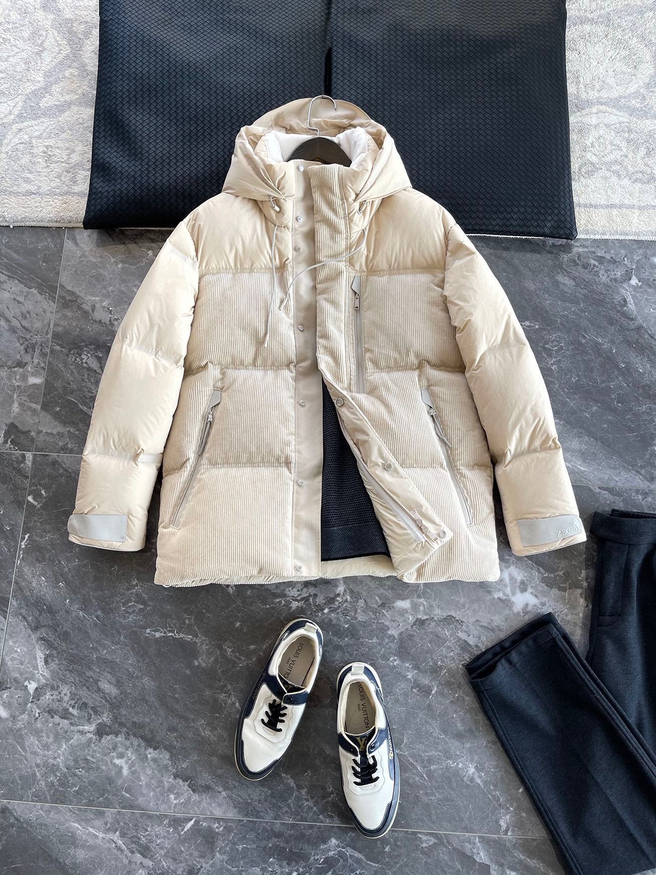 NO:615173,-EZ25FW new autumn and winter corduroy spliced ​​laminated down jacket, men's fashionable leather zipper pocket drawstring hooded stand-collar down jacket!  Trading company channels are rare and available on the official website simultaneously!  Z's new down jacket is not only unique in design, but also outstanding in fabric selection, thermal performance, detail processing and pattern cutting!  It is a down jacket that is both practical and fashionable, and can meet the wearing needs of different occasions!  This down jacket is made of vertical striped corduroy fabric, which not only has a unique visual effect, but also feels soft and comfortable!  The composition of 91% cotton ensures the breathability and hygroscopicity of the fabric, 8% cashmere brings warmth and luxury, and 1% spandex increases the elasticity of the fabric, making the overall wear more comfortable!  The sleeve shoulders and hood side are spliced ​​with high-density nylon fabric. This fabric is not only wear-resistant and durable, but also has good windproof and waterproof properties!  The collision of the two fabrics forms a sharp contrast, which not only shows the sense of fashion, but also meets the needs of practicality!  The interior is filled with European standard 90 goose down. The thermal insulation performance of goose down is better than that of duck down, and the 90 down content ensures the high fluffiness and excellent warmth and temperature locking properties of the down jacket!  And the high-end gluing process is used for compartmental processing, which not only makes the down jacket lighter, but also improves the thermal insulation performance and avoids the shifting and gathering of down!  The body uses laminated leather zipper pockets, which are both practical and beautiful, and also increase the durability of the clothing!  The iconic brand logo embossed leather tabs on the cuffs not only play a decorative role, but also enhance the windproof performance of the cuffs!  The zipper hardware engraved with the brand's words shows luxury in every detail, enhancing the overall sense of quality!  The suede stitching on the inside of the collar increases comfort and warmth. The drawstring design at the hem provides excellent wind protection and is also easy to adjust the tightness!  The loose straight cut is suitable for men of any age. It is both comfortable and fashionable. It can be easily controlled whether it is daily travel or outdoor activities!  The lamination process can only be dry cleaned, do not machine wash!  Size S-XL Model number AL238291 S size shoulder width 51cm - bust 122cm - dress length 75cm - sleeve length 61cm M size shoulder width 52cm - chest 126cm - dress length 77cm - sleeve length 62cm L size shoulder width 53cm - chest 130cm - dress length 79cm - sleeve length 63cm  XL size: shoulder width 54cm - bust 134cm - length 81cm - sleeve length 64cm Recommended size (loose fit) Height 174-140 pounds, try on size M!  Boys weighing less than 135 kilograms should choose S size, 135-152 kilograms should choose M size, 152-170 kilograms should choose L size, and 170-190 kilograms should choose XL size!  ,,jackets & coats,jackets & coats,down jacket,hats,alexander wang19860909-EZ25FW秋冬新款灯芯绒拼接压胶羽绒夹克,男士时尚拼皮拉链口袋抽绳式连帽立领羽绒服外套！贸易公司渠道稀出,同步官网发售！Z家新款羽绒服不仅在设计上独具匠心,而且在面料选择、保暖性能、细节处理以及版型裁剪等方面都表现出色！它是一款既实用又时尚的羽绒服,能够满足不同场合的穿着需求！ 这款羽绒服采用竖条纹灯芯绒面料,这种面料不仅具有独特的视觉效果,而且触感柔软舒适！成分上91的棉保证了面料的透气性和吸湿性,8的山羊绒则带来了温暖与奢华感,1的氨纶增加了面料的弹性,使得整体穿着更加自如！袖肩及帽兜侧采用高密度尼龙面料拼接,这种面料不仅耐磨耐用,而且具有良好的防风防水性能！两种面料的碰撞形成了鲜明的对比,既展现了时尚感,又满足了实用性的需求！ 内里采用欧标90鹅绒填充,鹅绒的保暖性能优于鸭绒,且90的含绒量保证了羽绒服的高蓬松度和优异的保暖锁温性！并且通过高端压胶工艺进行分格处理,不仅使得羽绒服更加轻盈,而且提高了保暖性能,避免了羽绒的移位和聚集！衣身采用压胶拼皮拉链口袋,既实用又美观,同时也增加了衣物的耐用性！袖口标志性品牌Logo压花皮袢,不仅起到了装饰作用,而且增强了袖口的防风性能！刻有品牌字样的拉链五金,细节处尽显奢华,提升了整体品质感！领口内侧绒面拼接,增加了舒适性和保暖性下摆采用抽绳束口设计,提供了出色的防风性,同时也方便调节松紧度！宽松直筒版型裁剪,适合任何年龄阶段的男士穿着,既舒适又时尚,无论是日常出行还是户外活动,都能轻松驾驭！压胶工艺只可干洗,切勿机洗！尺码S-XL 款号AL238291 S码肩宽51cm-胸围122cm-衣长75cm-袖长61cm M码肩宽52cm-胸围126cm-衣长77cm-袖长62cm L码肩宽53cm-胸围130cm-衣长79cm-袖长63cm XL码肩宽54cm-胸围134cm-衣长81cm-袖长64cm 尺码推荐（宽松版型） 身高174-140斤,试穿M码合适！ 男生体重135斤以内选择S码,135-152斤选择M码,152-170斤选择L码,170-190斤选择XL码！,,jackets & coats,jackets & coats,down jacket,hats,alexander wang,Men's clothing