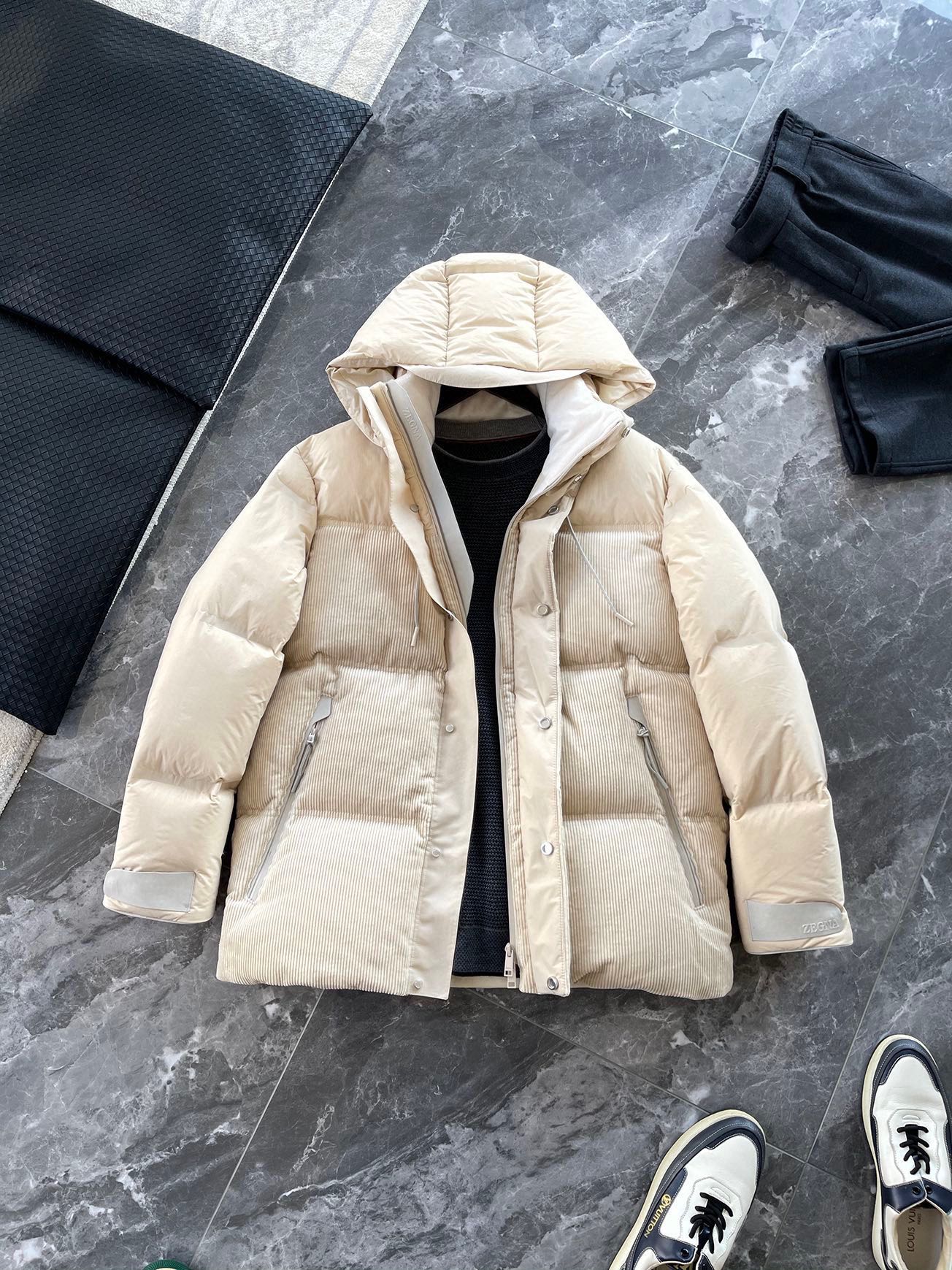 NO:615177,EZ25FW new autumn and winter corduroy spliced ​​laminated down jacket, men's fashionable leather zipper pocket drawstring hooded stand-collar down jacket!  Trading company channels are rare and available on the official website simultaneously!  Z's new down jacket is not only unique in design, but also outstanding in fabric selection, thermal performance, detail processing and pattern cutting!  It is a down jacket that is both practical and fashionable, and can meet the wearing needs of different occasions!  This down jacket is made of vertical striped corduroy fabric, which not only has a unique visual effect, but also feels soft and comfortable!  The composition of 91% cotton ensures the breathability and hygroscopicity of the fabric, 8% cashmere brings warmth and luxury, and 1% spandex increases the elasticity of the fabric, making the overall wear more comfortable!  The sleeve shoulders and hood side are spliced ​​with high-density nylon fabric. This fabric is not only wear-resistant and durable, but also has good windproof and waterproof properties!  The collision of the two fabrics forms a sharp contrast, which not only shows the sense of fashion, but also meets the needs of practicality!  The interior is filled with European standard 90 goose down. The thermal insulation performance of goose down is better than that of duck down, and the 90 down content ensures the high fluffiness and excellent warmth and temperature locking properties of the down jacket!  And the high-end gluing process is used for compartmental processing, which not only makes the down jacket lighter, but also improves the thermal insulation performance and avoids the shifting and gathering of down!  The body uses laminated leather zipper pockets, which are both practical and beautiful, and also increase the durability of the clothing!  The iconic brand logo embossed leather tabs on the cuffs not only play a decorative role, but also enhance the windproof performance of the cuffs!  The zipper hardware engraved with the brand's words shows luxury in every detail, enhancing the overall sense of quality!  The suede stitching on the inside of the collar increases comfort and warmth. The drawstring design at the hem provides excellent wind protection and is also easy to adjust the tightness!  The loose straight cut is suitable for men of any age. It is both comfortable and fashionable. It can be easily controlled whether it is daily travel or outdoor activities!  The lamination process can only be dry cleaned, do not machine wash!  Size S-XL Model number AL238291 S size shoulder width 51cm - bust 122cm - dress length 75cm - sleeve length 61cm M size shoulder width 52cm - chest 126cm - dress length 77cm - sleeve length 62cm L size shoulder width 53cm - chest 130cm - dress length 79cm - sleeve length 63cm  XL size: shoulder width 54cm - bust 134cm - length 81cm - sleeve length 64cm Recommended size (loose fit) Height 174-140 pounds, try on size M!  Boys weighing less than 135 kilograms should choose S size, 135-152 kilograms should choose M size, 152-170 kilograms should choose L size, and 170-190 kilograms should choose XL size!  ,,jackets & coats,jackets & coats,down jacket,hats,alexander wang19860909EZ25FW秋冬新款灯芯绒拼接压胶羽绒夹克,男士时尚拼皮拉链口袋抽绳式连帽立领羽绒服外套！贸易公司渠道稀出,同步官网发售！Z家新款羽绒服不仅在设计上独具匠心,而且在面料选择、保暖性能、细节处理以及版型裁剪等方面都表现出色！它是一款既实用又时尚的羽绒服,能够满足不同场合的穿着需求！ 这款羽绒服采用竖条纹灯芯绒面料,这种面料不仅具有独特的视觉效果,而且触感柔软舒适！成分上91的棉保证了面料的透气性和吸湿性,8的山羊绒则带来了温暖与奢华感,1的氨纶增加了面料的弹性,使得整体穿着更加自如！袖肩及帽兜侧采用高密度尼龙面料拼接,这种面料不仅耐磨耐用,而且具有良好的防风防水性能！两种面料的碰撞形成了鲜明的对比,既展现了时尚感,又满足了实用性的需求！ 内里采用欧标90鹅绒填充,鹅绒的保暖性能优于鸭绒,且90的含绒量保证了羽绒服的高蓬松度和优异的保暖锁温性！并且通过高端压胶工艺进行分格处理,不仅使得羽绒服更加轻盈,而且提高了保暖性能,避免了羽绒的移位和聚集！衣身采用压胶拼皮拉链口袋,既实用又美观,同时也增加了衣物的耐用性！袖口标志性品牌Logo压花皮袢,不仅起到了装饰作用,而且增强了袖口的防风性能！刻有品牌字样的拉链五金,细节处尽显奢华,提升了整体品质感！领口内侧绒面拼接,增加了舒适性和保暖性下摆采用抽绳束口设计,提供了出色的防风性,同时也方便调节松紧度！宽松直筒版型裁剪,适合任何年龄阶段的男士穿着,既舒适又时尚,无论是日常出行还是户外活动,都能轻松驾驭！压胶工艺只可干洗,切勿机洗！尺码S-XL 款号AL238291 S码肩宽51cm-胸围122cm-衣长75cm-袖长61cm M码肩宽52cm-胸围126cm-衣长77cm-袖长62cm L码肩宽53cm-胸围130cm-衣长79cm-袖长63cm XL码肩宽54cm-胸围134cm-衣长81cm-袖长64cm 尺码推荐（宽松版型） 身高174-140斤,试穿M码合适！ 男生体重135斤以内选择S码,135-152斤选择M码,152-170斤选择L码,170-190斤选择XL码！,,jackets & coats,jackets & coats,down jacket,hats,alexander wang,Men's clothing