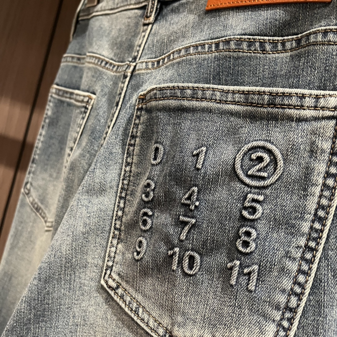 马吉拉24男士丹宁水洗修身牛仔裤经典的五袋直筒款式后口袋采用了点d浮雕印压设计采用原版丹宁原料制作原色系
