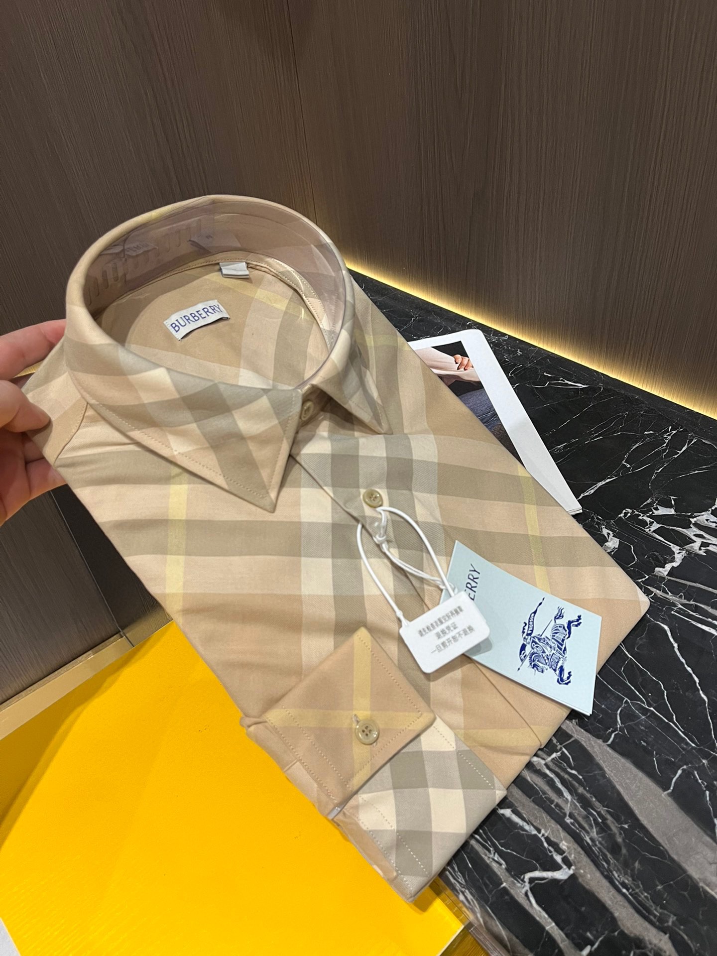 NO:118362,BBR Ba*li 24S men's plaid long-sleeved shirt, classic style that sells well every year!  !  It is not just a sign of enduring popularity, but also a fuse for creative inspiration!  Burberry Classic Check Print Shirt!  Customer-supplied lint cotton fabric, crisp and stylish!  All the mattresses are made, and you will know that there are many waste fabrics cut, all buttons are real shell buckles on white background, and each one is marked!  Can be casual or formal, and can easily create street photography styles with any combination, and easily convert various styles... S-2XL, burberry, shirts, alexander wang19860909BBR 巴*莉24S男士格子长袖衬衫,经典到每年都大卖的款式！！不仅仅是一种经久不衰的标志 更是一个创造灵感的导火索！Burberry经典格纹印花衬衫！客供绒棉面料,挺括有型！全对格做工,想想就知道多废面料剪裁,纽扣全部为白底真贝壳扣,每一颗都是带有标识的！可休闲可正式,随便搭配都能轻松打造街拍造型,各种风格轻松转换..码数S-2XL,,burberry,shirts,alexander wang,Men's clothing