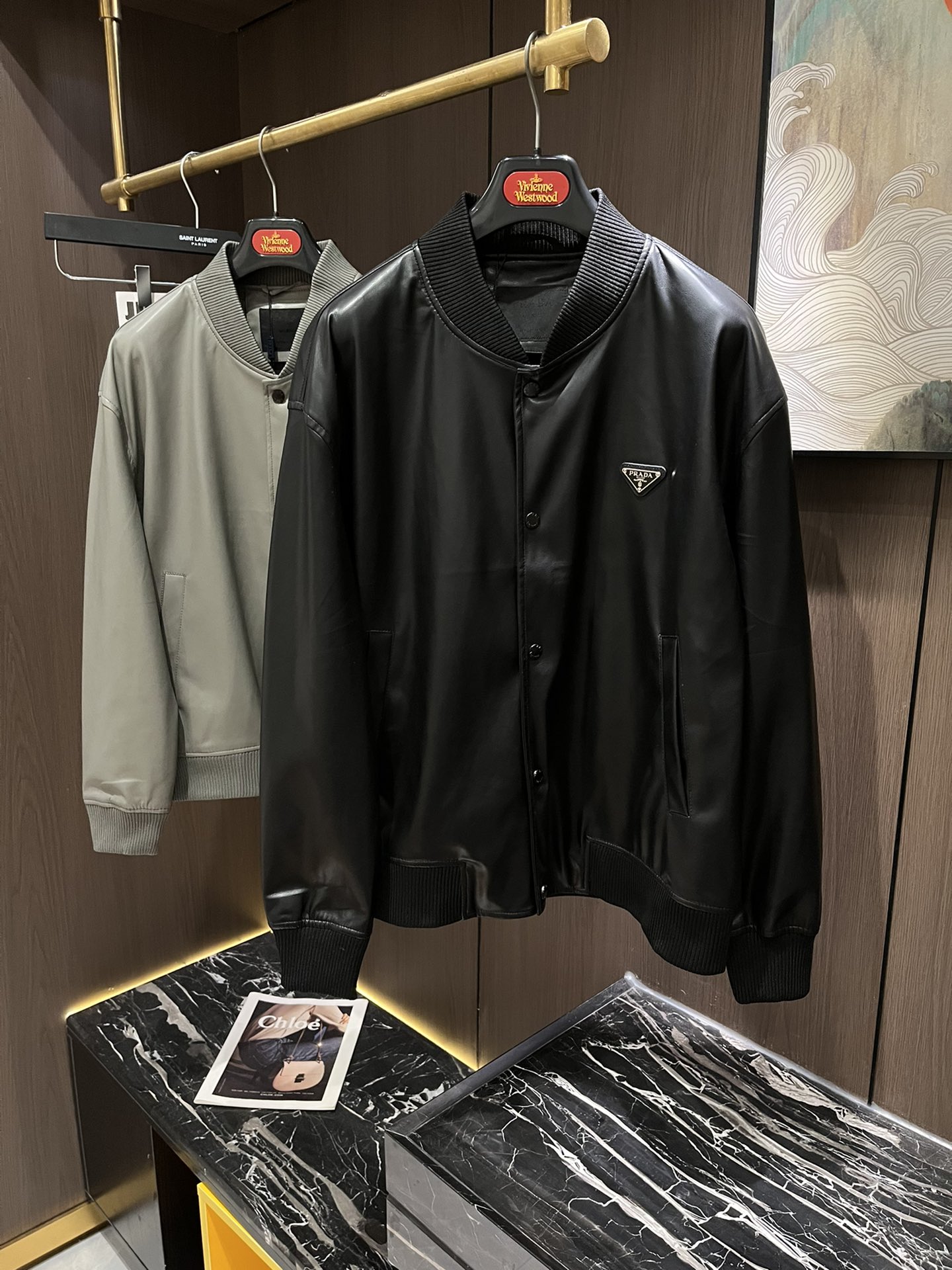 NO:550993,Black S. 2XL.PRA men's autumn casual baseball collar jacket......... A very unique style, imported high-tech leather fabric, with a very delicate feel, the overall shape is a bomber jacket. The chest is decorated with classic triangle logo elements, fashionable and retro, refreshing the visual aesthetic style, highlighting the overall toughness and unruly feeling, and a very high-end and modern structure!  Customized hardware, the upper body is special!  The basic and versatile style is free of age restrictions. The upper body is not only comfortable but also has a very fashionable look. It is a jacket that is very suitable for all seasons!  First-class tailoring, retro and elegant, personal and tone!  S-2XL, prada, jackets & coats, jackets & coats, alexander wang19860909黑色码数S. 2XL.PRA男士秋款休闲棒球领夹克外套…………用料非常独到的一个款,进口高科技皮质面料,手感相当细腻,整体采用飞行员夹克为造型 胸口经典三角徽标元素点缀,时髦且复古,刷新了视觉审美画风,凸显了整体的硬朗与不羁感,非常高级摩登的构造！定制五金 上身又特别！基础百搭的版型,毫无年龄限制可言,上身不但舒适同时极具时尚造型感,一年四季都很适用的夹克外套！剪裁一流,复古且雅痞,个性且腔调！码数S-2XL,,prada,jackets & coats,jackets & coats,alexander wang,Men's clothing