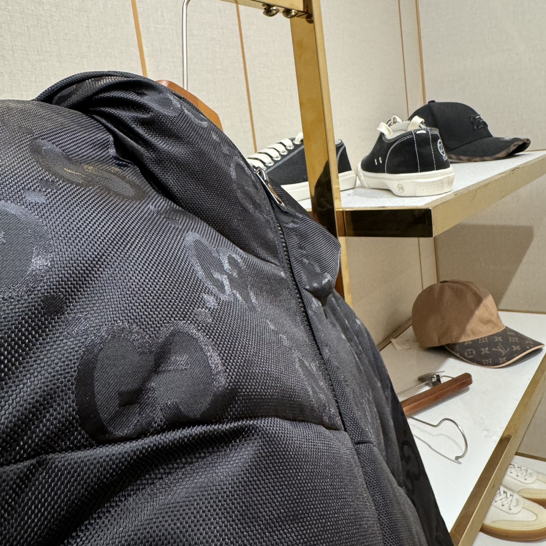 超强品质GU24S秋冬男士连帽羽绒服....经典百搭款廓形面包版型上身显瘦不挑人上身效果非常好90白鸭绒