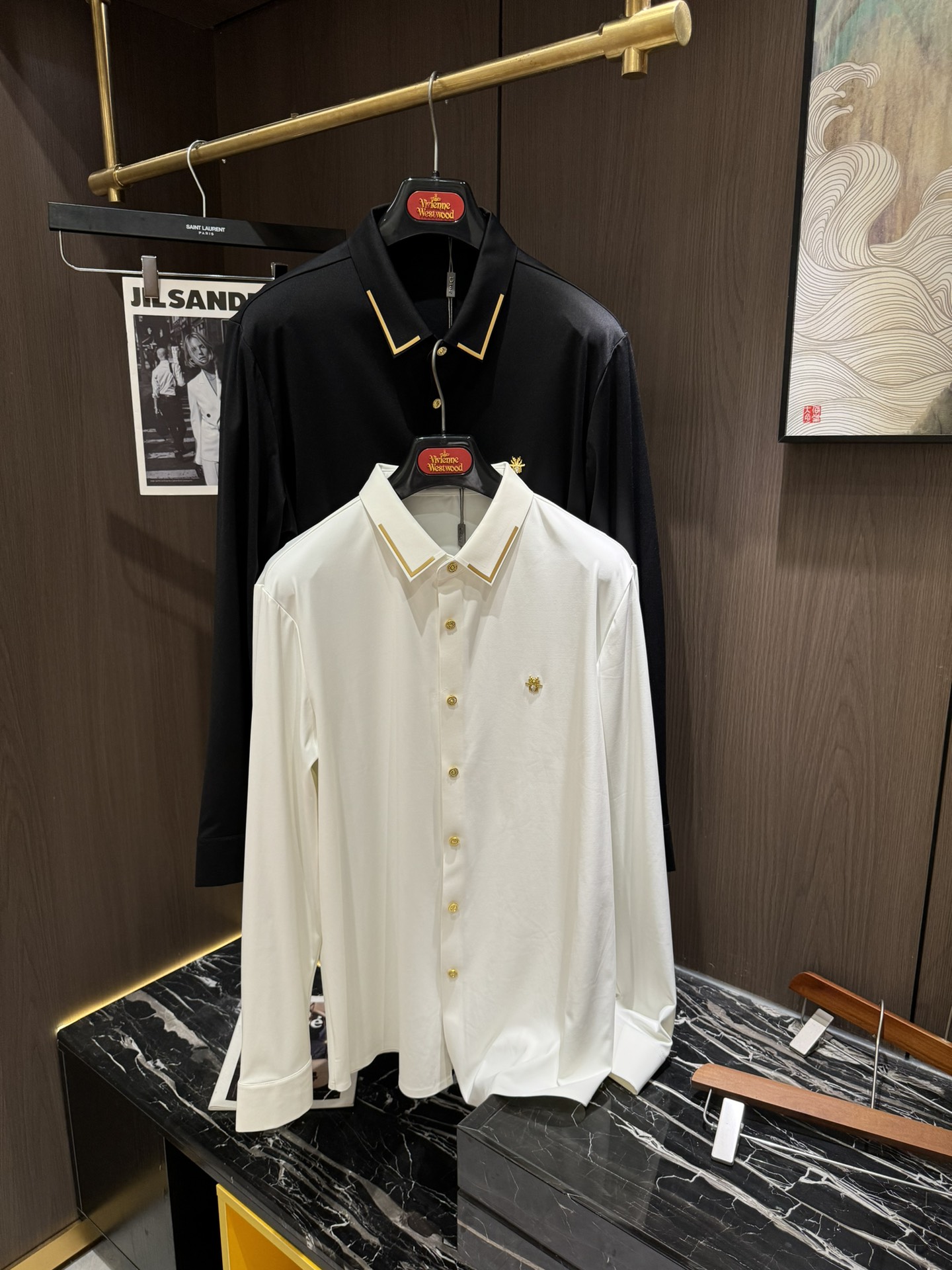 NO:528564,CD24S men's long-sleeved shirt for autumn and winter...Customer-supplied cotton fabrics, high density, silky and delicate touch, excellent close-fitting comfort and breathability, can accompany you to calmly deal with the four seasons of clothing...The classic LOGO body gives a new artistic conception...The basic combination of style cuts, the style is hard and upright, and the upper body is elegant and extraordinary, and it is effortless for daily business and casual matching!  !  !  Code number M-3XL, Shirts,alexander wang19860909CD24S秋冬男士长袖衬衫......客供棉质面料 密度高触感丝滑细腻 贴身舒适度与透气性都相当出色,能够伴你从容的应对四季穿着搭配.....衣身经典LOGO,给予全新意境遐想.......基础合体的版型裁剪,版型筋骨硬挺立正,上身气质儒雅不凡,对于日常商务休闲搭配不费吹灰之力！！！码数M-3XL,,shirts,alexander wang,Men's clothing