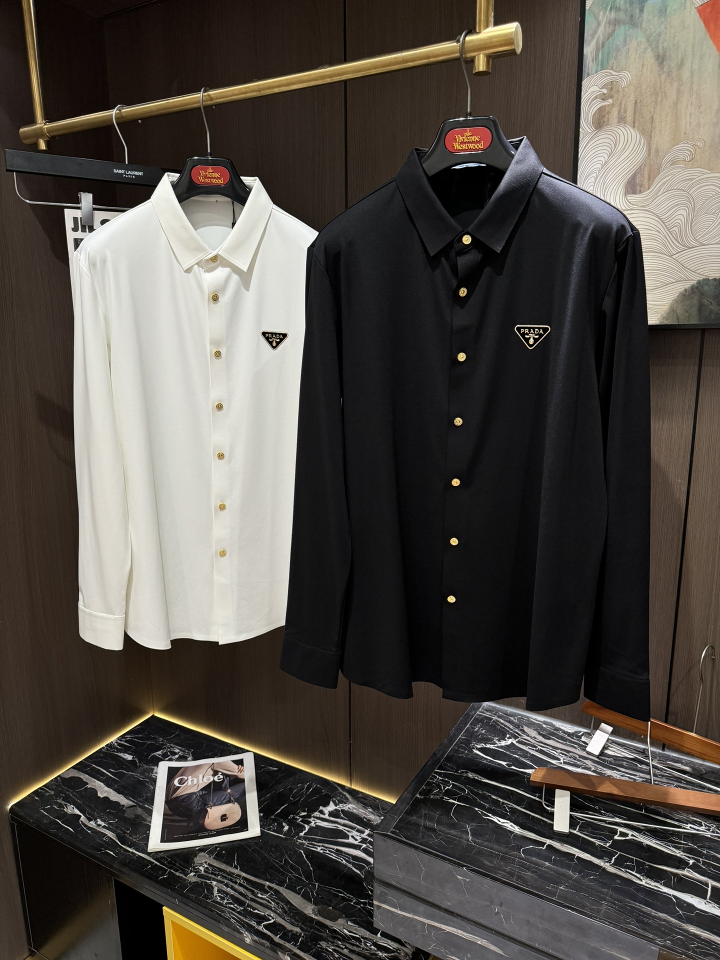 NO:528567,PRA24 autumn and winter men's long-sleeved shirt... Very commuting personality product. Chest triangle embroidery is very recognizable and gives people a simple and high-standard feeling.... It uses high-quality mercerated pure cotton fabric, which is more skewed than ordinary cotton shirts, is crisp and stylish, and is not easy to wrinkle. It is very stylish when worn alone or stacked!  !  !  Code number M-3XL, prada,shirts,alexander wang19860909PRA24秋冬男士长袖衬衫.......非常通勤的性格产品 胸口三角刺绣,极具辨识度整体给人一种简约高规格感觉........采用优质丝光纯棉面料,比普通的棉衬衫更具筋骨感, 挺括且有型,不易褶皱 单穿或叠搭都很有风格！！！码数M-3XL,,prada,shirts,alexander wang,Men's clothing