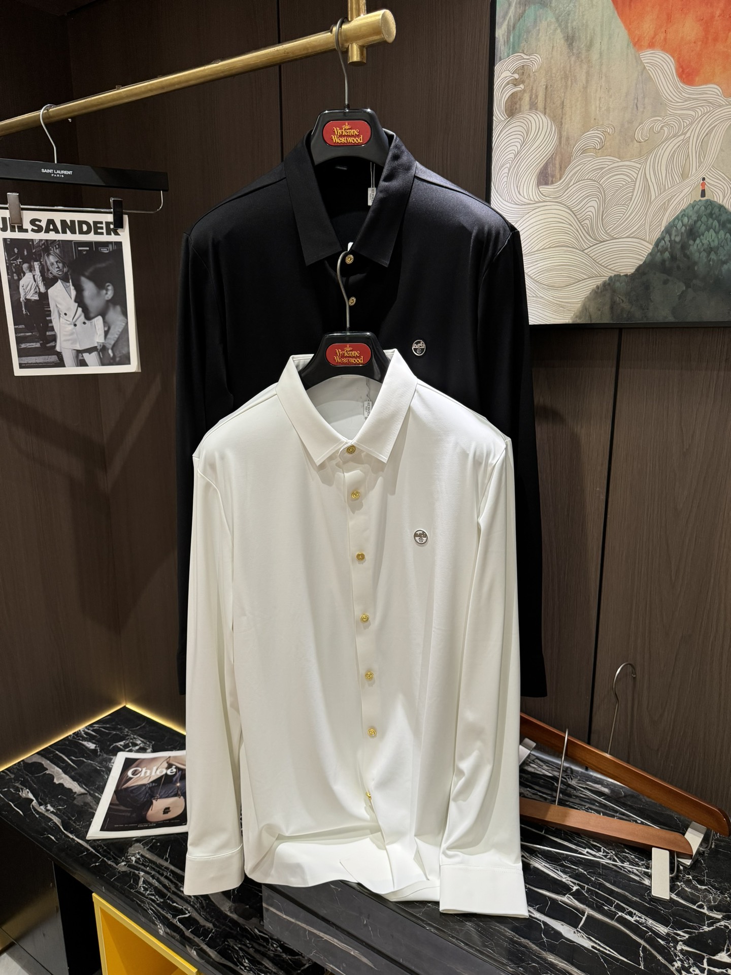 NO:528576,HER new product, full-quality men's long-sleeved shirt!  !  !  Company products, perfect details on chest printing......Modern and elegant style, both single and inner wear are the best!  !  !  The narrow collar is more wonderful and unique to the specific style of men!  !  Shirts are a must-have for every man, with classic cut without losing the high-end, and have a good outline... The ready-to-wear is made of mercerized cotton fabric, with a super high number of silk-like texture, feel, density and luster in the industry!  !  Code number M-3XL, Shirts,alexander wang19860909HER新品 全品相男士长袖衬衫！！！公司货,胸口印花完美细节…………现代的优雅造型,单穿还是内搭都是极品！！！窄领更为美妙绝伦隶属男人特定的风格！！衬衫是每个男人的必备品,裁剪经典而不失高档,轮廓备具...成衣选用了丝光棉面料,超高的支数如蚕丝般的质感 手感 密度和光泽都是业界屈指可数的！！码数M-3XL,,shirts,alexander wang,Men's clothing