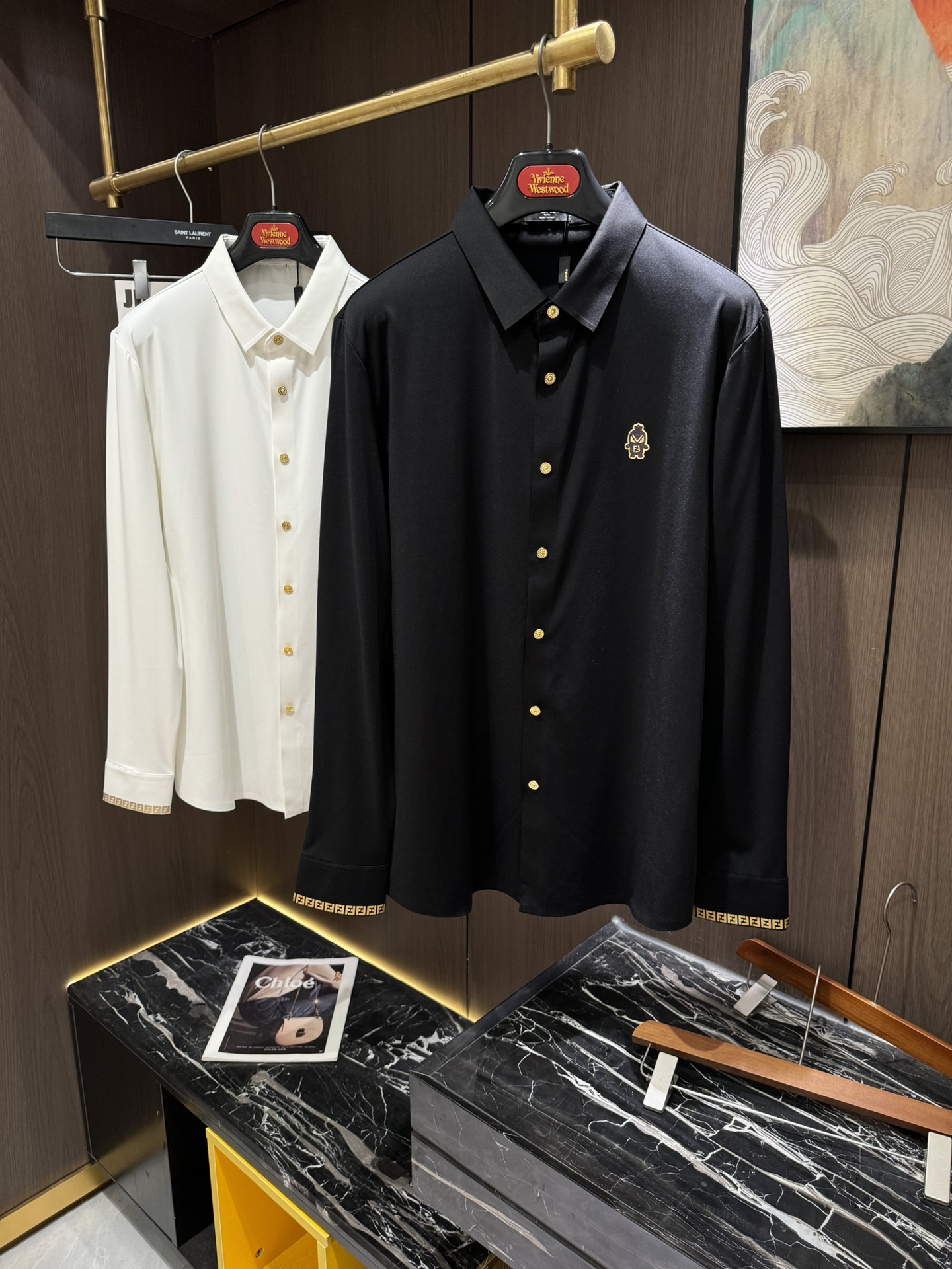 NO:528562,FD24S new casual long-sleeved shirt!! Long-sleeved shirt worn for urban daily and business travel. The style is simple and neat, and it uses imported mercerized cotton fabric, which highlights quality and comfort. The chest cartoon print embellishment is simple and not monotonous. It has both sporty functionality and does not lack fashionable casualness. The style is simple and three-dimensional, fits the body, and can meet the needs of many scenes such as daily life or urban commuting. It is really beautiful and comfortable to wear!  !  Code number M-3XL, Shirts,alexander wang19860909FD24S新款休闲长袖衬衫!!都市日常与商务出行穿着的长袖衬衫.款型简约利落,采用进口丝光棉质面料,品质与舒适性凸显.胸口卡通印花点缀,款式简约又不显单调,既有运动的功能性,又不缺乏时尚的休闲感,版型简约立体,贴合身型,可满足日常生活或都市通勤等多场景穿着,穿它是真的好看又舒服！！码数M-3XL,,shirts,alexander wang,Men's clothing