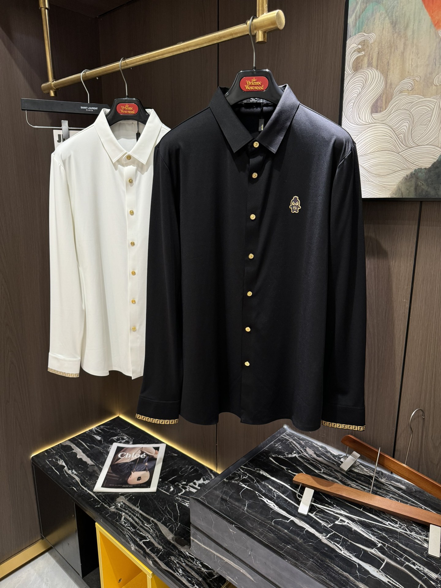 NO:528560,FD24S new casual long-sleeved shirt!! Long-sleeved shirt worn for urban daily and business travel. The style is simple and neat, and it uses imported mercerized cotton fabric, which highlights quality and comfort. The chest cartoon print embellishment is simple and not monotonous. It has both sporty functionality and does not lack fashionable casualness. The style is simple and three-dimensional, fits the body, and can meet the needs of many scenes such as daily life or urban commuting. It is really beautiful and comfortable to wear!  !  Code number M-3XL, Shirts,alexander wang19860909FD24S新款休闲长袖衬衫!!都市日常与商务出行穿着的长袖衬衫.款型简约利落,采用进口丝光棉质面料,品质与舒适性凸显.胸口卡通印花点缀,款式简约又不显单调,既有运动的功能性,又不缺乏时尚的休闲感,版型简约立体,贴合身型,可满足日常生活或都市通勤等多场景穿着,穿它是真的好看又舒服！！码数M-3XL,,shirts,alexander wang,Men's clothing