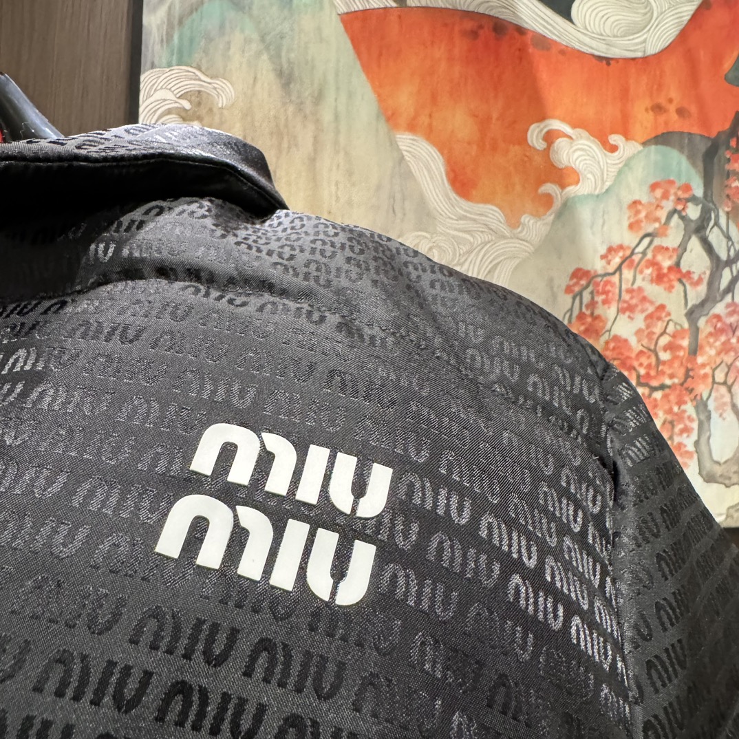 MIUMIU24S秋冬男士羽绒服外套白鸭绒填充表层轻薄的聚酯纤维面料制有防风防水透气性能呈现哑光柔亮质感