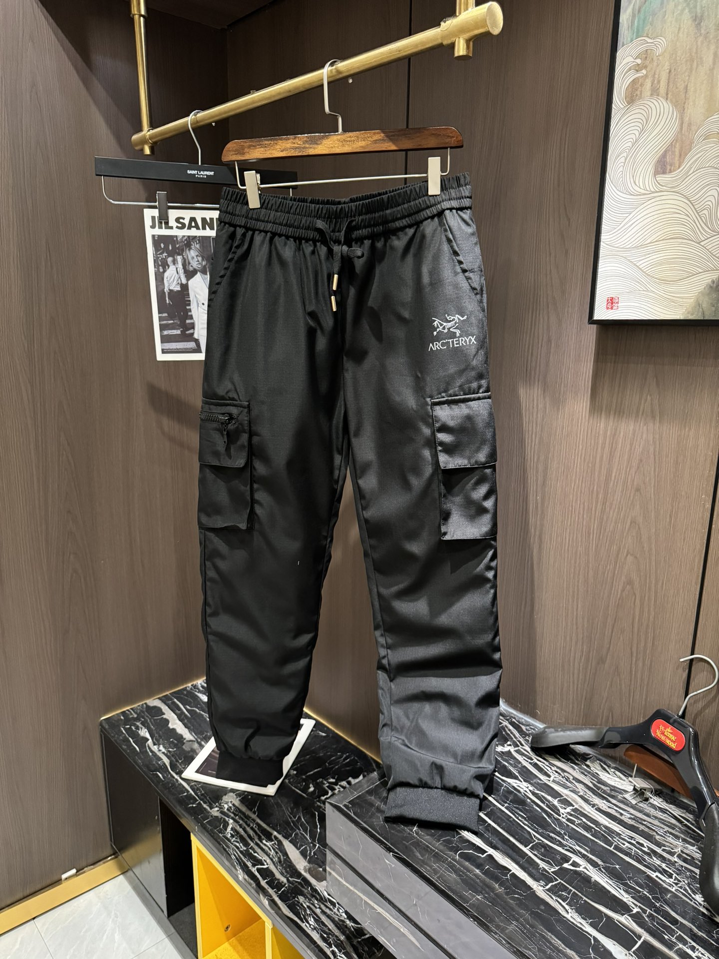 NO:610294,ARC25S new autumn and winter men's down pants# Classic down trousers with large down filling inside, comfortable and warm. They are sporty and fashionable and are not afraid of the severe cold in autumn and winter. They are ultra-light and warm, with exquisite craftsmanship details, smooth lines and delicate craftsmanship, plus a cool design that makes the upper body super handsome!  A must-have for cold places in autumn and winter. Winter will keep you from freezing. One piece is worth three!  Size M-4XL,,down jacket,alexander wang19860909ARC25S秋冬新款男士羽绒裤# 经典羽绒长裤,内里大朵绒填充,舒适保暖.运动时尚的同时无惧秋冬严寒.超轻又保暖,工艺细节精细到位,流畅的线条与细腻的工艺,再加上酷感设计上身超帅的一款！秋冬寒冷之地必选,冬天使你不再冷冻,一件抵三件！码数M-4XL,,down jacket,alexander wang,Men's clothing