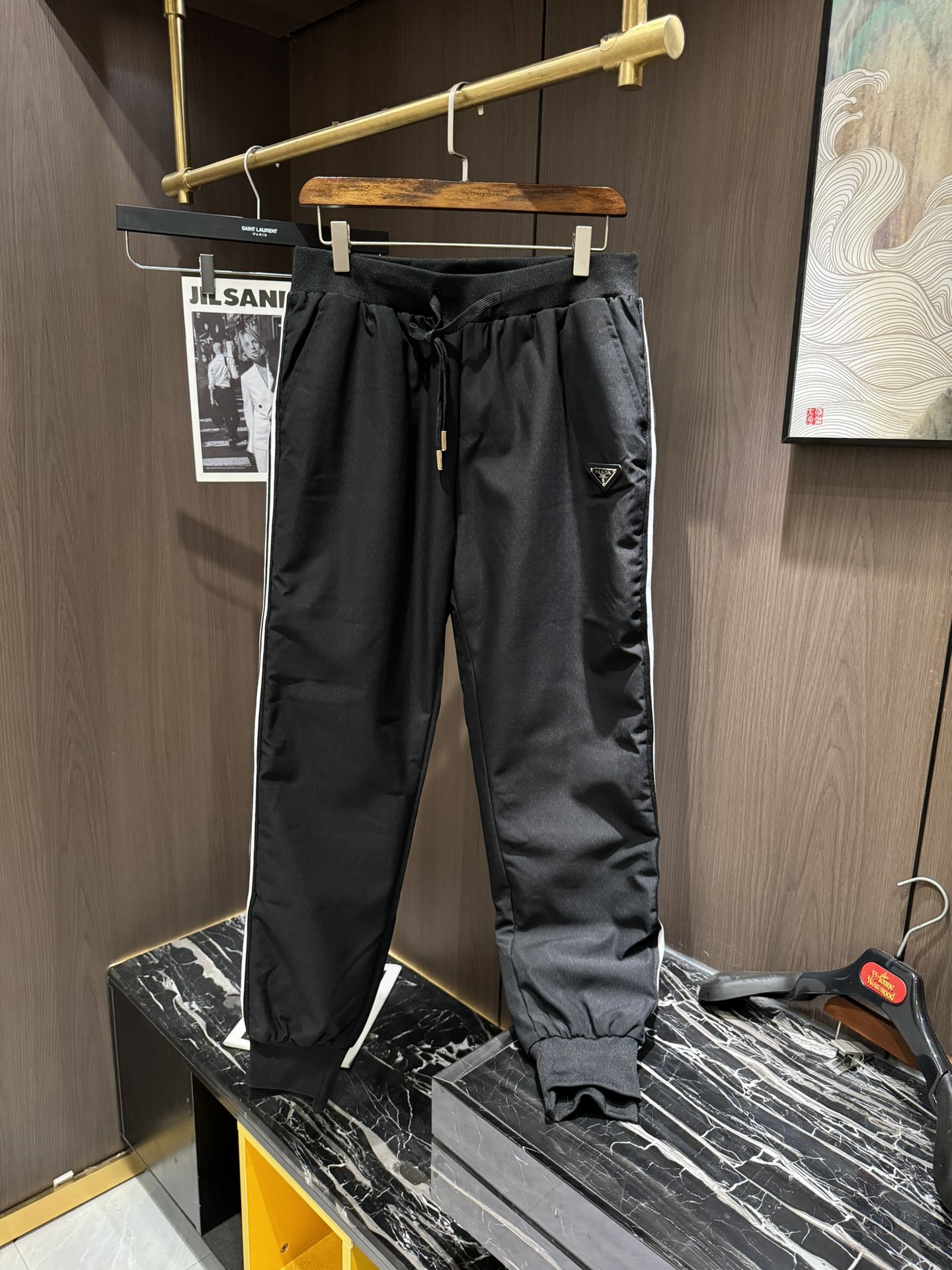 NO:610281,PRA25S new autumn and winter men's down pants# Classic down trousers with large down filling inside, comfortable and warm. They are sporty and fashionable and are not afraid of the severe cold in autumn and winter. They are ultra-light and warm, with fine craftsmanship details, smooth lines and delicate craftsmanship, plus a cool design that makes the upper body super handsome!  A must-have for cold places in autumn and winter. Winter will keep you from freezing. One piece is worth three!  Size M-4XL,,prada,down jacket,alexander wang19860909PRA25S秋冬新款男士羽绒裤# 经典羽绒长裤,内里大朵绒填充,舒适保暖.运动时尚的同时无惧秋冬严寒.超轻又保暖,工艺细节精细到位,流畅的线条与细腻的工艺,再加上酷感设计上身超帅的一款！秋冬寒冷之地必选,冬天使你不再冷冻,一件抵三件！码数M-4XL,,prada,down jacket,alexander wang,Men's clothing