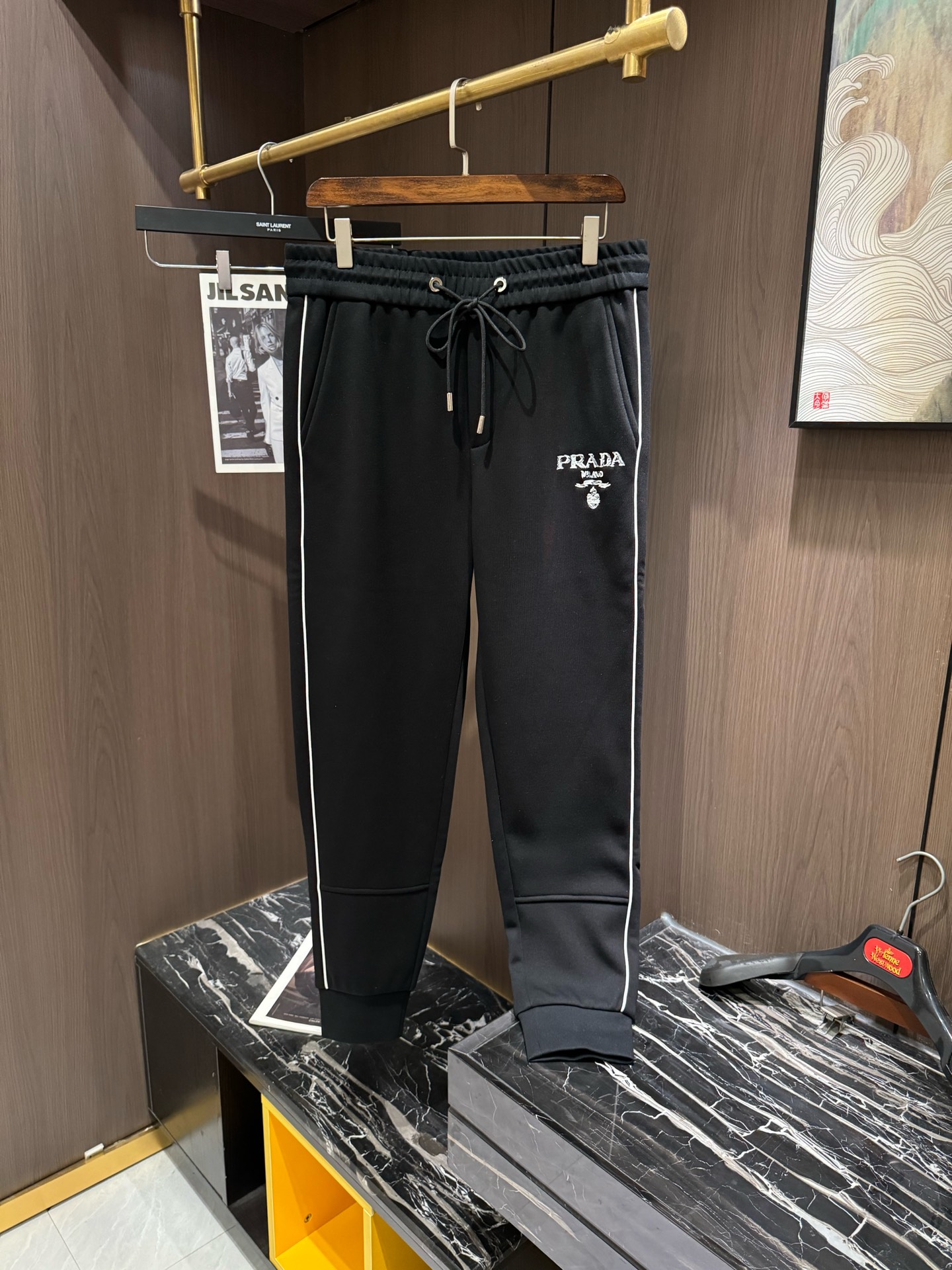 NO:118991,Prada Print Drawstring and Fleece casual pants Fashion series, unique composition design, Drawstring and casual shorts Start to order and dye and spin. A large domestic manufacturer exports to Japan and supplies fabrics from several top brands. It feels soft and glutinous, quite wide and stylish, solving the problem of washing and discoloration. The pants are neat and elegant, and the upper body looks superb and handsome. Size M-4XL, prada, shorts, alexander wang19860909普拉达 印花 抽绳加绒休闲裤 时尚系列,独特拼料设计,抽绳休闲短裤 订纱开始订染和订纺. 国内某大厂出口日本 和供应几大顶级品牌的面料. 手感软糯 , 挺阔有型 , 解决 , 洗涤变色的问题. 裤型利落大气 , 上身显高超帅. 尺码M-4XL,,prada,shorts,alexander wang,Men's clothing