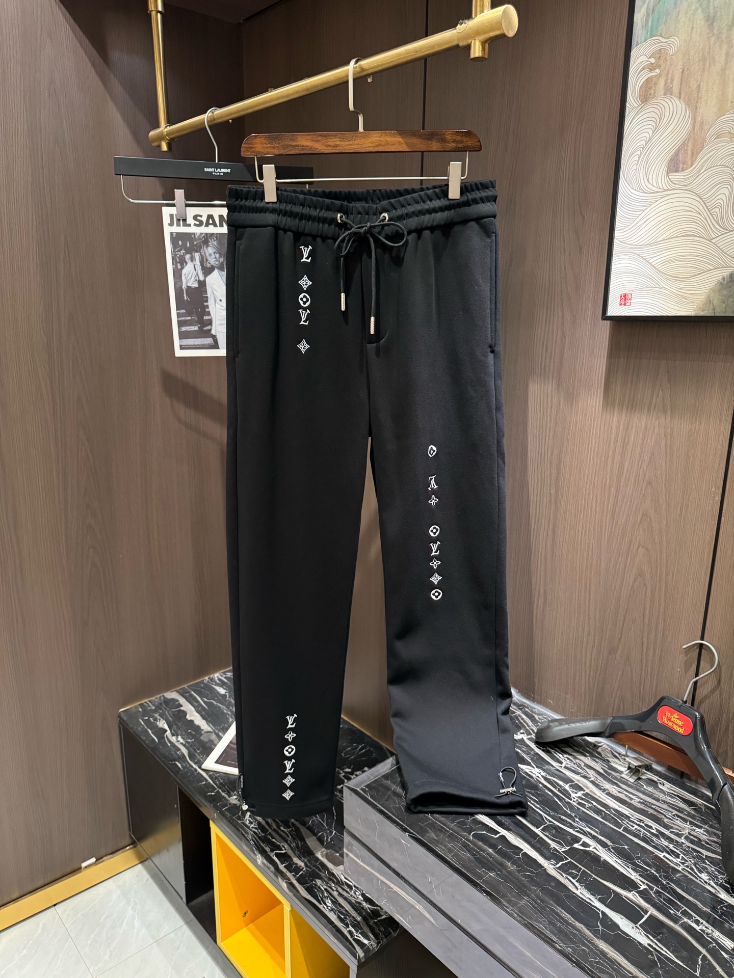 NO:118988,LV printing, drawstring and fleece casual pants, fashion series, unique composition design, drawstring casual shorts, yarn ordering and dyeing. A large domestic manufacturer exports to Japan and supplies fabrics from several top brands. It has a soft and glutinous feel, is quite wide and stylish, solving the problem of washing and discoloration. The pants are neat and atmospheric, and the upper body looks super handsome. Size M-4XL,,louis vuitton, shorts,alexander wang19860909LV 印花 抽绳加绒休闲裤 时尚系列,独特拼料设计,抽绳休闲短裤 订纱开始订染和订纺. 国内某大厂出口日本 和供应几大顶级品牌的面料. 手感软糯 , 挺阔有型 , 解决 , 洗涤变色的问题. 裤型利落大气 , 上身显高超帅. 尺码M-4XL,,louis vuitton,shorts,alexander wang,Men's clothing