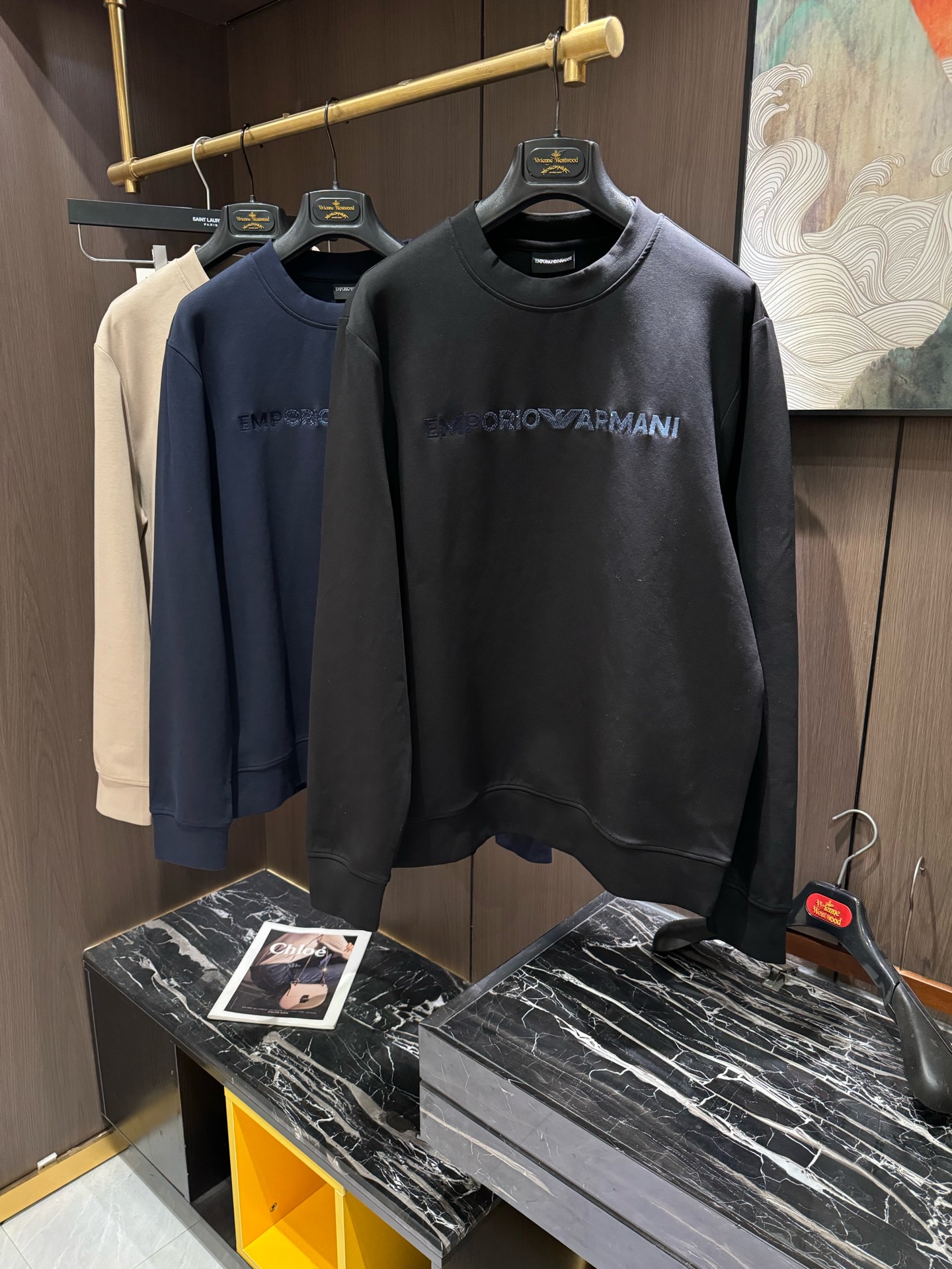 NO:118999,EMPORIO ARMANI Autumn and winter men's full round neck embroidered pullover sweatshirt. This sweatshirt is selected from soft and comfortable fabrics, with clean and simple lines, and can be matched with jeans/sports pants to create an ideal casual/sports outfit. The chest is decorated with a small brand LOGO embroidery, exuding a vibrant and casual atmosphere. Color black royal blue khaki S M L XL S bust 108 shoulder width 45 sleeve length 64 clothes 68 M bust 112 shoulder width 47 sleeve length 65 clothes 70 L bust 114 shoulder width 49 sleeve length 66 clothes 72 XL bust 120 shoulder width 51 sleeve length 67 clothes 74,,armani,armani,hoodie,sweatshirts,jeans,alexander wang19860909EMPORIO ARMANI/阿玛尼 秋冬男士全圆领刺绣套头卫衣 .此款卫衣甄选柔软舒适的面料,干练简洁的线条,可与牛仔裤/运动裤搭配,打造理想的休闲/运动装扮.胸前饰有小巧的品牌LOGO刺绣,散发活力休闲气息. 颜色黑色 宝蓝 卡其 码数S M L XL S胸围108肩宽45袖长64衣长68 M 胸围112肩宽47袖长65衣长70 L 胸围114肩宽49袖长66衣长72 XL 胸围120肩宽51袖长67衣长74,,armani,armani,hoodie,sweatshirts,jeans,alexander wang,Men's clothing