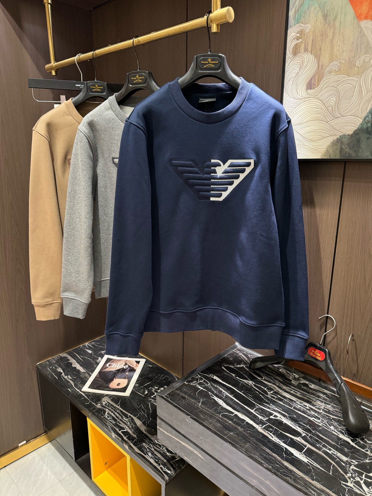 NO:119001,EMPORIO ARMANI Cotton stretch round neck sweatshirt for couples in autumn and winter. This EMPORIO ARMANI sweatshirt is made of skin-friendly cotton fabric, standard fitting style, ribbed spliced ​​round neck, comfortable to wear, flexible and flexible. The front is decorated with large two-color eagle embossed pattern, with herringbone embroidery as the base, with bright contrast, and the matching details show more trendy and personalized. Color black Navy blue Flower gray Khaki Size S M L XL S bust 102 Shoulder width 43 Sleeve length 63 Long 67 M bust 106 Shoulder width 45 Sleeve length 64 Long 69 L bust 110 Shoulder width 47 Sleeve length 65 Long 71  XL bust 114 shoulder width 49 sleeve length 66 clothes length 73, armani, armani, hoodie, sweatshirts, alexander wang19860909EMPORIO ARMANI 阿玛尼秋冬男女同款情侣棉质弹力圆领卫衣.此款 EMPORIO ARMANI 卫衣采用亲肤的棉质面料,标准合身版型,罗纹拼接圆领,舒适穿着,灵活自如.正面饰有大幅双色鹰标压花图案,以人字纹刺绣为底,对比鲜明,相搭色的细节更显潮流个性. 颜色黑色 海军蓝 花灰 卡其 码数S M L XL S胸围102肩宽43袖长63衣长67 M胸围106肩宽45袖长64衣长69 L胸围110肩宽47袖长65衣长71 XL胸围114肩宽49袖长66衣长73,,armani,armani,hoodie,sweatshirts,alexander wang,Men's clothing